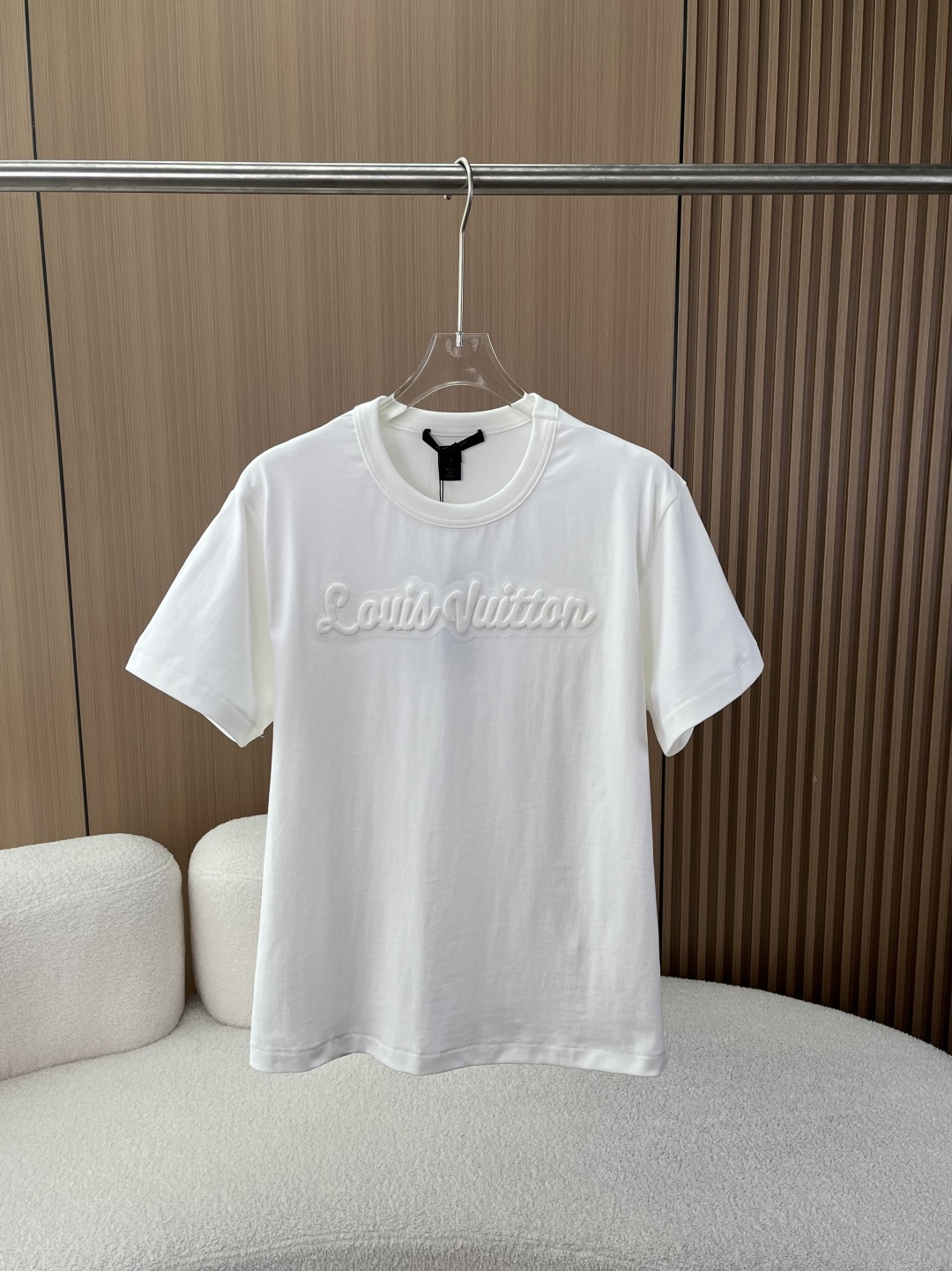 NO:839063,(Original customization) Louis Vuitton Louis Vuitton tone-on-color three-dimensional embossed white T｜Minimalist and high-end ceiling design highlights Low-key luxury, at a glance, the high-end chest uses the same color three-dimensional embossing process to present the LV classic handwritten logo. From a distance, it is a clean pure white T, and from a close look, it is a three-dimensional texture that is easily accessible. The brand recognition is hidden in the details, which is unobtrusive but has its own nobility.  Minimalist style, standard loose shoulder cut that doesn't pick up on body shape, not tight, not slumped, easily adapts to various body shapes, neat and stylish for boys, lazy and casual for girls, truly a versatile style for men and women. Full of details, high-density densely spun pure cotton fabric with high texture, soft and skin-friendly, not easy to deform and yellow after long washing; the neckline and cuffs are reinforced with dense wiring, durable and anti-wear, and can be used for daily commuting and leisure outings.  Pair it with trousers/casual trousers + loafers for light business work, and you can instantly transform into a neat workplace look, which is low-key and noble without being exaggerated. Pair it with jeans/sports shorts + white shoes for daily casual style, which can easily control the relaxation, and is suitable for going out and dating. A classic white T that can be worn for many years, integrates LV's luxury brand genes into daily life, and uses minimalist design to interpret the sense of luxury. It is a must-have item in the wardrobe that will never go out of style., louis vuitton, louis vuitton, louis  vuitton,loafers,shorts,jeans,19860909（原版定制） Louis Vuitton 路易威登同色立体压花白T｜极简高级感天花板 设计亮点 低调奢感,一眼高级胸口以同色立体压花工艺呈现LV经典手写体标识,远看是干净利落的纯白T,近看是触手可及的立体肌理,把品牌辨识度藏在细节里,不张扬却自带贵气. 极简版型,不挑身材标准宽松落肩剪裁,不紧绷、不软塌,轻松适配各种身形,男生穿利落有型,女生穿慵懒随性,真正的男女同款百搭款. 细节拉满,质感在线高支密纺纯棉面料,柔软亲肤又有筋骨,久洗不易变形、不易发黄；领口、袖口做加密走线加固,耐穿抗造,日常通勤、休闲出街都能hold住. 通勤轻商务搭配西裤/休闲西裤+乐福鞋,秒变利落职场造型,低调显贵不浮夸. 日常休闲风配牛仔裤/运动短裤+小白鞋,轻松拿捏松弛感,出街、约会都合适. 一件能穿N年的经典白T,把LV的奢牌基因融入日常,用极简设计诠释高级感,是衣柜里永远不会过时的刚需单品,,louis vuitton,louis vuitton,louis vuitton,loafers,shorts,jeans,,Women's clothing