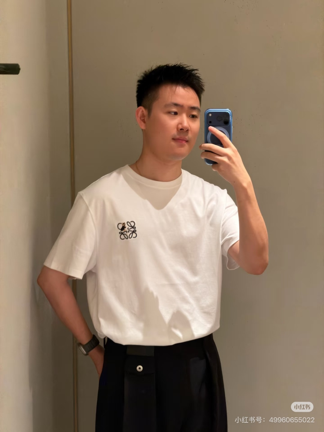 NO:824417,It adopts a loose, dropped-shoulder wide-cut cut, and is the same style for men and women. It is highly tolerant to all body shapes (skinny, slightly fat, and strong). It hides fat and makes you look slimmer, creating an unintentional sense of relaxation. It is suitable for the current popular oversize wear.,versace,19860909采用宽松落肩阔版剪裁,男女同款,对所有身形（瘦、微胖、壮硕）都有极强包容性,藏肉显瘦,打造不刻意的松弛感,适配当下流行的Oversize穿搭,,versace,,Women's clothing