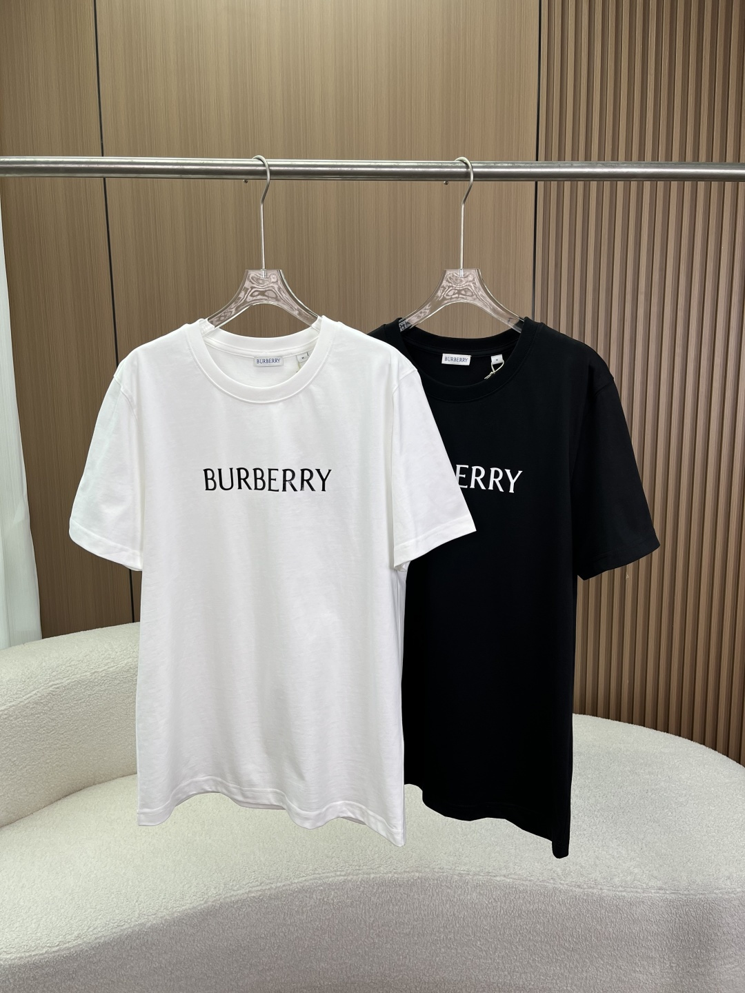 NO:844042,(Original customization, same style for men and women) The core design and features of Burberry's classic letter-printed round-neck short-sleeved T-shirt. The brand logo is printed with BURBERRY's capital letters Logo in the center of the chest. The font is simple and neat, which is a highly recognizable design element of the brand. The cut is a classic loose round-neck version, with a moderate length, taking into account comfort and neat visual effects, and is suitable for a variety of body shapes and wearing scenarios.  The neckline is made of high-density threaded round neck, which is not easy to deform after long-term wear, ensuring the fit and durability of the wear. The fabric is pure cotton (COTTON), which is skin-friendly and breathable, has strong sweat absorption, and is suitable for daily wear in spring and summer. The texture of the fabric is fine, with moderate drape, soft and comfortable to wear, and has good wrinkle resistance. For daily casual wear, pair it with straight jeans/dungarees + white shoes/sneakers to create a minimalist and advanced Clean Fit style.  Wear it as an inner layer in spring and autumn, with a denim jacket, windbreaker or knitted cardigan as an outer layer, revealing the letter logo details to enhance the layering of the outfit. Wear it with casual trousers for light business, or wear a casual suit as an outer layer, which is comfortable yet formal, suitable for light business occasions.,,burberry,burberry,jeans,jackets & coats,T-shirt,tees,t-shirt,business suit,19860909（原版定制、男女同款） Burberry（巴宝莉）经典字母印花圆领短袖T恤核心设计与特征 品牌标识胸前正中印有BURBERRY大写字母Logo,字体简洁利落,是品牌辨识度极高的设计元素. 版型剪裁经典宽松圆领版型,衣长适中,兼顾舒适感与利落的视觉效果,适配多种身材与穿搭场景. 领口工艺高密度螺纹圆领,久穿不易变形,保证穿着的贴合度与耐用性. 面料 纯棉（ COTTON）,亲肤透气,吸汗性强,适合春夏季节日常穿着. 质感面料肌理细腻,垂坠感适中,穿着柔软舒适,同时具备良好的抗皱性. 日常休闲搭配直筒牛仔裤/工装裤 + 小白鞋/板鞋,打造极简高级的Clean Fit风格. 叠穿搭配春秋季作为内搭,外搭牛仔外套、风衣或针织开衫,露出字母Logo细节,提升穿搭层次感. 轻商务搭配休闲西裤,外搭休闲西装,舒适又不失正式感,适配轻商务场合.,,burberry,burberry,jeans,jackets & coats,T-shirt,tees，t-shirt,business suit,,Women's clothing