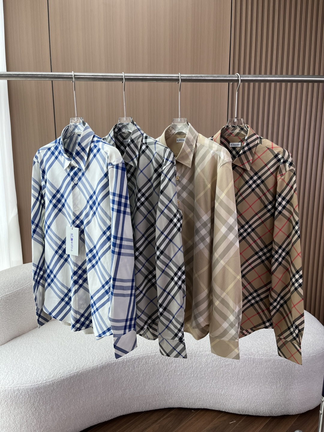 NO:826128,BURBERRY | Burberry Retro Poplin Plaid Cotton Classic Medium Plaid Long Sleeve Shirt. On sale on the official website, same style at the counter. The classic short-sleeved shirt looks good no matter how you wear it. Burberry village clothes are very particular about quality, and the classic style is a hit every year. Available in 4 colors, suitable for all ages. Produced by a professional shirt OEM!  Each piece is strictly hand-cut to ensure that the pattern of the clothes matches the pattern!  The high-end atmosphere of the grid and stripes is high-end ~ Made of pure cotton with Burberry plaid, the royal fabric has a fine texture and silky feel. After repeated processing through multiple processes, it is anti-wrinkle, stereotyped, never fades, has first-class texture, close-fitting and comfortable, breathable and soft!  Original factory customized logo buckle, connoisseurs will know the quality of the materials after using it!  The body is made of eye-catching gradient plaid cotton fabric, which is soft, delicate, breathable and skin-friendly. The small pointed collar is slim and has a versatile British style. The upper body effect is great, and it is a popular style!  The loose version is easy to wear and slimming regardless of height. It can be worn at any age with different elegant temperaments. If you like loose and a bit fashionable, you must keep it. The classic style is a good choice for outer wear and inner wear. The overall feeling is very elegant!  Every detail of the whole product reflects the craftsmanship and technology that a major manufacturer should have!  Produced by OEM, pure original order!  All three standards are complete!  Shop around at the store!  Super awesome guy, close your eyes and enter!  ,,burberry,burberry,shirts,T-shirt,19860909BURBERRY ｜巴宝莉 复古府绸格纹棉质经典中格衬衫长袖 官网在售,专柜同款 经典版型短袖衬衫怎么穿都好看,巴宝莉村衣很讲究品质,经典的款式每年都是爆款 4色齐发,适合各个年龄专业的衬衫代工厂出品！每件都严格手工裁剪,保证衣服格纹对格！对格对条高端大气上档次~ 客供巴宝莉格纹纯棉材质,御用面料织纹细腻手感丝滑,经过多重工艺反复处理,抗皱,定型,永不褪色,手感质感一流,贴身舒适,透气柔软！ 原厂定制logo扣,行家上手便知用料的好坏！ 衣身吸睛渐变格纹棉面料,柔软细腻舒爽透气亲肤 小尖领修身气质百搭英伦风,上身效果超赞,百搭爆款！ 宽松的版型,不挑身高好穿显瘦,任何年龄都能穿出不同的优雅气质,喜欢宽松而又有点时尚的,必留款 经典的款式,外穿内搭都是很不错的选择,整体感觉非常有气质！ 从整体的每处细节来看都体现出了大厂该有的工艺和技术！ 代工厂出品,纯原单！三标齐全！ 货比专柜！超级牛货闭眼入！,,burberry,burberry,shirts,T-shirt,,Women's clothing