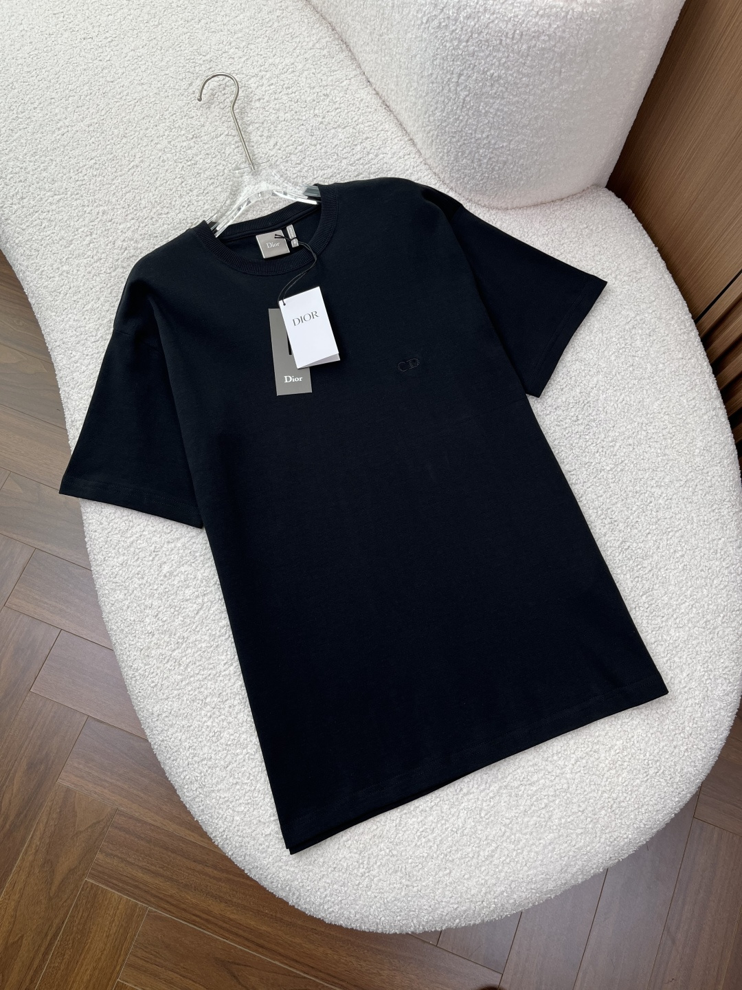 NO:834374,The loose cut adopts a slightly loose shoulder/shoulder design, which is not tight or bloated, and is very tolerant to the body shape. It is the same style for men and women, and can be worn to create a relaxed feeling.,,19860909宽松剪裁采用略宽松的落肩/正肩设计,不紧绷、不臃肿,对身材包容度极高,男女同款,可打造松弛感穿搭.,,,Women's clothing
