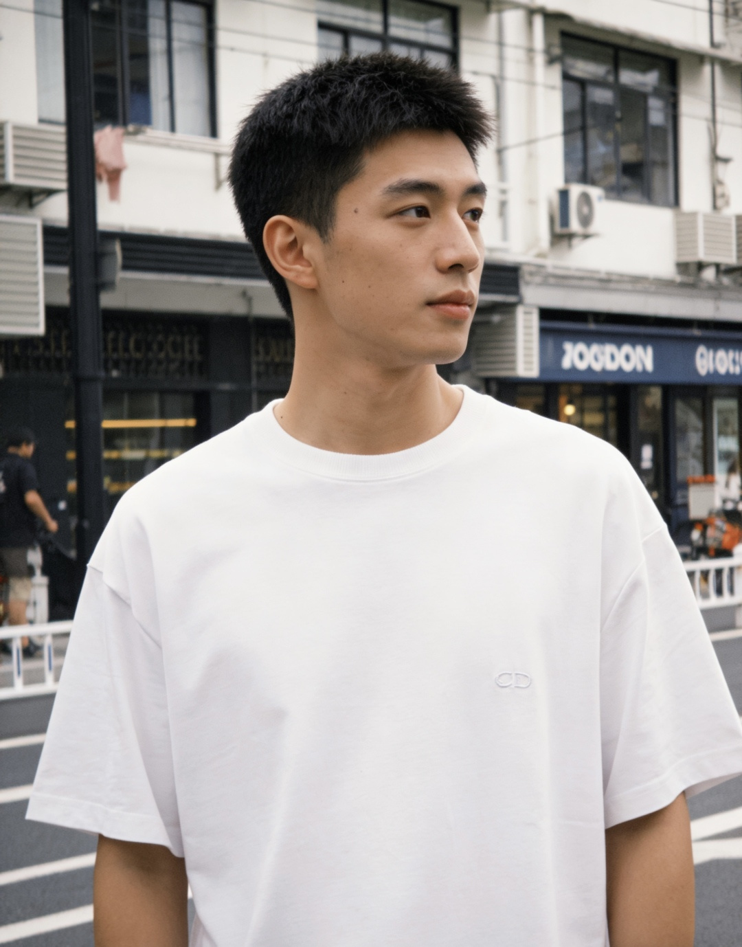 NO:834345,Couple style, daily casual style T-shirt + straight jeans + white shoes/moral shoes, creating a minimalist commuting style, suitable for work, shopping, and dating.,,jeans,tees,t-shirt,19860909情侣款 日常休闲风T恤 + 直筒牛仔裤 + 小白鞋/德训鞋,打造极简通勤风,适配上班、逛街、约会.,,jeans,tees，t-shirt,,Women's clothing