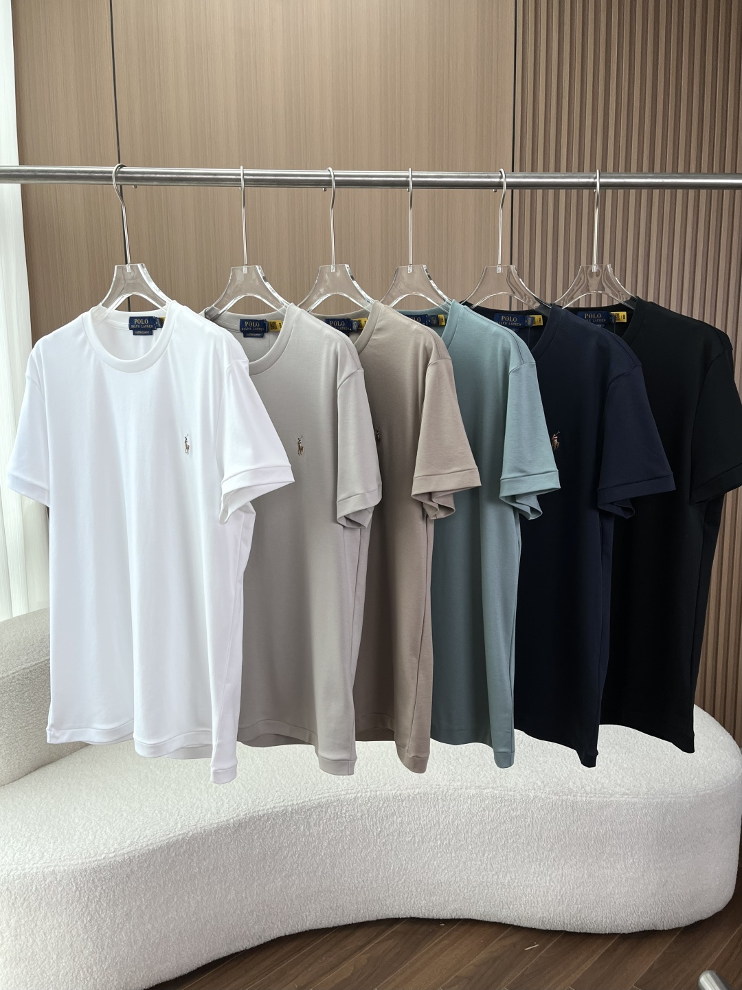 NO:808345,(In stock) Polo Ralph Lauren (Ralph Lauren polo series) classic pony logo round neck short-sleeved T-shirt. Core design and features. The brand logo is embroidered with the brand's iconic golden pony rider embroidery logo on the left chest, which is the classic identification symbol of Polo Ralph Lauren and low-key highlights the brand identity. The tailoring adopts a loose off-shoulder version, with a moderate length, taking into account comfort and neat visual effects, and is suitable for a variety of body shapes and wearing scenarios.  The neckline is made of high-density threaded round neck, which is not easy to deform after long-term wear, ensuring the fit and durability of the wear. Materials and ingredients: The fabric is pure cotton, skin-friendly, breathable, and highly sweat-absorbent, suitable for daily commuting and casual wear. The textured fabric has a slight texture, and the vision is more layered. For daily casual wear, pair it with straight jeans/dungarees + white shoes/loafers to create a classic American preppy style.  Wear it layered in spring and autumn as an inner wear, with a denim jacket, baseball jacket or knitted cardigan on the outside to expose the pony logo details to enhance the sophistication of the outfit. Wear it with casual trousers for light business, and wear it with casual suits outside, which is comfortable yet formal, suitable for light business occasions.,,loro piana,loafers,jeans,jackets & coats,jackets & coats,T-shirt,tees,t-shirt,business suit,19860909（现货） Polo Ralph Lauren（拉夫劳伦马球系列）经典小马标圆领短袖T恤 核心设计与特征 品牌标识左胸位置绣有品牌标志性的金色小马骑手刺绣标,是Polo Ralph Lauren的经典识别符号,低调彰显品牌身份. 版型剪裁采用宽松落肩版型,衣长适中,兼顾舒适感与利落的视觉效果,适配多种身材与穿搭场景. 领口工艺高密度螺纹圆领,久穿不易变形,保证穿着的贴合度与耐用性. 材质与成分 面料纯棉,亲肤透气,吸汗性强,适合日常通勤与休闲穿着. 质感面料带有轻微肌理感,视觉更具层次. 日常休闲搭配直筒牛仔裤/工装裤 + 小白鞋/乐福鞋,打造经典美式Preppy风格. 叠穿搭配春秋季作为内搭,外搭牛仔外套、棒球夹克或针织开衫,露出小马标细节,提升穿搭精致感. 轻商务搭配休闲西裤,外搭休闲西装,舒适又不失正式感,适配轻商务场合.,,loro piana,loafers,jeans,jackets & coats,jackets & coats,T-shirt,tees，t-shirt,business suit,,Women's clothing