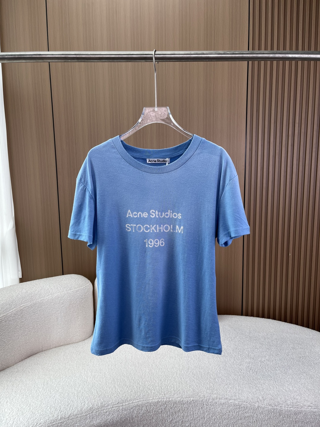 NO:839053,(Original customization) Acne Studios 1996 series sky blue distressed T-shirt 1. Composition and texture The core material is pure cotton. The fabric characteristics are made of high-count combed cotton + distressed snowflake texture treatment. It is different from ordinary pure cotton fabrics with a slightly transparent bamboo texture (snowflake feel), not a smooth surface, and is visually more layered and retro. Moderate weight, refreshing and breathable for spring and summer wear, without feeling stuffy.  The skin-friendly properties have been pre-washed, making it soft and waxy on the hands. There is no itching on the upper body. Sensitive skin can wear it with confidence. 2. Washing process (soul highlight). The distressed wash has been rinsed with multiple enzymes. The background color of the fabric shows a high-grade matte sky blue, not a bright blue, and comes with a 'retro filter'  The letter pattern of the printing process uses distressed glue/watermark technology, which feels integrated with the fabric (no heavy glue feeling). The edges have a natural frayed edge, simulating a worn-in retro effect. Style design details (slimming & versatile) 1. Tailoring. The silhouette is loose and dropped shoulder design (Relaxed Fit), not tight and not clinging to the flesh. The flesh-covering tool hides arm fat and belly fat, and is extremely friendly to apple-shaped and pear-shaped figures.  The lazy atmosphere comes with a sense of casual relaxation, which is the core item of the 'old money style' and 'Clean Fit' styles. The neckline is a high-weight ribbed round neck, which has been reinforced and is not easy to deform or curl after long-term wear. Acne studios, dior, tees, t-shirt,19860909（原版定制） Acne Studios 1996系列 天蓝做旧T恤 1. 成分与质感 核心材质纯棉 面料特性采用高支精梳棉+做旧雪花肌理处理 区别于普通纯棉面料自带微透的竹节纹理（雪花感）,不是光滑面,视觉上更有层次感和复古味 克重适中春夏穿着清爽透气,无闷热感 亲肤性经过预洗处理,上手软糯,上身无刺痒感,敏感肌可放心穿着 2. 水洗工艺（灵魂亮点） 做旧水洗经过多重酵素漂洗,面料底色呈现高级雾面天蓝,不是鲜艳的正蓝,自带“复古滤镜” 印花工艺字母图案采用做旧胶浆/水印工艺,摸上去与面料融为一体（无厚重胶感）,边缘有自然的磨损毛边感,模拟穿旧的复古效果 版型设计细节（显瘦&百搭） 1. 剪裁 廓形宽松落肩设计（Relaxed Fit）,不紧身、不贴肉 遮肉神器隐藏手臂拜拜肉、肚子赘肉,对苹果型、梨型身材极度友好 慵懒氛围自带随性松弛感,是“老钱风”和“Clean Fit”风格的核心单品 领口高克重罗纹圆领,经过加固处理,久穿不易变形、不卷边,,acne studios,dior,tees，t-shirt,,Women's clothing