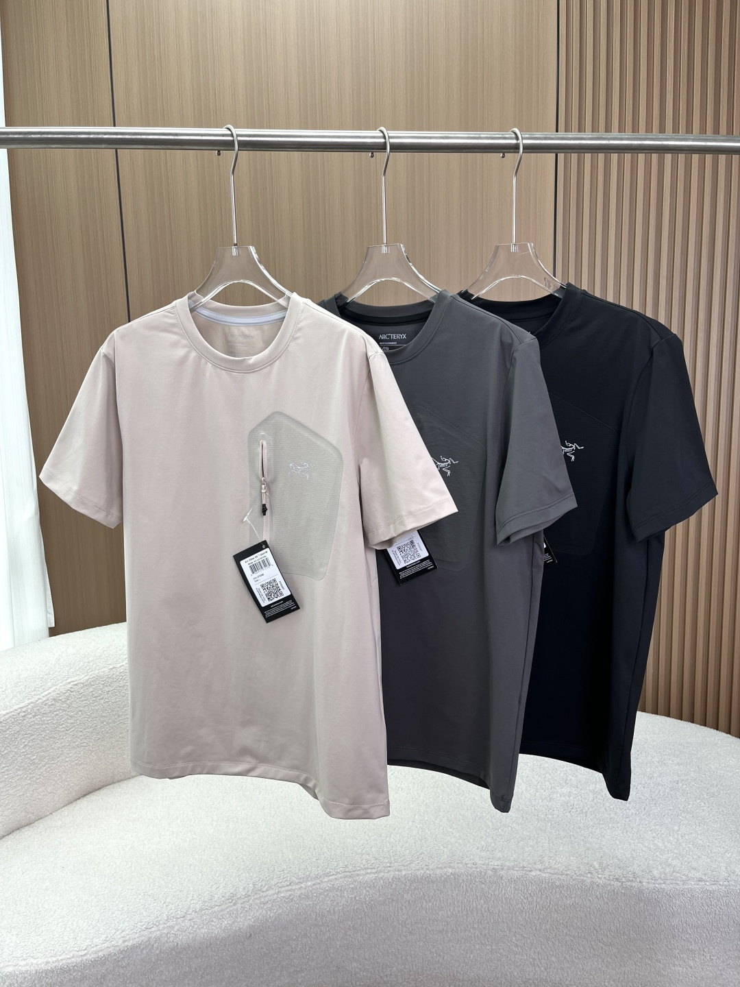 NO:827821,ARC'TERYX (Arc'teryx) quick-drying and breathable round-neck short-sleeved T-shirt. This is Arc'teryx's classic quick-drying and breathable round-neck short-sleeved T-shirt. It is available in 3 basic colors of black, dark gray and light khaki. It is an evergreen hard-core item of the brand, perfectly balancing professional outdoor performance and daily practicality. It is a must-have item for men to wear in many scenes in summer. 1. Fabric and material Core ingredients 90 polyester fiber + 10 spandex (excluding trim)  The polyester fiber (main body) is made of Arc'teryx's exclusive Fortius or TerraTex technology quick-drying fabrics, which have the ultimate moisture-wicking and quick-drying properties. They can instantly remove sweat from the body surface and evaporate quickly. It is dry and non-sticky during summer wear, saying goodbye to sweating embarrassment. The spandex (10) provides 4-way high elasticity, quick rebound after stretching, and unrestricted movement. It perfectly fits the body shape, is not tight, and does not stick to the crotch. It is suitable for mountaineering, running and other large-scale sports.  The additional performance fabric has UPF50+ high sun protection, lightweight water-repellent, antibacterial and anti-odor properties. It has also been treated with anti-pilling and anti-static treatments. It is not easy to stick to dust and pilling, and it still maintains a crisp shape after multiple washings. The skin-friendly and comfortable fabric has been specially brushed and feels soft and skin-friendly without the stiffness of ordinary quick-drying clothes. Sensitive skin can also wear it with peace of mind. 2. Iconic design details  This T-shirt completely continues Arc'teryx's professional design language, and every detail highlights the brand's top craftsmanship. The Arc'teryx print logo is on the left chest of the brand's soul logo - Arc'teryx print logo, with a lifelike bird-shaped pattern. The invisible zipper chest pocket is designed with an invisible laminated zipper pocket on the left chest, using YKK high-quality zippers. It opens and closes smoothly and can safely store valuables such as mobile phones and keys. It is anti-theft and anti-fall, taking into account practicality and beauty. It is a core functional design for outdoor scenes.  The reinforced ribbed crew neck adopts a highly elastic and tightly ribbed crew neck. The brand name 'ARC'TERYX' is printed on the inside of the collar. After reinforcement technology, it will not be easily deformed or loose after repeated washing. It fits the neck perfectly and improves wearing comfort and durability.  The ergonomic three-dimensional tailoring adopts Arc'teryx's exclusive ergonomic 3D tailoring, which is adapted to the Asian male body shape. The slightly loose shoulder design is not picky about the body shape. It can not only meet the needs of limb stretching during outdoor hiking and running, but also create a sense of relaxation in daily leisure, covering the upper body and making the body slimmer.  Detailed craftsmanship: The cuffs and hem adopt flat hemming + double-needle hemming technology, and the wiring is neat and even, without excess threads; the side seams adopt a traceless gluing process to avoid sticking and improve wearing comfort. The details reflect the brand's top quality control. The core applicable scenarios are professional outdoor hiking, mountain climbing, running, cycling, camping and other summer outdoor sports. It has high elasticity and quick drying + sun protection and water repellency. It can cope with high temperature and humidity outdoor environment and keep the body dry.  It is suitable for daily commuting to work, shopping, outings, and traveling. It is quick-drying and does not require ironing. It can be machine washed and dried without ironing. It can be worn casually to give a high-end feel and is suitable for many scenes. Light business casual with casual trousers and loafers can be used in informal business situations, taking into account comfort and appropriateness to create a high-end light business look., arc'teryx, loafers, T-shirt, tees, t-shirt,19860909ARC'TERYX（始祖鸟）速干透气圆领短袖T恤 这是始祖鸟经典款速干透气圆领短袖T恤,提供黑色、深灰、浅卡其3种基础配色,是品牌的常青款硬核单品,完美平衡专业户外性能与日常穿搭实用性,是男士夏季多场景穿搭的刚需款. 1. 面料与材质 核心成分90聚酯纤维 + 10氨纶（饰边除外） 聚酯纤维（主体）采用始祖鸟独家Fortius 或 TerraTex 科技速干面料,具备极致的吸湿排汗、快速干燥性能,能瞬间导出体表汗液并快速蒸发,夏季穿着全程干爽不黏身,告别汗湿尴尬. 氨纶（10）提供4向高弹性能,拉伸后快速回弹,活动无束缚,完美贴合身形,不紧绷、不卡裆,适配登山、跑步等大幅度运动. 附加性能面料具备UPF50+高倍防晒、轻量防泼水、抑菌抗臭属性,同时经过抗起球、抗静电处理,不易粘灰、不易起球,多次洗涤后仍保持挺括版型. 亲肤舒适面料经过特殊磨毛处理,触感柔软亲肤,无普通速干衣的硬挺感,敏感肌也可安心穿着. 2. 标志性设计细节 这件T恤完整延续了始祖鸟的专业设计语言,每一处细节都彰显品牌顶级工艺 始祖鸟印花logo左胸位置是品牌灵魂标识——始祖鸟印花logo,鸟形图案栩栩如生. 隐形拉链胸袋左胸设计隐形压胶拉链口袋,采用YKK高品质拉链,开合顺滑,可安全收纳手机、钥匙等贵重物品,防盗防掉,兼顾实用性与美观度,是户外场景的核心功能设计. 加固罗纹圆领采用高弹紧密罗纹圆领,领口内侧印有品牌名「ARC'TERYX」,经过加固工艺,多次洗涤后不易变形、不松垮,完美贴合颈部,提升穿着舒适度与耐用性. 人体工学立体剪裁采用始祖鸟独家人体工学3D剪裁,适配亚洲男性身形,微宽松落肩设计,不挑身材,既能满足户外徒步、跑步时的肢体舒展需求,也能打造日常休闲的松弛感,上身遮肉显瘦. 细节工艺袖口、下摆采用平整包边+双针锁边工艺,走线工整均匀,无多余线头；侧缝采用无痕压胶工艺,避免硌身,提升穿着舒适度,细节处体现品牌顶级品控. 核心适用场景 专业户外徒步、登山、跑步、骑行、露营等夏季户外运动,高弹速干+防晒防泼水,应对高温高湿户外环境,保持身体干爽. 日常通勤上班、逛街、出游、旅行,速干免烫,机洗即干,无需熨烫,随手一搭就是高级感,适配多场景穿搭. 轻商务休闲搭配休闲西裤、乐福鞋,可用于非正式商务场合,兼顾舒适与得体,打造高端轻商务造型.,arc'teryx,loafers,T-shirt,tees，t-shirt,,Women's clothing