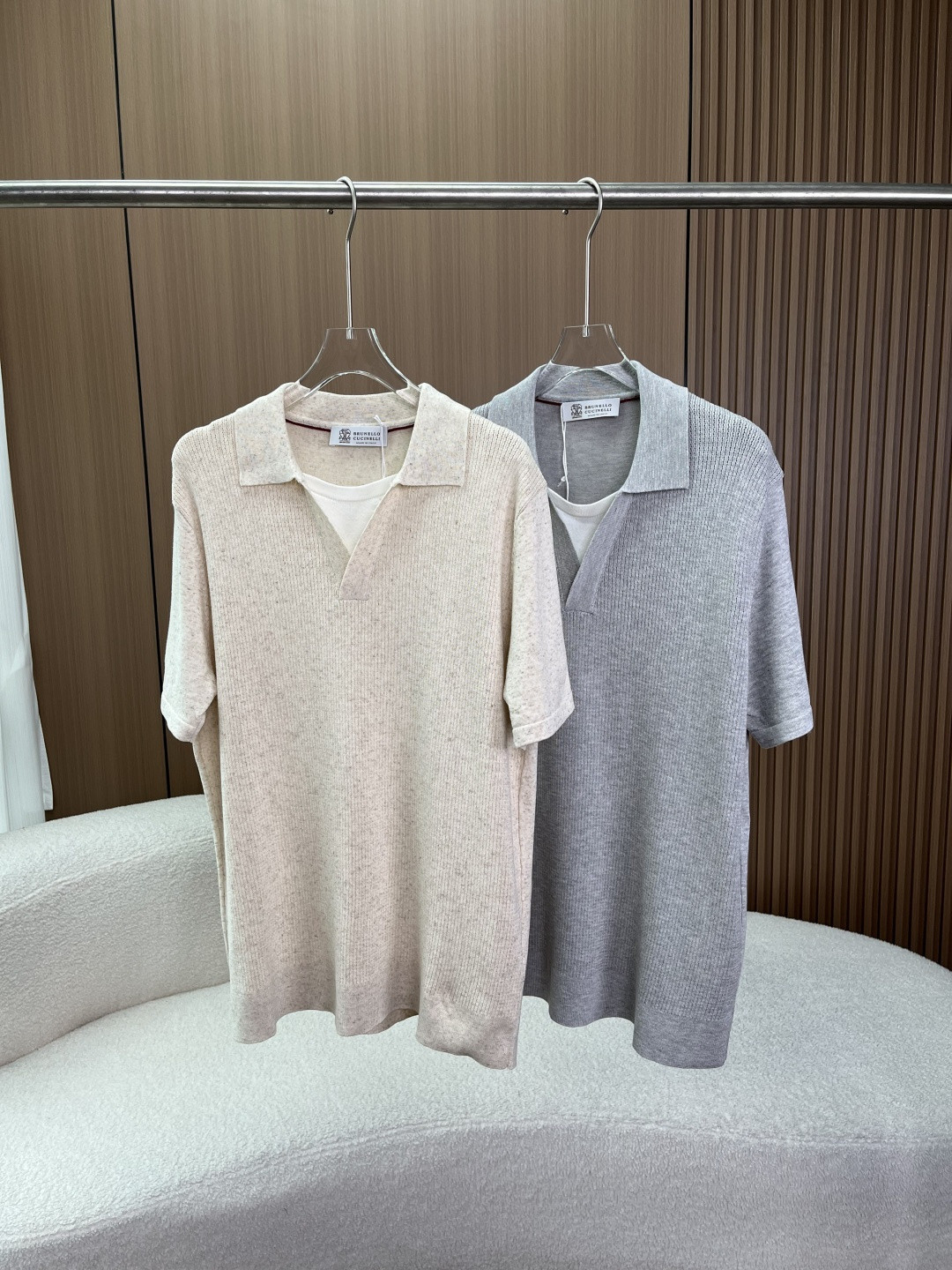 NO:808342,Brunello Cucinelli linen-cotton blended knitted Polo shirt This is Brunello Cucinelli's classic linen-cotton blended V-neck knitted Polo shirt. It is available in two high-end colors of off-white and light gray. It is an evergreen iconic item of the brand. It perfectly interprets the essence of old-money style 'low-key luxury, relaxed high-end' and is the ceiling item for high-end men's wear in summer. 1. Fabric and material Core ingredients 75 cotton + 25 linen  Cotton (75) uses the brand's exclusive high-count long-staple cotton, which provides an extremely soft and skin-friendly touch, is sweat-absorbent and breathable, and perfectly neutralizes the rough feeling of linen. It is comfortable and non-itchy on the upper body, and can be worn with confidence for sensitive skin. Linen (25) natural flax fiber brings natural coolness and super breathability, absorbs moisture and dissipates heat very quickly, and has a cooling effect when worn in summer. It also gives the fabric a natural texture and anti-wrinkle properties, making it easy to care for without ironing.  Advantages of blending Golden ratio blending perfectly balances the softness of cotton and the breathability of linen. It not only retains the high-end texture of linen, but also solves the pain points of pure linen being easy to wrinkle and stick to the body. It is the golden ratio of high-end knitted fabrics in summer. The additional performance fabric has been specially washed and has a distressed retro texture. The more it is worn, the softer it is, the more it is smelly. It also has antibacterial and deodorizing properties, and there is no sweat odor after long-term wear. 2. Iconic design details  This Polo shirt perfectly combines Italian craftsmanship with minimalist design, and every detail highlights top luxury. The buttonless V-neck Polo collar design adopts the classic Henry-style buttonless V-neck, replacing the traditional button placket, creating a relaxed and casual visual effect. It not only retains the formal feel of Polo, but also adds a casual feel. It is an iconic design of old money style wear.  The pitted knitted texture is made of vertical pitted knitting technology all over the body. The texture is clear and three-dimensional, visually modifying the body shape, making the body look slimmer and taller. At the same time, the breathability and elasticity of the fabric are improved. The upper body is not tight and can move freely. The fake two-piece inner design has a fake two-piece white inner look at the neckline, which does not require additional matching. It has a sense of layering and can easily create a relaxed look. It avoids the monotony of solid color Polo and highlights the sense of luxury in the details.  The slightly loose dropped shoulder cut adopts the Italian slightly loose dropped shoulder cut, which is suitable for Asian male figures. It is not picky about the figure, and the upper body is covered to make the body look slimmer. It can be worn alone to create a relaxed feeling, or can be worn under a suit, suitable for various scenes. Detailed craftsmanship The cuffs and hem are hand-finished, with neat and even routing without excess threads; the collar is made of burgundy contrasting webbing, and the details highlight the brand's tonality, low-key and unobtrusive, which is the iconic detail of top luxury goods.,, brunello  cucinelli,business suit,gold,19860909Brunello Cucinelli 亚麻棉混纺针织Polo衫 这是Brunello Cucinelli 经典款亚麻棉混纺V领针织Polo衫,提供米白杂色、浅灰2种高级配色,是品牌的常青款标志性单品,完美诠释了「低调奢华、松弛高级」的老钱风穿搭精髓,是夏季高端男士穿搭的天花板单品. 1. 面料与材质 核心成分75棉 + 25亚麻 棉（75）采用品牌独家高支长绒棉,提供极致柔软亲肤的触感,吸汗透气,完美中和了亚麻的粗糙感,上身舒适无刺痒,敏感肌也可安心穿着. 亚麻（25）天然亚麻纤维带来天然凉感与超强透气性,吸湿散热极快,夏季穿着自带降温效果,同时赋予面料天然肌理感与抗皱属性,免烫易打理. 混纺优势黄金比例混纺完美平衡了棉的柔软与亚麻的透气,既保留了亚麻的高级质感,又解决了纯亚麻易皱、扎身的痛点,是夏季高端针织面料的黄金配比. 附加性能面料经过特殊水洗工艺,自带做旧复古质感,越穿越软,越穿越有味道,同时具备抑菌除臭属性,久穿无汗臭. 2. 标志性设计细节 这件Polo衫将意式匠心与极简设计完美融合,每一处细节都彰显顶级奢华 无扣V领Polo领设计采用经典亨利式无扣V领,替代传统纽扣门襟,打造松弛随性的视觉效果,既保留了Polo的正式感,又增添了休闲感,是老钱风穿搭的标志性设计. 坑条针织肌理全身采用竖向坑条针织工艺,纹理清晰立体,视觉上修饰身形,显瘦显高,同时提升了面料的透气性与弹力,上身贴合不紧绷,活动自如. 假两件内搭设计领口处做假两件白色内搭造型,无需额外搭配,自带层次感,轻松打造松弛感穿搭,避免了纯色Polo的单调感,细节处彰显高级感. 微宽松落肩剪裁采用意式微宽松落肩剪裁,适配亚洲男性身形,不挑身材,上身遮肉显瘦,既可以单穿打造松弛感,也可以作为西装内搭,适配多场景穿搭. 细节工艺袖口、下摆采用手工收边工艺,走线工整均匀,无多余线头；领内做酒红色撞色织带,细节处彰显品牌调性,低调不张扬,是顶级奢侈品的标志性细节.,,brunello cucinelli,business suit,gold,,Women's clothing