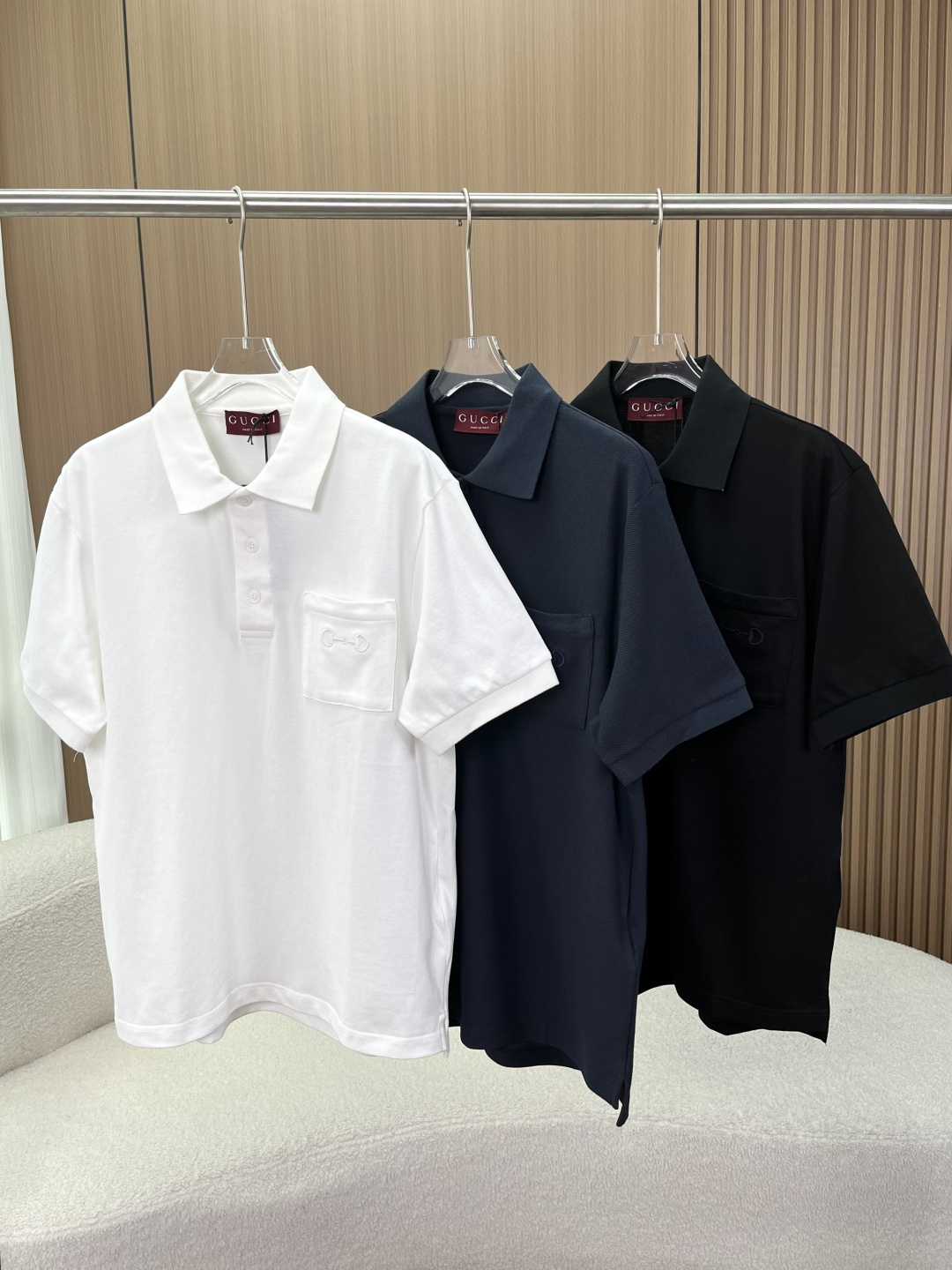 NO:824371,GUCCI classic horsebit embroidery｜Men's pique cotton Polo shirt!  Synonymous with Italian elegance, one piece can support decent summer wear. The high-quality piqué cotton fabric is selected, breathable and not sweaty, with its own texture. The upper body is crisp and stylish, and it will not be easily deformed after long-term wear. The pocket horsebit embroidery details are the brand's iconic elements, low-key and delicate, and those who know it can recognize the product at a glance. Three classic colors are available | white/navy blue/black, suitable for all bottoms, and can be easily used in commuting, leisure and business occasions.  Clean tailoring + brand red label collar restores the texture of the store, with its own noble buff, it is easy to wear a mature man's sense of luxury. For boys' summer dignity, a Polo shirt is enough. This GUCCI-style horsebit Polo really shows the low-key luxury. The selected piqué cotton fabric has its own breathable mesh texture. It is not sweaty at all in summer. The upper body is stiff but not soft, showing energy without being tight.  The horsebit embroidery on the pocket is the brand's iconic detail. It is not exaggerated but very recognizable. Anyone who knows it will understand. The three colors of white, navy blue and black are all versatile styles that can be worn blindly. Whether worn with trousers or jeans, they all have a mature and stable texture. They are suitable for work and comfortable for daily wear. One piece can be used for all summer occasions.,,gucci,jeans,19860909GUCCI 经典马衔扣刺绣｜男士珠地棉Polo衫！ 意式优雅的代名词,一件撑起夏日体面穿搭 甄选高品质珠地棉面料透气不闷汗,自带肌理感,上身挺括有型,久穿不易变形 口袋马衔扣刺绣细节品牌标志性元素,低调精致不张扬,懂的人一眼识货 经典三色可选｜白/藏青/黑,适配所有下装,通勤、休闲、商务场合都能轻松驾驭 利落剪裁+品牌红标领标还原专柜质感,自带贵气buff,轻松穿出成熟男士的高级感 男生夏天的体面,一件Polo衫就够了 这件GUCCI风的马衔扣Polo,真的把低调贵气玩明白了 甄选的珠地棉面料,自带透气网眼肌理,夏天穿完全不闷汗,上身挺括不软塌,显精神又不紧绷 口袋上的马衔扣刺绣,是品牌标志性的细节,不浮夸却很有辨识度,懂的人都懂 白、藏青、黑三个颜色,都是闭眼入不出错的百搭款,不管搭西裤还是牛仔裤,都自带成熟稳重的质感,上班穿得体,日常穿舒服,一件搞定夏日所有场合.,,gucci,jeans,,Women's clothing