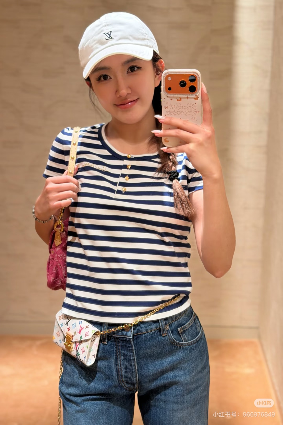 NO:874991,The body adopts a slim waist cut, and the short length design optimizes body proportions and creates a retro hot girl style.19860909衣身采用修身收腰剪裁,短款衣长设计优化身材比例,打造复古辣妹风格,,,Women's clothing