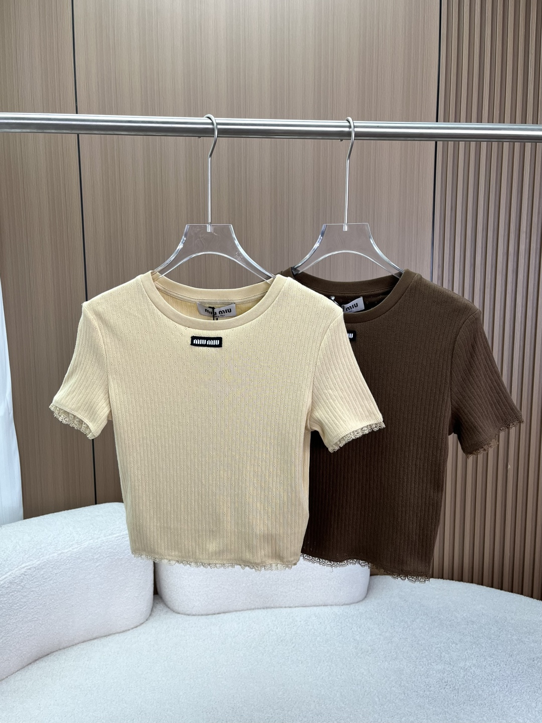 NO:861940,(Original customization) MIU lace knitted short sleeves!  The sweet girl's standard accessory with its own soft light filter, which welds the girlish feeling to the body. The breathable cotton texture fabric has its own vertical stripes + hollow jacquard, which is soft and skin-friendly, not sweaty, and super comfortable to wear next to the body. Customized lace design cuffs + hem with exquisite lace hemming, with a gentle atmosphere, pure and sexy. The brand's iconic woven logo is delicately printed on the chest, which is low-key and recognizable, and you can get a light luxury texture at a glance.  Two colors available | Creamy apricot/dark brown, milky fufu's gentle color, easy to handle the Korean sweet and spicy style. Small people can also wear the golden ratio, wear high-waisted pants to instantly transform into a 37-point figure, a must-have outfit for sweet girls in summer!  Who knows?  This MIU-style short-sleeved shirt was welded directly to my body. It has a lace knitted T-shirt with a pure lust buff. It really understands girls. The cotton fabric has vertical stripes and small hollow textures. It is breathable and not stuffy in summer. It is soft and comfortable to wear next to the body. The apricot color is gentle and white, and the dark brown has a retro atmosphere. Whether worn with jeans or a pleated skirt, it has its own sweet girl filter.  The lace on the cuffs and hem is not the cheap hard lace, but a soft and waxy exquisite one, which brings a sense of gentleness when you walk in the wind. The brand woven label on the chest is low-key and recognizable, and has the right balance between girlishness and light luxury. In the summer wardrobe, you should always leave one piece for this kind of pure and sexy clothes~,,miumiu,skirts,jeans,T-shirt,gold,19860909（原版定制） MIU蕾丝花边针织短袖！ 自带柔光滤镜的甜妹标配,把少女感焊在身上 棉透气肌理面料自带竖纹+镂空提花,软糯亲肤不闷汗,贴身穿也超舒服 定制蕾丝花边设计袖口+下摆精致蕾丝锁边,自带温柔氛围感,又纯又欲 品牌标志性织唛logo胸口精致布标,低调又有辨识度,一眼get轻奢质感 两色可选｜奶杏/深棕,奶fufu的温柔色系,轻松拿捏韩系甜辣风 小个子也能穿出黄金比例,搭高腰裤秒变三七分身材,夏日甜妹穿搭刚需！ 谁懂啊！这件MIU风短袖直接焊在我身上了 自带纯欲buff的蕾丝花边针织T,真的太懂女生了 棉的面料,带着竖纹和小镂空肌理,夏天穿透气不闷,软乎乎的贴身穿超舒服 奶杏色温柔又显白,深棕色自带复古氛围感,不管搭牛仔裤还是百褶裙,都自带甜妹滤镜 袖口和下摆的蕾丝边,不是那种廉价的硬蕾丝,是软软糯糯的精致款,走路带风都带着温柔感 胸口的品牌织唛,低调又有辨识度,把少女感和轻奢感平衡得刚刚好 夏天的衣柜,总要留一件给这种又纯又欲的衣服吧～,,miumiu,skirts,jeans,T-shirt,gold,,Women's clothing
