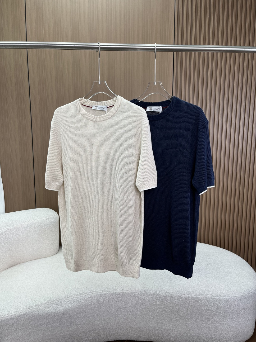 NO:824352,Brunello Cucinelli Italian linen and cotton blend knitted T-shirt!  It has a relaxed and high-end feel with its own soft light filter, and you will be captivated by the Italian elegance at a glance. The gold ratio of 25 linen + 75 cotton is breathable and not sweaty, and has a natural texture, which is refreshing and non-sticky even in summer. The waffle texture knitting is soft and skin-friendly, three-dimensional slimming, saying goodbye to the monotony of ordinary T-shirts. The brand's iconic burgundy contrasting details are low-key and recognisable, and people who understand can recognize the goods at a glance.  Two colors available | Oat milk white/navy blue, suitable for all basic bottoms, even lazy people can wear it with a high-end feel. Italian minimalism, one piece can support the whole summer style. Imported Italian fabrics | Breathable linen + skin-friendly cotton, say goodbye to the stuffy heat. Waffle texture | Slimming but not close-fitting, a magic tool for hiding flesh. Full of brand details | Burgundy contrasting collar label, low-key luxury  Two versatile colors | Oatmeal milk white/navy blue, can be worn for commuting and leisure. A BC knitted T-shirt is enough for boys in summer, and a BC knitted T-shirt is enough. You don’t have to worry about matching, and you can wear it with an Italian relaxed feeling. The linen blended fabric has a natural texture, breathable and skin-friendly, and you will not feel sweaty when wearing it in summer. Oatmeal milk white is gentle and clean, while navy blue is calm and versatile. Whether it is worn with jeans or casual pants, it has a low-key elegance.  The burgundy contrast in the details is a careful trick that only those who understand it can hide the sense of luxury in daily life. In the summer wardrobe, there should always be one piece reserved for this kind of comfortable and textured clothes.,, brunello cucinelli, jeans, tees, t-shirt, gold,19860909Brunello Cucinelli 意大利亚麻棉混纺针织T恤！ 自带柔光滤镜的松弛高级感,一眼沦陷的意式优雅 25亚麻+75棉黄金配比透气不闷汗,自带天然肌理感,夏天穿也清爽不黏身 华夫格肌理针织软糯亲肤,立体显瘦,告别普通T恤的单调感 品牌标志性酒红撞色细节低调中藏着辨识度,懂的人一眼识货 两色可选｜燕麦奶白/藏青,适配所有基础款下装,懒人也能穿出高级感 意式极简,一件撑起整个夏天的穿搭质感. 意大利进口面料｜透气亚麻+亲肤棉,告别闷热 华夫格肌理｜显瘦不贴身,藏肉神器 品牌细节拉满｜酒红撞色领标,低调奢华 两色百搭｜燕麦奶白/藏青,通勤休闲都能穿 夏日男生的「懒人高级感」,一件BC针织T恤就够了 不用费心搭配,也能穿出意式松弛感. 亚麻混纺的面料,带着天然的肌理感,透气又亲肤,夏天穿完全不闷汗. 燕麦奶白温柔干净,藏青沉稳百搭,不管是搭牛仔裤还是休闲裤,都自带一种低调的贵气. 细节里的酒红撞色,是懂的人才懂的小心机,把高级感藏在日常里. 夏天的衣柜,总要留一件给这种舒服又有质感的衣服.,,brunello cucinelli,jeans,tees，t-shirt,gold,,Women's clothing