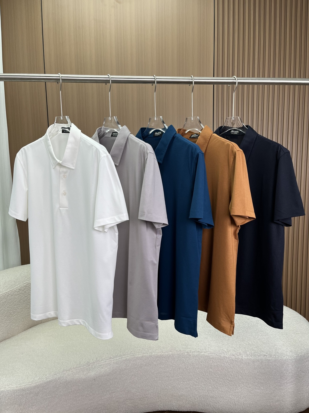 NO:824370,(Mulberry silk fabric) ZEGNA/Jegna solid color mulberry silk blended polo lapel short-sleeved T-shirt!  The latest trade goods are all genuine quality!  !  As a polo shirt, it is not as rigid and serious as traditional tailored clothing, nor is it as simple and sloppy as the street patterns and printed clothing that are popular among Generation Z. What Zegna is best at is using the best fabrics with careful and meticulous tailoring to tailor-make clothes for men - the design style is low-key and cultivated, noble but not ostentatious.  The fabric has a cool texture and is not stuffy at all when worn in summer. The ultra-high texture is gender-neutral and can be easily matched with bottoms. Wearing in summer colors can increase the overall freshness by several levels, and you can style it as you like!  Men's polo shirts made of Ermenegildo Zegna's icy fabric are extremely comfortable ~ Made of a blend of 15% mulberry silk, 20% spandex and 65% cotton, it is a must-have polo shirt for men this summer. The fabric contains mulberry silk, and you will feel that cool feeling instantly!  !  !  15% of mulberry silk has been added. Needless to say more about mulberry silk!  There aren’t many that can be used on polo shirts!  It’s expensive on the one hand, but it can also effectively regulate body temperature!  It has an air conditioning-like effect when the weather is sultry!  It has a warm touch and a texture that is different from ordinary chemical fiber fabrics!  It has excellent breathability and is super comfortable to wear directly next to your body!  !  Classic three-button placket + lapel design, simple and easy to match!  Clean and fitted tailoring, easy to wear for everyone!  The quality of the fabric will be clear to everyone after receiving it. It is clear at a glance what the quality of the big factory is!  Don't miss this one!  Five colors, huge price!  !  !  The most special and biggest highlight of this polo is the fabric. Men can also cool off all summer long. You will understand everything the moment you receive it!  The gloss, comfort and comfort are all top notch!  It is simple and elegant and has the ultimate in details. The stable and classic lapel has been ironed at high temperature for many times to shape it, so that the collar is straight and not easy to deform.,zegna,T-shirt,tees,t-shirt,19860909（桑蚕丝面料） ZEGNA/杰尼亚 纯色桑蚕丝混纺polo翻领短袖T恤！ 最新贸易货到手全部正单品质！！作为polo衫来说他既不像传统剪裁下一板一眼的服饰那样过于刻板严肃,也更不像深受Z世代喜欢的街头图案、印花服饰那样过于简单潦草.杰尼亚最擅长的就是使用最上乘的面料以精心且细致的剪裁,为男士们量身打造专属子他们的衣物- 设计风格低调有涵养,尊贵而不张扬 面料清凉质感,夏天穿搭一点都不闷热,超高质感无性别区分,简单搭配下装,夏天色系穿搭可以让整体清爽度上升好几个档次,造型随你凹！ 杰尼亚冰感面料的男士polo衫,绝舒服～15桑蚕丝20氨纶65棉混纺而成的面料,男士们这个夏天必须有的一件polo衫,面料含有桑蚕丝,那种清凉的感觉是不是一下就有了！！！ 加入了15桑蚕丝,桑蚕丝咱就不用多说！能用在polo衫上的本就不多！贵是一方面 还能有效调节体温！天气闷热的时候有空调般的效果！温润的触感 一摸就跟普通的化纤面料不一样的质感！透气性及佳,直接贴身穿着超舒服的！！ 经典三粒扣门襟+翻领设计 简约好搭！利落合体剪裁 人人好穿！面料品质大家收到后看下就清楚,什么是大厂的水准一目了然的！千万别错过这款了！ 五个颜色,价格巨巨巨巨好！！！ 这个polo最最最特别也是醉醉大的亮点就是这个面料,男士们也可以清凉一夏了,收到那一刻您就明白一切！光泽感舒适度随便一样都是杠杠的！ 简洁大气又在细节上做到了极致,稳重经典的翻领多次高温熨烫加工定型,才令领面贯挺括不易变形,,zegna,T-shirt,tees，t-shirt,,Women's clothing