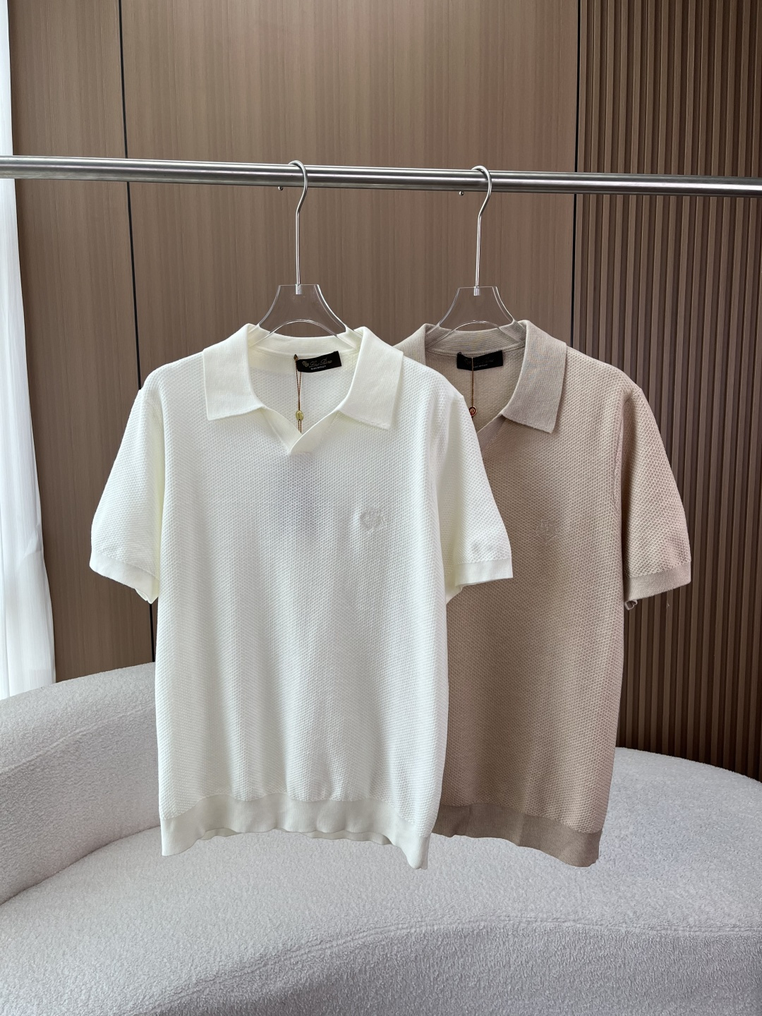 NO:808357,Loro Piana Classic Seagull Neck Knitted Polo Shirt 1. Iconic pineapple pattern knitting The entire garment adopts the brand's classic pineapple pattern knitting technology. This weaving method has its own breathable holes, which keeps the upper body dry and sweat-free. It also gives the fabric a crisp texture and avoids the soft feeling of ordinary knitted sweaters. 2. Buttonless V-neck (scissor collar/seagull collar) design  Different from the buttoned design of traditional Polo shirts, this buttonless V-neck is more casual and relaxed, elongates the neck line, and has an elegant holiday atmosphere. It is also a popular trend in high-end men's clothing in recent years. 3. Low-key brand logo The same color embroidered brand badge is used on the left chest, which is unobtrusive but highly recognizable. Analysis of fabrics and details  The fabric composition is 90% wool, mulberry silk, which is one of the brand's iconic golden ratios. Wool provides warmth and drape, while mulberry silk gives the fabric a silky, skin-friendly touch and soft gloss, taking into account both comfort and texture. Wearing scenarios include soft tones such as light beige and light apricot, suitable for business and leisure, daily commuting, vacation travel and other scenarios. You can easily create a high-end look with trousers, casual pants or jeans.,,loro piana,jeans,gold,19860909Loro Piana（诺悠翩雅） 经典海鸥领针织Polo衫 1. 标志性菠萝纹针织 整件衣服采用了品牌经典的菠萝纹针织工艺,这种织法自带透气孔,上身干爽不闷汗,同时赋予面料挺括的肌理感,避免了普通针织衫的软塌感. 2. 无扣V领（剪刀领/海鸥领）设计 区别于传统Polo衫的有扣设计,这种无扣V领更显随性松弛,拉长颈部线条,自带优雅的度假氛围,也是近年高端男装的流行趋势. 3. 低调品牌标识 左胸位置采用了同色系刺绣品牌徽章,不张扬却辨识度十足. 面料与细节解析 面料成分90羊毛桑蚕丝,是品牌标志性的黄金配比之一.羊毛提供保暖性与垂坠感,桑蚕丝则赋予面料丝滑亲肤的触感与柔和的光泽度,兼顾舒适与质感. 穿搭场景浅米色、浅杏色等柔和色调,适配商务休闲、日常通勤、度假出游等多种场景,搭配西裤、休闲裤或牛仔裤都能轻松打造高级感造型.,,loro piana,jeans,gold,,Women's clothing