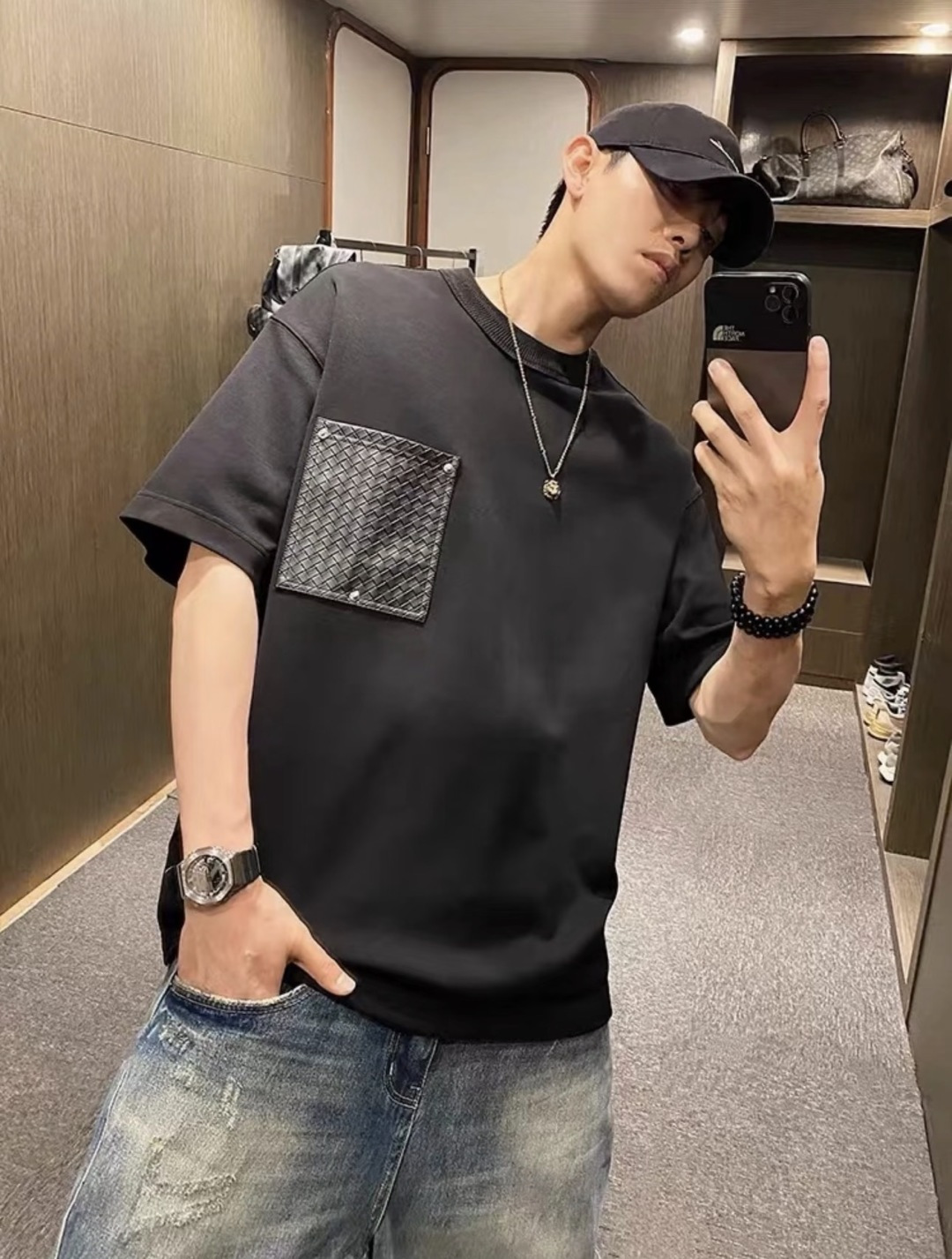 NO:808355,Suitable for a variety of dressing styles, the same design for men and women also makes it a popular choice for couples.,,19860909适配多种穿搭风格,男女同款的设计也让它成为情侣款的热门选择.,,,Women's clothing