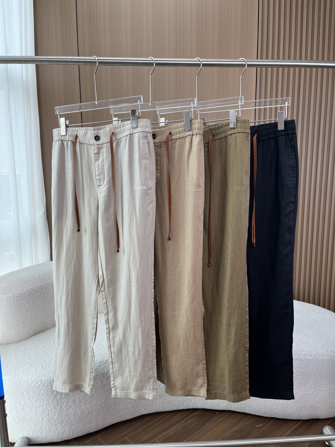 NO:808354,ZEGNA Zegna linen Tencel casual pants!  1. The brand’s iconic design. The embroidered logo on the front, the metal Z logo on the back pocket, and the contrasting webbing on the waist are all Zegna’s low-key and luxurious brand language. There is no need to exaggerate the printing. The texture in the details is self-recognizable. Details such as amber resin drawstrings and engraved buttons also completely replicate the brand’s exquisite craftsmanship. 2. Fabrics and wearing experience  Made of 70% linen and Tencel blended fabric, it has a natural breathable texture. It is moisture-wicking and not stuffy when worn in summer. It feels dry and skin-friendly, and has a relaxed and drapey upper body. The fabric has a delicate herringbone texture, which is visually high-end but not monotonous. It also takes into account wrinkle resistance, making daily care more worry-free. 3. Version and versatile attributes  The elastic waist + drawstring design is very tolerant to the waistline and is not picky about the figure; the straight and slightly tapered trousers not only modify the shape of the legs, but also neatly fit the upper and lower back without dragging, easily creating an old-money style relaxation. Available in four colors: off-white, khaki, military green, and navy blue, suitable for various dressing scenes. Whoever wears them is distinguished!  Ermenegildo Zegna style linen casual pants. Linen blended fabric, breathable and anti-wrinkle, super refreshing to wear in summer. Elastic waist + contrasting drawstring, comfortable and not tight, no pressure for daily wear. Straight micro-tapered version, hides fat and slims, easily creates a high-end sense of relaxation. Four colors are available, you can’t go wrong with it with your eyes closed. It’s a versatile style!  ,,zegna,19860909ZEGNA杰尼亚亚麻天丝休闲裤！ 1. 品牌标志性设计 正面刺绣logo、后袋金属Z标、腰部撞色织带,都是杰尼亚低调奢华的品牌语言,不用夸张印花,细节里的质感自带辨识度.琥珀色树脂抽绳头、刻字纽扣等细节,也完全复刻了品牌的精致工艺. 2. 面料与穿着体验 采用70亚麻天丝混纺面料,自带天然透气肌理,夏天穿着吸湿排汗不闷汗,触感干爽亲肤,上身自带松弛垂坠感.面料带有细腻的人字纹肌理,视觉上高级又不单调,同时兼顾了抗皱性,日常打理更省心. 3. 版型与百搭属性 松紧腰+抽绳设计,对腰围的包容性极强,不挑身材；直筒微锥的裤型,修饰腿型的同时,上身后利落不拖沓,轻松打造老钱风的松弛感.米白、卡其、军绿、藏青四色可选,适配各种穿搭场景. 谁穿谁显贵！杰尼亚风亚麻休闲裤 亚麻混纺面料,透气抗皱,夏天穿超清爽 松紧腰+撞色抽绳,舒适不勒腰,日常穿无压力 直筒微锥版型,藏肉显瘦,轻松打造高级松弛感 四色可选,闭眼入都不会出错的百搭款！,,zegna,,Women's clothing