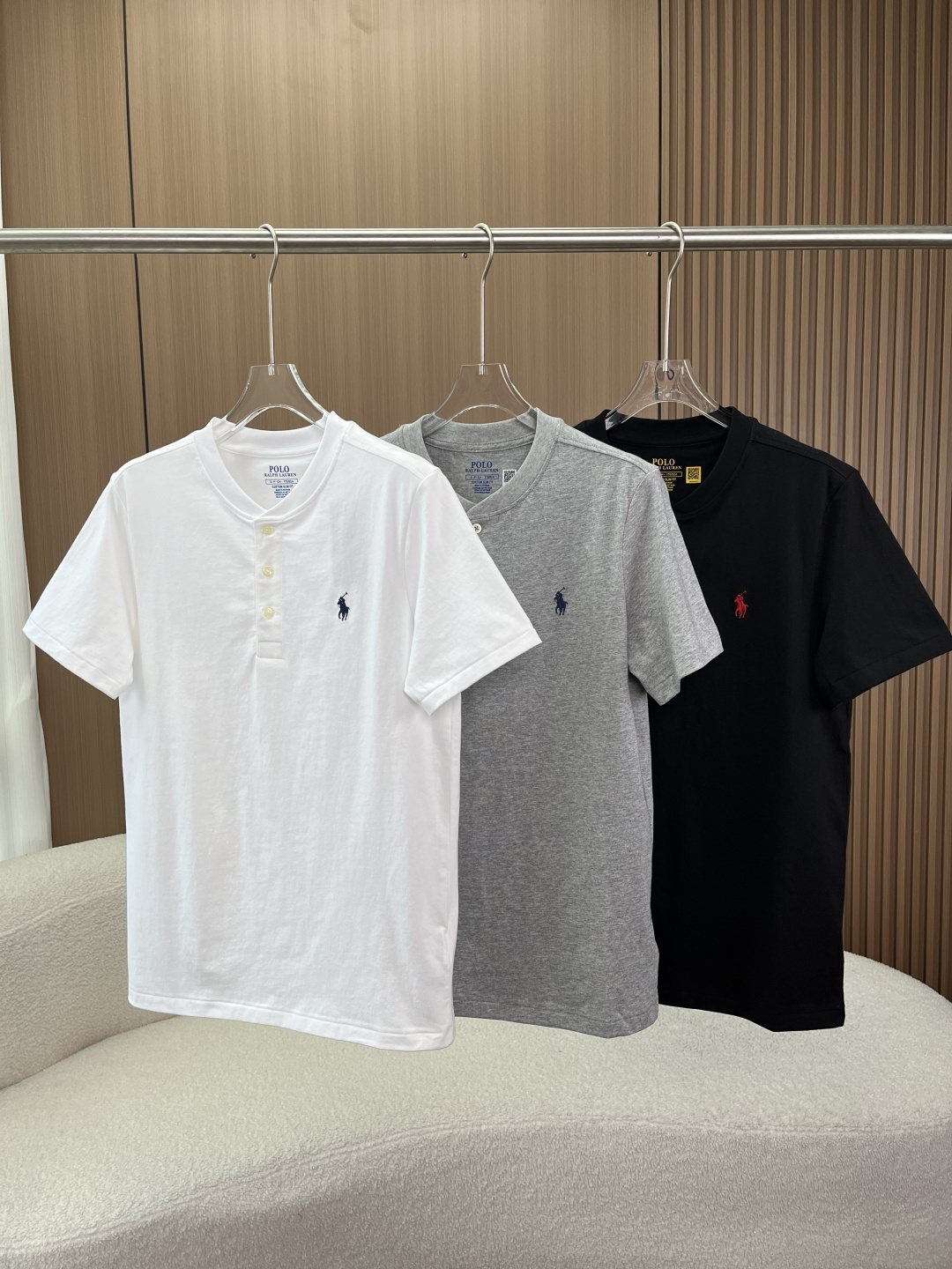 NO:827854,Ralph Lauren Henley Short Sleeve T-Shirt!  This henley shirt is the perfect way to dress up your outfits in the summer. The Ralph Lauren henley collar design has a high-end feel, and the half-cardeck design is casual and neat, regardless of your body shape or age~ The pure cotton fabric is skin-friendly and breathable, and you won’t be afraid of sticking to your body even if you sweat in the summer. It won’t deform after being washed for a long time, and it’s a great value for money!  Simple three-color, low-key and recognizable, suitable for daily wear and commuting, just a must-have and versatile ~ The texture of boys' summer wardrobe, close your eyes and avoid stepping on the thunder, hurry up!  Reject mediocrity and start with a high-quality henley shirt. Ralph Lauren's American classic, half-cardeck henley collar design, is more refined than a round neck and less restrained than a POLO shirt, unlocking a casual and casual style. Pure cotton fabric, after careful washing process, feels soft and skin-friendly, has breathable properties, is refreshing and non-sticky in summer, and will not be easily deformed after long-term wear. It is both comfortable and durable.  The iconic pony embroidery on the left chest, the stitching is fine and full, low-key highlighting the brand's texture, and the taste is evident in the details. Available in three simple colors, it can be easily used whether it is daily commuting, weekend leisure, or light business occasions. One piece unlocks a variety of dressing possibilities. A true classic lies in its timelessness and attention to detail. This Henry shirt is a textured choice for you to wear in summer, and it is also a versatile item worth keeping in your wardrobe for a long time.,, T-shirt, tees, t-shirt,19860909拉夫劳伦亨利衫短袖T恤！ 夏日穿搭不撞款,全靠这件亨利衫撑场面 拉夫劳伦亨利领设计自带高级感,半开襟设计随性又利落,不挑身材不挑年龄～ 纯棉面料亲肤透气,夏天出汗也不怕黏身,久洗不变形,性价比拉满！ 简约三色,低调又有辨识度,日常穿、通勤穿都合适,妥妥的百搭刚需～ 男生夏日衣橱的质感担当,闭眼入不踩雷,赶紧冲！ 拒绝平庸,从一件有质感的亨利衫开始. 拉夫劳伦美式经典,半开襟亨利领设计,比圆领多一分精致,比POLO衫少一分拘谨,解锁随性不随意的穿搭格调. 纯棉面料,经过精心水洗工艺处理,触感软糯亲肤,自带透气属性,夏日穿着清爽不黏腻,久穿不易变形,兼顾舒适与耐用. 左胸标志性小马刺绣,针脚细密饱满,低调彰显品牌质感,细节处见品味. 简约三色可选,无论是日常通勤、周末休闲,还是轻商务场合,都能轻松驾驭,一件解锁多种穿搭可能. 真正的经典,在于永不过时,更在于细节处的用心.这件亨利衫,是你夏日穿搭的质感之选,也是衣橱里值得长久留存的百搭单品.,,T-shirt,tees，t-shirt,,Women's clothing