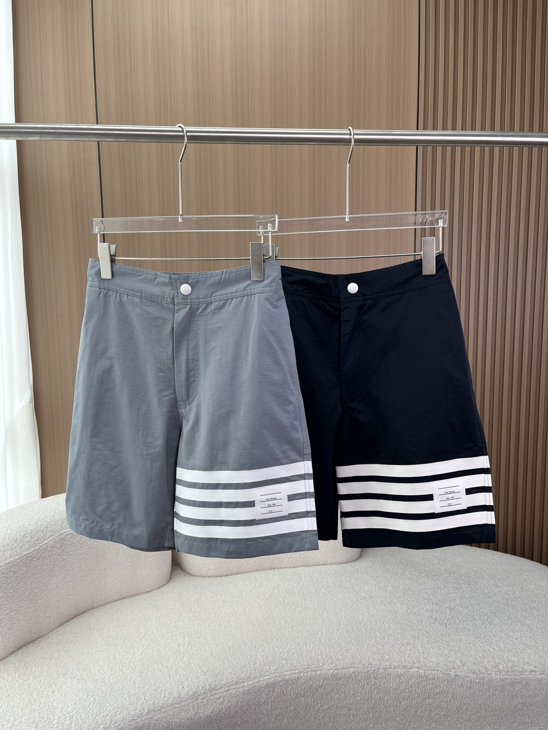 NO:808337,Thom Browne's classic four-bar shorts, welding the college style to your body. When refreshing summer hits the classic college aesthetics, these shorts directly take over your 90's daily look. The iconic design brand soul four-bar print + red, white and blue woven label, full of recognition, low-key and high-end, easy to wear old money and relaxed feeling. The hard-core fabric is made of customized high-density pure cotton, which is lightweight and breathable, with its own coolness. It can prevent you from sweating after sitting for a long time in summer. It is also splash-proof and can be held at the beach or on rainy days.  The details are carnival brand custom-made hardware buckles, smooth metal zippers, and classic striped edging inside. Every detail replicates the brand's ingenuity. The shape is not picky with an elastic waist + straight cut, which is super friendly to all body types. It covers the flesh and makes you look slimmer. Pair it with a T-shirt for a refreshing and boyish look. Pair it with a shirt and you will instantly become a yuppie commuting style. Two colors are available, navy blue is versatile, gray is age-reducing and refreshing, and it is full of quality details!  With your eyes closed, you won’t be surprised when you look at it. It’s a must-have evergreen item for your summer wardrobe!  ,,shorts,shirts,tees,t-shirt,19860909Thom Browne 经典四杠短裤,把学院风焊在身上 当清爽夏日撞上经典学院美学,这条短裤直接承包你90的日常造型 标志性设计品牌灵魂四杠印花+红白蓝织标,辨识度拉满,低调中自带高级感,轻松穿出老钱松弛感 硬核面料定制高密纯棉材质,轻量透气,自带凉感,夏日久坐不闷汗,还能防泼溅,海边/雨天都能hold住 细节控狂欢品牌定制五金扣、顺滑金属拉链,内里经典条纹包边,每一处细节都复刻品牌匠心 版型不挑人松紧腰+直筒剪裁,对各种身材都超友好,遮肉显瘦,搭T恤清爽少年感,配衬衫秒变雅痞通勤风 两色可选,藏青百搭不出错,灰色减龄又清爽,品质细节拉满！闭眼入都不踩雷,夏日衣橱必备的常青款！,,shorts,shirts,tees，t-shirt,,Women's clothing
