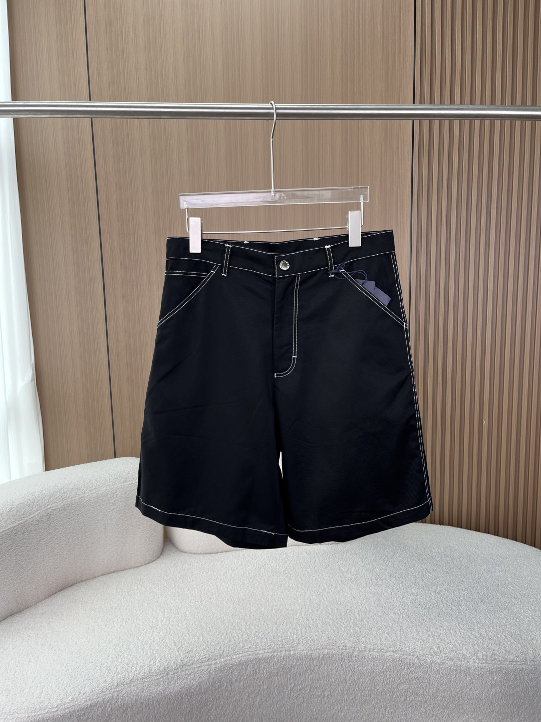 NO:808314,Prada 2026 spring and summer work shorts, unlocking high-end relaxation in summer. When classic black meets Italian precision, the style of summer wear is instantly full. Hard-core quality customer-supplied high-twist cotton blended fabric, stiff and stylish without collapse, no fear of wrinkles after sitting for a long time in summer, with neat skinny style. Detailed control and ecstatic top-stitch deconstructed design reshape workwear aesthetics. Classic triangle logo and customized hardware hide identity, and every stitch hides brand ingenuity.  The versatile high-waisted straight version modifies the leg shape. Paired with a simple T-shirt, you will become a street fashionista. When layered with a suit and shirt, you will instantly become a commuting yuppie. Refuse to be the same, these shorts will give you a sense of luxury throughout the summer. With a classic black background and white topstitching, you will instantly feel the high-end old money style!  Look at this fabric - high-twisted cotton blend, crisp and smooth, not sweaty at all in summer!  Let’s look at the details - customized hardware, exquisite triangle marks, neat stitching, all three marks are complete, and the quality is visible to the naked eye!  The high-waisted straight cut is not flattering to your figure, but it covers your flesh and makes you look slimmer!  Wear it with a T-shirt for casual wear, or with a shirt for business, and can be worn in any summer occasion!  ,,prada,prada,shorts,shirts,tees,t-shirt,business suit,19860909Prada 普拉达2026 春夏工装短裤,解锁夏日高阶松弛感 当经典黑色遇上意式精工,夏日穿搭的格调瞬间拉满 硬核品质客供高捻棉混纺面料,挺括有型不软塌,夏日久坐无惧褶皱,自带利落骨感 细节控狂喜明线解构设计重塑工装美学,经典三角标与定制五金暗藏身份,每一处针脚都藏着品牌匠心 万能百搭高腰直筒版型修饰腿型,搭配简约T恤是街头潮人,叠穿西装衬衫秒变通勤雅痞 拒绝千篇一律,这条短裤承包你整个夏天的高级感 经典黑底色+白色明线,一眼就是高阶老钱风！ 看这面料——高捻棉混纺,挺括垂顺,夏天穿完全不闷汗！ 再看细节——定制五金、精致三角标、工整缝线,三标齐全,品质肉眼可见！ 高腰直筒剪裁,不挑身材,遮肉显瘦一绝！ 搭T恤休闲,配衬衫商务,夏日各种场合都能穿！,,prada,prada,shorts,shirts,tees，t-shirt,business suit,,Women's clothing