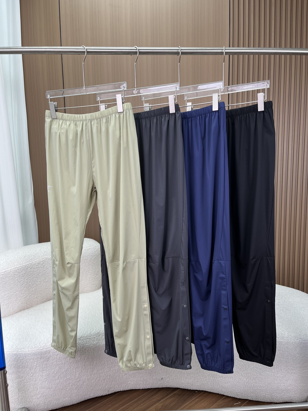 NO:824423,ARC'TERYX Arc'teryx side-breasted quick-drying leggings!  'Lazy pants' for boys in summer!  Arc'teryx style button-down quick-drying pants, so handsome!  Who knows?  Finally found a pair of summer pants that are both salty and sweet, one can be worn as much as three pairs!  Ice-feeling fabric, great for wearing in summer. High-elastic, quick-drying fabric, keeping the upper body cool and breathable, not stuffy and not sticky to the legs even if you sweat!  In the sultry weather like Guangdong, wearing it will keep you fresh and refreshed all day long when you go out, and say goodbye to the sticky feeling!  The fully open button design on the side is so handsome that no one has friends. The soul of these pants is the fully open button on the side!  Button it up to form neat leggings, suitable for both sports and leisure; unbutton it and it turns into straight wide-leg pants in seconds for a functional and full-fitting look!  Wear two pairs of pants, change the style as you like, and look good with anything!  The details control the ecstatic texture. The Archaeopteryx print logo on the trouser legs is low-key and recognizable, and the texture can be directly filled up. The YKK zipper design of the back pocket is very safe to put the mobile phone keys, and you are not afraid of losing them when running. The elastic waistband + leg cuffs do not tighten the waist or crotch, and can be easily controlled by fat boys. Four colors with eyes closed, versatile without stepping on the trap.  The four colors of black/navy blue/dark gray/light green are all high-end and versatile colors. Whether worn with a quick-drying T-shirt, a sports vest or a work jacket, you can wear it with a high-end sense of relaxation!  ,arc'teryx,jackets & coats,tees,t-shirt,19860909ARC'TERYX 始祖鸟侧边排扣速干束脚裤！ 夏天男生的“懒人神裤”！始祖鸟风排扣速干裤,帅到犯规！ 谁懂啊！终于找到一条可盐可甜的夏日神裤,一条顶三条穿！ 冰感面料,夏天穿巨爽 高弹速干面料,上身冰冰凉凉,透气不闷汗,出汗也不粘腿！广东这种闷热天气,穿它出门一整天都清清爽爽,告别黏腻感！ 侧边全开扣设计,帅到没朋友 这条裤子的灵魂就是侧边的全开扣！扣上是利落束脚裤,运动休闲都适配；解开秒变直筒阔腿裤,机能风直接拉满！一裤两穿,风格随你换,搭什么都好看！ 细节控狂喜的质感 裤腿的始祖鸟印花logo,低调又有辨识度,质感直接拉满 后袋YKK拉链设计,放手机钥匙超安心,跑步也不怕掉 弹力腰头+束脚收口,不勒腰不卡裆,微胖男生也能轻松驾驭 四色闭眼入,百搭不踩雷 黑色/藏青/深灰/浅绿四个颜色,都是高级又百搭的色系,不管是搭速干T恤、运动背心还是工装外套,都能穿出高级松弛感！,arc'teryx,jackets & coats,tees，t-shirt,,Women's clothing