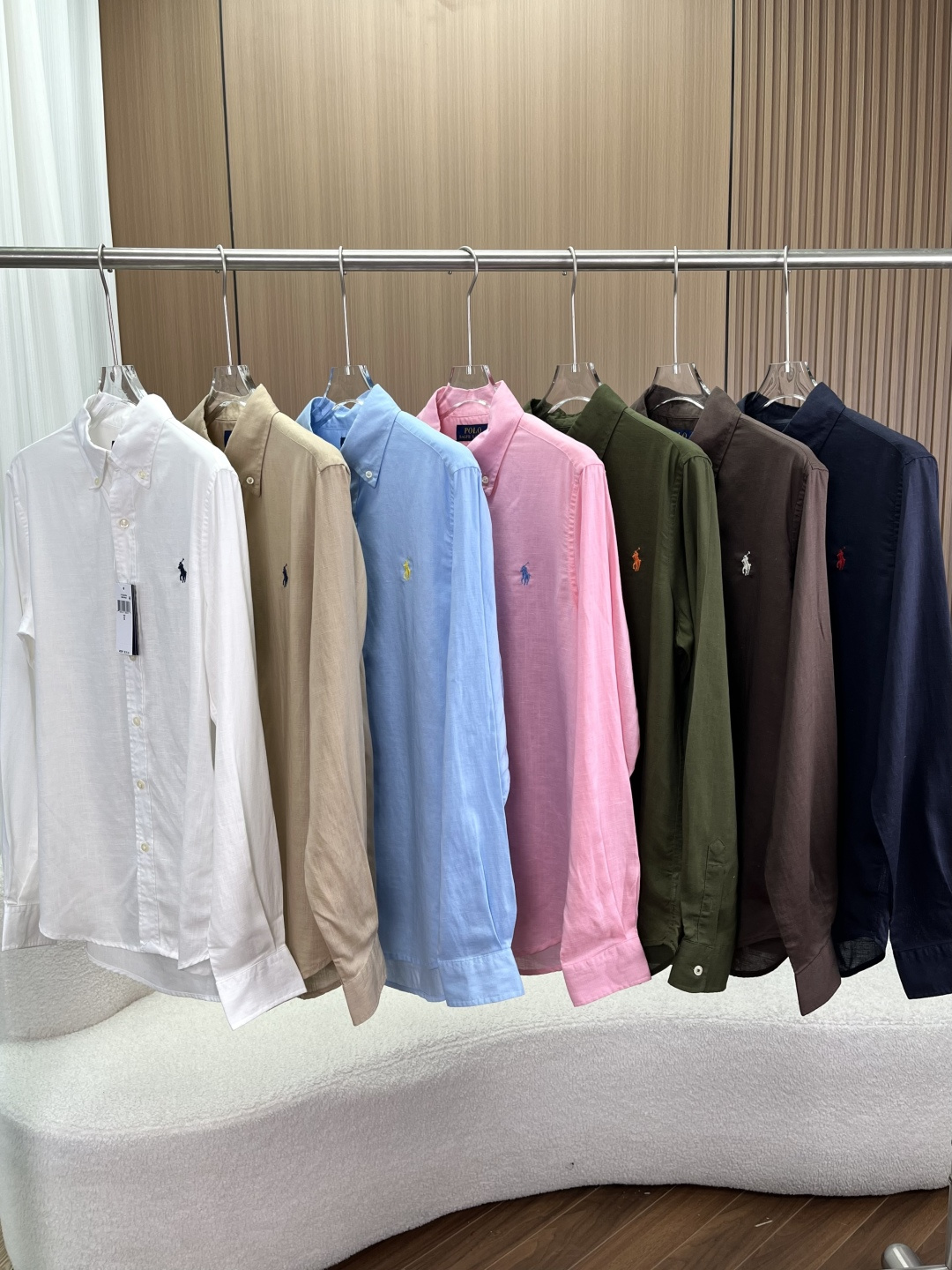 NO:824407,Ralph Lauren classic linen shirt｜Natural linen, unlocking the relaxed and elegant feeling of old money style. Natural linen fabric, the 'breathing ceiling' in spring and summer  Pure linen fabrics are selected, with natural texture and breathable hole structure, which can instantly take away the feeling of stuffiness on the upper body and keep you dry and non-sticky even in summer. The unique slight wrinkles of linen bring a casual and lazy sense of relaxation, which perfectly interprets the 'effortless high-end' of old money style. The fabric has been softened to say goodbye to the rough and prickly feeling, making it skin-friendly and comfortable, and not easy to deform after long-term wear. The classic pony mark is low-key and unobtrusive.  The brand's iconic pony logo is embroidered on the chest, using contrasting embroidery threads of the same color as the body. The stitches are tight and full, and the edges are sharp and clean. Shirts of different colors are matched with exclusive pony logos. The details are exquisite and not obtrusive. People who know it have a texture that can be recognized at a glance, and the low-key nobility is just right. The classic button-down version is not picky about the figure or style.  It follows RL's iconic button-down peak collar design and is paired with a slightly loose straight fit, which is very friendly to all body types. The neat tailoring modifies the shoulder line, and is not soft or bloated. It can be worn alone to create a clean fit minimalist style, or layered over a T-shirt/sweatshirt to create a layered look. It is suitable for commuting, leisure, vacation and other scenes. 7 colors are available to suit your spring and summer outfits  The classic colors are off-white/light blue/navy, the basics are versatile and suitable for all styles, and are evergreen styles in the wardrobe; the retro colors are khaki/military green/dark brown, with their own American retro atmosphere, and can easily match the old money style; the vibrant color cherry blossom pink breaks the dullness, creates a refreshing youthful feel, and is suitable for summer looks.,, loro piana, hoodie, sweatshirts, shirts, tees, t-shirt,19860909Ralph Lauren拉夫劳伦经典亚麻衬衫｜ 天然亚麻,解锁老钱风松弛贵气感 天然亚麻面料,春夏的“呼吸感天花板” 甄选纯亚麻面料,自带天然肌理感与透气孔结构,上身瞬间带走闷热感,夏天穿也能保持干爽不粘身.亚麻特有的轻微褶皱,自带随性慵懒的松弛感,完美诠释老钱风“不费力的高级”.面料经过柔化处理,告别粗硬扎肤感,亲肤舒适,久穿也不易变形. 经典小马标,低调不张扬的辨识度 胸前的品牌标志性小马标刺绣,采用与衣身同色系的撞色绣线,针脚紧实饱满,边缘利落干净.不同颜色的衬衫搭配专属配色的小马标,细节精致不突兀,懂的人一眼就能认出的质感,把低调贵气拿捏得恰到好处. 经典扣领版型,不挑身材不挑风格 沿用RL标志性的扣领尖领设计,搭配微宽松的直筒版型,对各种身形都超友好.利落的剪裁修饰肩线,不软塌、不臃肿,既能单穿打造clean fit极简风,也能叠穿在T恤/卫衣外打造层次感,适配通勤、休闲、度假等多种场景. 7种色系可选,承包你的春夏穿搭 经典色系米白/浅蓝/藏青,基础百搭不出错,适配所有风格,是衣柜里的常青款； 复古色系卡其/军绿/深棕,自带美式复古氛围,轻松拿捏老钱风； 活力色系樱花粉,打破沉闷,打造清爽少年感,适配夏日造型.,,loro piana,hoodie,sweatshirts,shirts,tees，t-shirt,,Women's clothing