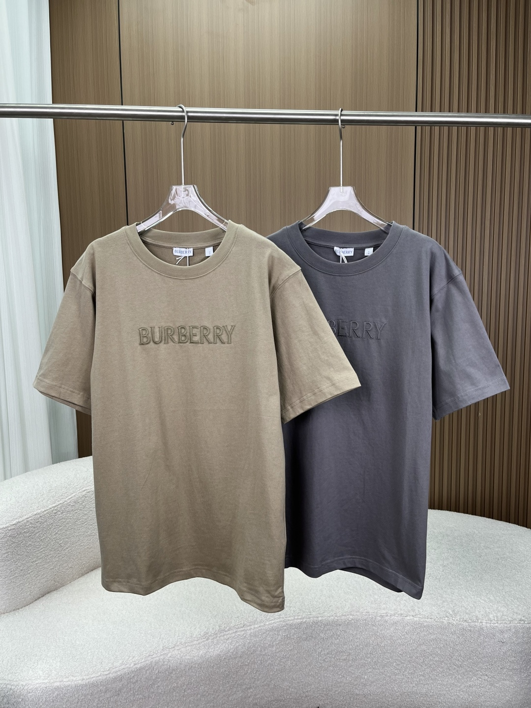 NO:822944,Burberry embroidered T-shirt in the same color | The low-key texture of the British luxury brand unlocks the effortless old-money style. The genes of the luxury brand, the low-key and unobtrusive sense of luxury. From the classic British luxury brand Burberry, this T-shirt perfectly interprets 'less is'  'more' old money aesthetics. There is no exaggerated big logo, only embroidery of the same color is used to present the brand logo. From a distance, it looks like a clean minimalist T-shirt. Up close, it is full of details. People who know it have a texture that can be recognized at a glance, and the low-key nobility is just right. Heavy embroidery technology, say goodbye to cheap printing.  The brand logo on the chest uses three-dimensional embroidery technology of the same color, and embroidery threads of the same color as the fabric. The edges are neat and flat, and the stitching is tight and full, which is not easy to get off-line or deform after long-term wear. Different from ordinary printed T-shirts, the embroidery technology has its own three-dimensional sense, high-quality texture, and does not feel cheap at all. Heavy cotton fabric, comfortable and crisp.  Select high-quality heavyweight pure cotton fabrics, which have a solid weight and a firm upper body that is not soft and will not easily deform or pill after being worn for a long time. The fabric is skin-friendly and breathable, making it dry and not sweaty when worn in summer. It can maintain a comfortable fit whether it is for daily outings or commuting. The loose oversize version is suitable for both body shape and style.  The loose cut with slightly dropped shoulders is very friendly to all body shapes. It can not only modify the lines, but also give a casual and relaxed feeling. For boys, pair it with casual pants and jeans, and you can easily get the British minimalist style; for girls, you can also wear it with the bottom of your shirt missing, suitable for a variety of dressing scenes, and it is a versatile and evergreen style in the wardrobe. Low-saturated earth tones can suit all your looks.  Khaki brown is a soft and durable earth color, with a retro British atmosphere, suitable for old money style and minimalist style, gentle and noble; charcoal gray is a calm and low-key neutral tone, versatile and easy to achieve high-end sense regardless of skin color, and effortless for daily outings.,,burberry,versace,jeans,tees,t-shirt,19860909Burberry同色系刺绣T恤｜ 英伦奢牌的低调质感,解锁不费力的老钱风 奢牌基因,低调不张扬的高级感 来自英伦经典奢牌Burberry,这件T恤完美诠释了“less is more”的老钱美学.没有夸张的大logo,只用同色系刺绣呈现品牌标识,远看是干净的极简T恤,近看细节拉满,懂的人一眼就能认出的质感,把低调贵气拿捏得恰到好处. 重工刺绣工艺,告别廉价印花感 胸前的品牌标识采用同色系立体刺绣工艺,和面料同色调的绣线,边缘利落平整,针脚紧实饱满,久穿不易脱线、变形.区别于普通印花T恤,刺绣工艺自带立体感,质感高级,完全不会有廉价感. 重磅纯棉面料,舒适与挺括兼得 甄选优质重磅纯棉面料,克重扎实,上身挺括不软塌,久穿不易变形、不起球.面料亲肤透气,夏天穿着干爽不闷汗,不管是日常出街还是通勤穿搭,都能保持舒适体感. 宽松Oversize版型,不挑身材不挑风格 微落肩的宽松剪裁,对各种身形都超友好,既能修饰线条,又能穿出随性松弛的感觉.男生搭配休闲裤、牛仔裤,轻松get英伦极简风；女生穿也能玩下衣失踪,适配多种穿搭场景,是衣柜里的百搭常青款. 低饱和大地色系,承包你的所有造型 卡其棕温柔耐看的大地色系,自带复古英伦氛围,适配老钱风、极简风,温柔又显贵； 炭灰色沉稳低调的中性色调,百搭不挑肤色,轻松拿捏高级感,日常出街不费力.,,burberry,versace,jeans,tees，t-shirt,,Women's clothing