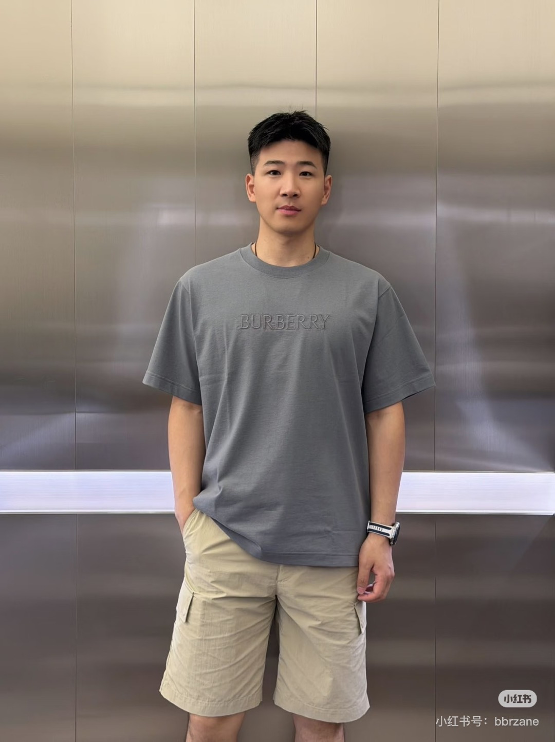 NO:822949,Boys can easily get the British minimalist style by pairing it with casual pants and jeans; girls can also wear it with their bottoms missing, suitable for a variety of dressing scenes, and it is a versatile and evergreen style in the wardrobe.,,jeans,19860909男生搭配休闲裤、牛仔裤,轻松get英伦极简风；女生穿也能玩下衣失踪,适配多种穿搭场景,是衣柜里的百搭常青款.,,jeans,,Women's clothing