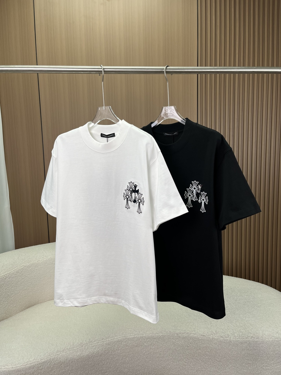 NO:822962,Crowe Xinfeng Heavy Industries cross embroidery T-shirt!  The front and back double design unlocks the American high-street feel. The front and back dual-work craftsmanship bids farewell to the cheap feeling. The soul of this T-shirt is the cross embroidery design that echoes the front and back. The front is low-key with three small cross logo embroideries, with neat and clean lines and hidden cool details. It is unobtrusive but highly recognizable;  The back is fully embroidered with crosses, paired with plaid patchwork, the layers are full and three-dimensional, and every stitch is tight and firm. From a distance, it looks like a street-shattering pattern, but up close, the details are directly stunning. It is completely different from ordinary printed T-shirts. Heavyweight pure cotton, stiff and comfortable.  Select high-quality pure cotton fabrics with solid weight, firm upper body but not sag, and will not be easily deformed or balled when worn for a long time. The fabric is breathable and skin-friendly, making it dry and not sweaty when worn in summer. It can hold up whether it is daily outings or light exercise. The loose oversize version does not matter the body shape or style.  The loose cut with slightly dropped shoulders is very friendly to all body shapes. It can not only modify the lines, but also bring out the loose feeling of American street style. Boys can easily get a trendy look by wearing overalls and jeans; girls can also wear it to look like a hot girl with missing bottoms, which is suitable for a variety of dressing styles. Available in black and white, it can cover all your looks. The white model is refreshing and clean, with contrasting embroidery lines, giving it a youthful feel, and is suitable for all summer scenes;  The black model is cool and stylish, and the white line embroidery is more tense. It can easily match the dark style of the high street and has a high production rate.,,versace,chrome hearts,jeans,tees,t-shirt,19860909克罗心风重工十字架刺绣T恤！ 前后双设计,解锁美式街头高街感 前后双重工工艺,告别廉价感 这件T恤的灵魂,是前后呼应的十字架刺绣设计 正面低调三枚十字架小标刺绣,线条利落干净,暗藏潮酷细节,不张扬却辨识度拉满； 背面满幅十字架重工刺绣,搭配格纹贴布拼接,层次立体饱满,每一针脚都紧实牢固,远看是炸街图案,近看细节直接封神,完全区别于普通印花T恤. 重磅纯棉,挺括与舒适兼得 甄选优质纯棉面料,克重扎实,上身挺括不软塌,久穿不易变形、不起球.面料透气亲肤,夏天穿着干爽不闷汗,不管是日常出街还是轻运动都能hold住. 宽松Oversize版型,不挑身材不挑风格 微落肩的宽松剪裁,对各种身形都超友好,既能修饰线条,又能穿出美式街头的松弛感.男生搭配工装裤、牛仔裤,轻松get潮人范儿；女生也能穿出下衣失踪的辣妹感,适配多种穿搭风格. 黑白双色可选,承包你的所有造型 白色款清爽干净,刺绣线条对比鲜明,自带少年感,适配夏日所有场景； 黑色款酷飒有型,白线条刺绣更具张力,轻松拿捏高街暗黑风,出片率.,,versace,chrome hearts,jeans,tees，t-shirt,,Women's clothing