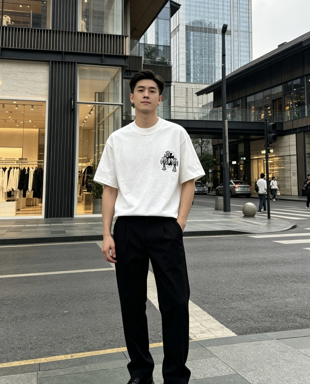 NO:822966,The loose oversize version is not picky about body shape or style. The loose cut with slightly dropped shoulders is very friendly to all body shapes. It can not only modify the lines, but also give the loose feeling of American street style. Boys can easily get a trendy look when paired with overalls and jeans; girls can also wear a hot girl look with missing bottoms, suitable for a variety of dressing styles.,,versace,jeans,19860909宽松Oversize版型,不挑身材不挑风格 微落肩的宽松剪裁,对各种身形都超友好,既能修饰线条,又能穿出美式街头的松弛感.男生搭配工装裤、牛仔裤,轻松get潮人范儿；女生也能穿出下衣失踪的辣妹感,适配多种穿搭风格.,,versace,jeans,,Women's clothing
