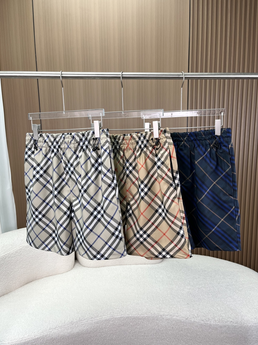 NO:822995,Burberry classic plaid shorts!  1. Core features and styles. The classic plaid continues the brand's iconic Vintage plaid (classic camel black and blue plaid) and the derived navy blue and gold plaid. It has high color saturation and strong recognition, and is the most representative visual symbol of Burberry. The version is designed as a loose straight shorts version, and the waistband is designed with drawstring elasticity. This design takes into account comfort and adjustability, and can be used for daily casual wear as well as light sports scenes.  Craftsmanship details: There is an embroidered war horse logo (Burberry's classic knight logo) on the pocket, and the hidden buckle craftsmanship is exquisite, reflecting the workmanship standards of high-end brands. 2. Fabric composition: Polyester fiber (Polyester) has good anti-wrinkle properties, high strength, wear resistance and easy care, very suitable for summer wear, and is not easy to deform. Pocket lining: Nylon/Nylon (Nylon) features are smooth and lightweight, improving the skin-friendly feel and comfort of wearing.  Applicable Scenarios This quick-drying, lightweight material is very suitable for summer vacations, beach leisure or daily urban wear. 3. Matching and Wearing Suggestions Top matching: Simple style with white T-shirt or Polo shirt, clean and refreshing, focusing on the 'old money style' relaxed feeling. Coordinated style with a plaid shirt of the same color (worn open), echoing the overall tone, full of aura. Shoes with casual style white sneakers, canvas shoes.  Light luxury style Burberry classic leather shoes and sandals further strengthen the brand tone.,,burberry,burberry,sandals,sneakers,shorts,shirts,tees,t-shirt,19860909Burberry巴宝莉经典格纹短裤！ 1. 核心特征与款式 经典格纹延续了品牌标志性的Vintage格纹（经典驼色黑蓝格）与衍生的藏青蓝金格,色彩饱和度高,辨识度极强,是Burberry最具代表性的视觉符号. 版型设计为宽松直筒短裤版型,腰头采用抽绳松紧设计.这种设计兼顾了舒适度与可调节性,既能日常休闲穿着,也适配轻运动场景. 工艺细节口袋处有刺绣战马Logo（Burberry经典骑士标识）,暗扣工艺精致,体现了高端品牌的做工标准. 2. 面料成分 面料 聚酯纤维 (Polyester) 特性抗皱性好、强度高、耐磨易打理,非常适合夏季穿着,且不易变形. 口袋衬里 锦纶/尼龙 (Nylon) 特性光滑、轻便,提升穿着亲肤感与舒适度. 适用场景这种速干、轻便的材质非常适合夏季度假、海边休闲或日常城市穿搭. 3. 搭配与穿搭建议 上装搭配 简约风搭配白色T恤或Polo衫,干净清爽,主打“老钱风”松弛感. 协调风内搭同色系格纹衬衫（敞开穿）,呼应整体色调,气场十足. 鞋履搭配 休闲风白色运动鞋、帆布鞋. 轻奢风Burberry经典款皮鞋、凉鞋,进一步强化品牌调性.,,burberry,burberry,sandals,sneakers,shorts,shirts,tees，t-shirt,,Women's clothing