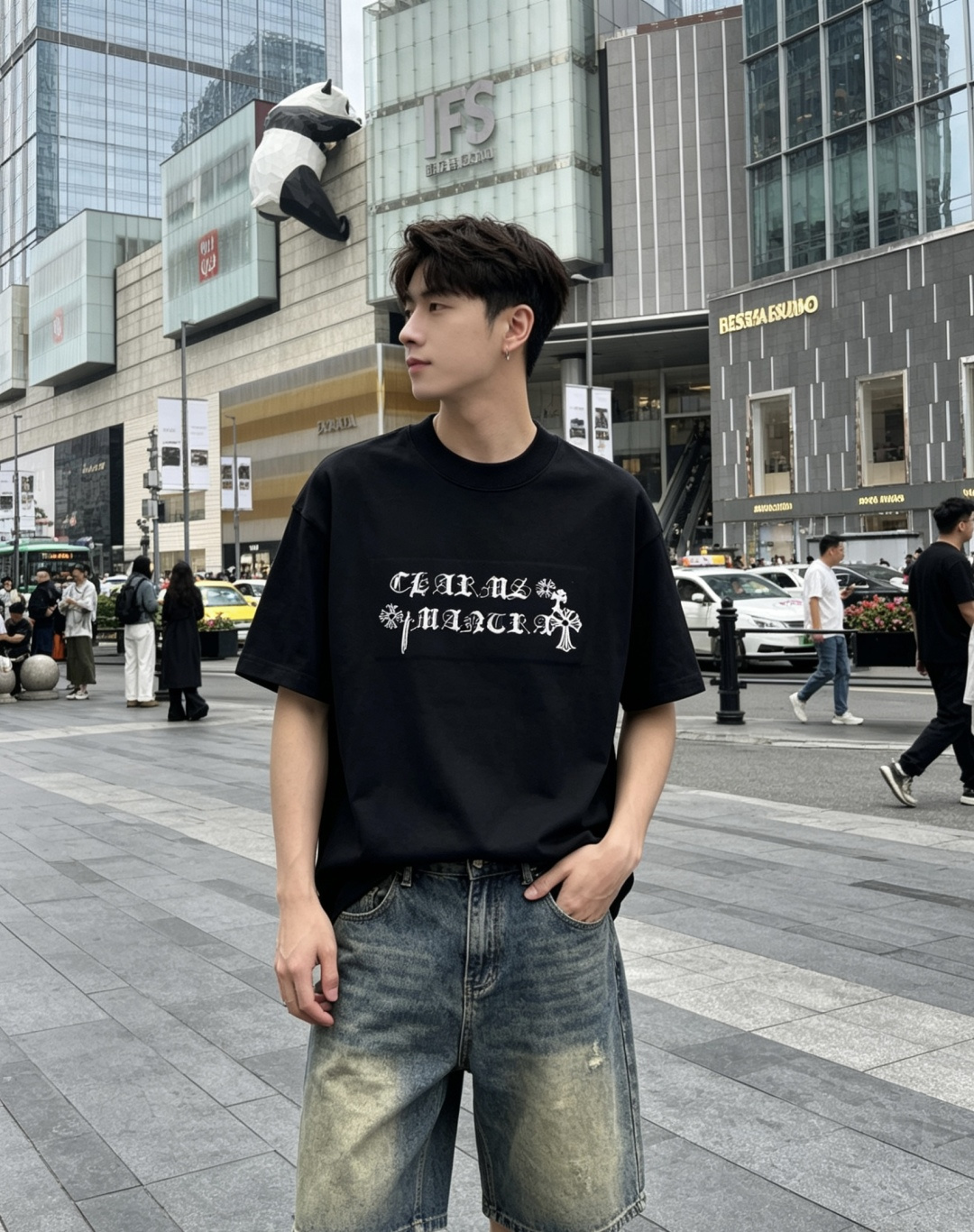 NO:822958,The loose oversize version does not pick either the figure or the style. The loose cut with slightly dropped shoulders is very friendly to all body shapes. It can not only modify the lines, but also give the loose feeling of American street wear. There is no pressure to match it with jeans, overalls, and casual shorts. It can be easily controlled whether it is for daily outings or trendy looks.,,versace,shorts,jeans,19860909宽松Oversize版型,不挑身材不挑风格 微落肩的宽松剪裁,对各种身形都非常友好,既能修饰线条,又能穿出美式街头的松弛感.搭配牛仔裤、工装裤、休闲短裤都毫无压力,不管是日常出街还是潮搭造型都能轻松驾驭.,,versace,shorts,jeans,,Women's clothing