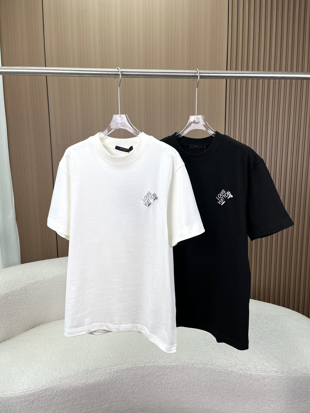 NO:822969,LV Louis Vuitton classic black and white short-sleeved T-shirt with three-dimensional chest decoration!  Classic color system, the cornerstone of your wardrobe that never goes out of style. Choose from two basic colors, pure off-white and calm dark black, and come with advanced filters. No matter skin color or scene, it can be worn for commuting or casual outings. It can be easily matched with a casual tone and is a versatile king throughout the four seasons. Ingenious details define a new sense of light luxury. Three-dimensional decorative craftsmanship The classic logo on the chest is designed with a combination of 'embroidery + metal accessories', which is rich in layers, bids farewell to flat monotony, and instantly adds a sense of sophistication;  High-quality pure cotton fabric, fine knitted texture, soft and skin-friendly, with a stiff fit and breathable properties, long-lasting wear, comfort and beauty; clean cut, loose and not tight fit, suitable for all kinds of body shapes, modifying lines while retaining a sense of looseness, making daily wear unrestricted. A sample of light luxury outfits  A classic LV T-shirt, paired with trousers to create a light business commuting style, paired with casual jeans to unlock the street trendy style. It shows taste in a low-key manner, and can be easily worn to give an effortless sense of luxury.,, louis vuitton, louis vuitton, T-shirt, tees, t-shirt,19860909LV路易威登经典黑白胸前立体装饰短袖T恤！ 经典色系,永不过时的衣橱基石 甄选纯净米白与沉稳玄黑两大基础色,自带高级滤镜.不挑肤色、不挑场景,无论是通勤穿搭还是休闲出街,轻松拿捏随性格调,是贯穿四季的百搭王者. 匠心细节,定义轻奢新质感 立体装饰工艺胸前经典标识采用“刺绣+金属饰件”结合设计,层次丰富,告别平面单调,精致感瞬间拉满； 高品质面料纯棉面料,细腻针织纹理,触感软糯亲肤,兼具挺括版型与透气属性,久穿不变形,舒适与颜值兼得； 利落剪裁宽松不紧绷的版型,适配各类身形,修饰线条同时保留松弛感,日常穿着无束缚. 轻奢穿搭范本 一件LV经典T恤,搭配西裤打造轻商务通勤风,搭配休闲牛仔解锁街头潮人范.低调中彰显品味,轻松穿出不费力的高级感.,,louis vuitton,louis vuitton,T-shirt,tees，t-shirt,,Women's clothing