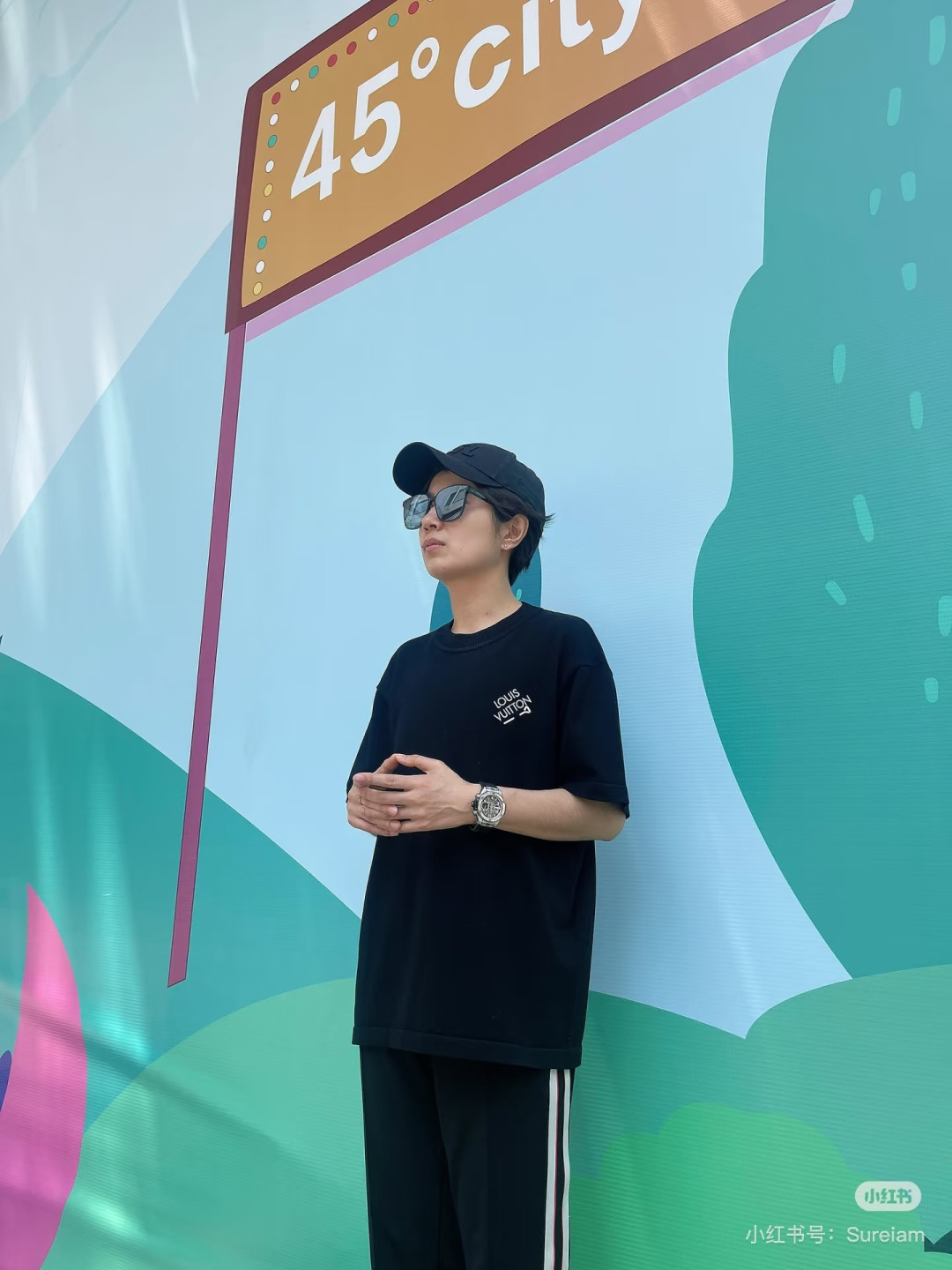 NO:822974,A classic LV T-shirt, paired with trousers to create a light business commuting style, Louis Vuitton, tees, t-shirt,19860909一件LV经典T恤,搭配西裤打造轻商务通勤风,,louis vuitton,tees，t-shirt,,Women's clothing