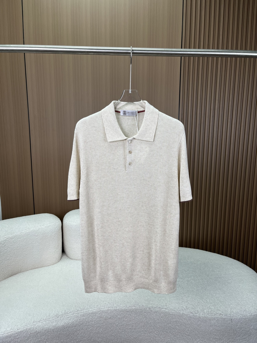 NO:822934,Brunello Cucinelli (BC) linen pit knitted Polo has a relaxed and luxurious feel in the old money style and an unobtrusive luxury brand style. Brunello Cucinelli, a low-key luxury brand from Italy, defines the old money aesthetics with 'unconscious high-end'. This knitted Polo has no exaggerated logo, but with details and texture, it conveys the tacit sophistication of those who understand quality. Natural blending, suitable for the breathability of midsummer.  Selected 75 cotton + 25 linen gold ratio cotton's softness and skin-friendly neutralizes the harshness of linen, and the breathability and refreshingness of linen also eliminates the stuffiness of cotton. The pitted knitted texture has its own breathability, which can keep you dry and light even in summer, and say goodbye to stickiness. The details are revealed to widen the texture gap. Each natural mother-of-pearl buckle has its own warm pearl luster, and the delicate texture changes with the light, making it visible to the naked eye;  The brand's iconic detail with hidden red edges on the neckline is low-key and unobtrusive, but it is an 'identity code' that the knowledgeable people can recognize at a glance; the oatmeal apricot color comes with a soft light filter, which is gentle and does not pick on the skin tone. It can be worn with casual pants or trousers to create a relaxed and noble feeling. A classic version that does not choose the scene.  The slightly loose and pitted version is neat and not tight. It can not only modify the body shape, but also retain the relaxed feeling of old money style. It can be easily used for commuting, weekend leisure, and light business occasions. It is an 'evergreen style' that will not go out of style in the wardrobe for ten years.,, brunello cucinelli, gold,19860909Brunello Cucinelli（BC）亚麻坑条针织Polo 老钱风的松弛贵气感 不张扬的奢牌格调 来自意大利的低调奢牌Brunello Cucinelli,以“不刻意的高级”定义老钱美学.这件针织Polo,没有夸张标识,却以细节与质感,传递着懂品质者心照不宣的精致. 天然混纺,适配盛夏的透气感 甄选75棉+25亚麻黄金配比棉的柔软亲肤中和了亚麻的粗粝,亚麻的透气清爽又消解了棉的闷热.坑条针织肌理自带呼吸感,夏日穿着也能保持干爽轻盈,告别黏腻. 细节见真章,拉开质感差距 天然母贝扣每一颗都自带温润珍珠光泽,细腻纹理随光线变化,是肉眼可见的精致； 领口暗藏红边品牌标志性细节,低调不张扬,却是懂行的人一眼认出的“身份暗号”； 燕麦米杏色调自带柔光滤镜,温柔不挑肤色,搭配休闲裤、西裤都能穿出松弛贵气感. 不挑场景的经典版型 微宽松坑条版型,利落不紧绷,既能修饰身形线条,又保留了老钱风的松弛感.通勤、周末休闲、轻商务场合都能轻松驾驭,是衣柜里穿十年都不会过时的“常青款”.,,brunello cucinelli,gold,,Women's clothing