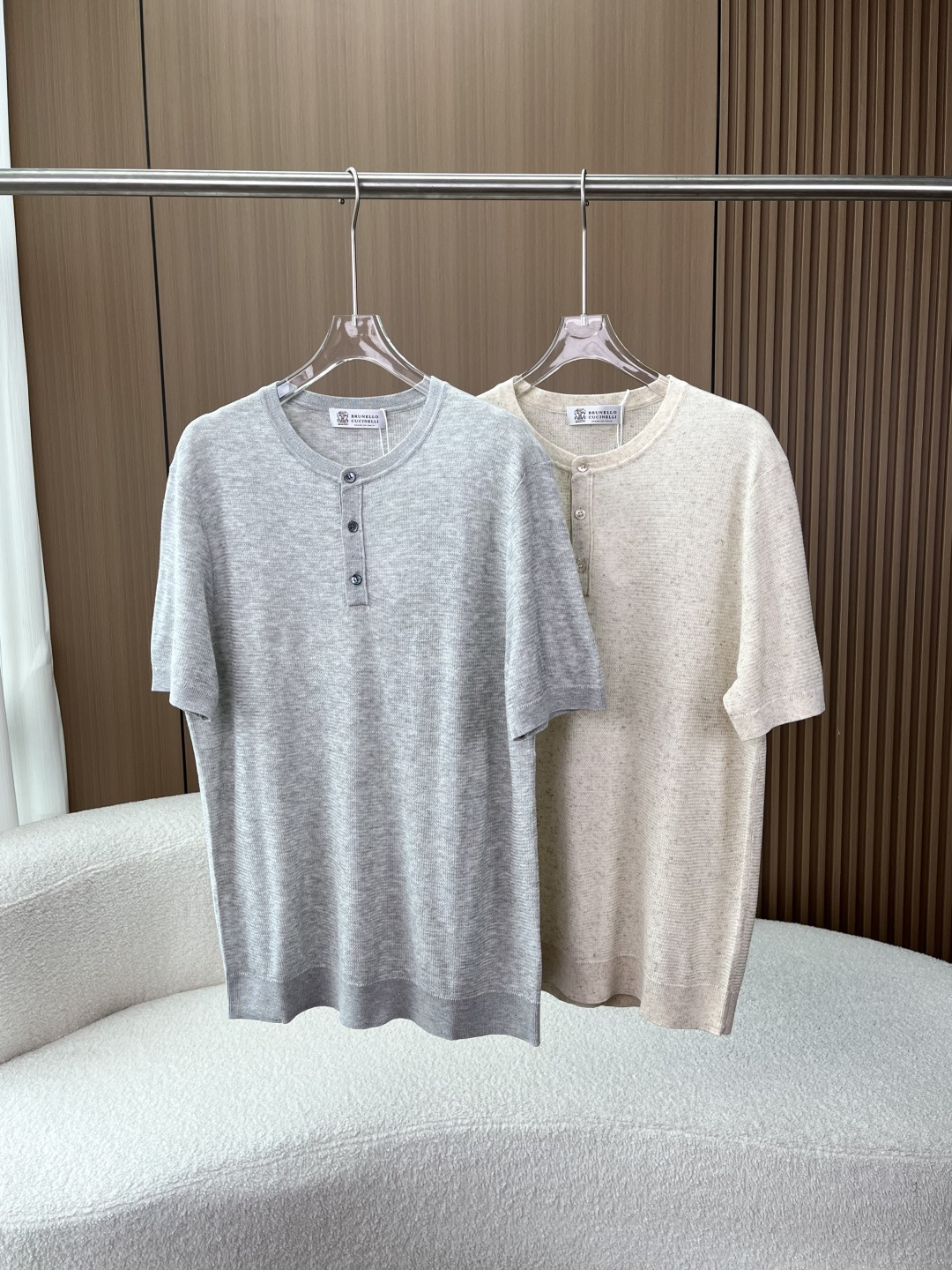NO:822961,Men's linen-cotton blend knit short sleeves from Brunello Cucinelli (BC)! 1. Brand and positioning Brunello Cucinelli is Italy's top luxury brand, known for its 'King of Cashmere' and low-key luxury aesthetics. This T-shirt is a classic of the brand's summer line, focusing on comfortable texture and relaxed luxury. 2. Fabric technology The golden ratio of 75 cotton + 25 linen blend, taking into account the softness of cotton and the breathability and perspiration of linen, solves the pain points of pure linen and cotton being stuffy, and is very suitable for summer wear. The knitted details adopt a delicate hollow/ribbed weaving method, and the fabric has a natural pitted texture. The texture is light and thin, with a sense of drape and is not easy to deform. The details are made of natural shell buttons, threaded collar and hem, and the workmanship is exquisite and durable. 3. Version and style. The half- placket three-button design is more detailed than the ordinary round neck, and is more low-key and relaxed than the Polo collar, suitable for a variety of wearing scenarios. The cut is slightly loose and straight, the upper body is neat and not tight, and it has a relaxed 'old money style' temperament. The color scheme is classic heather gray and oatmeal, and the low saturated tones are versatile and not picky. It is a 'universal base layer' in the wardrobe. Wearing suggestions: Pair casual trousers/drape trousers + loafers for daily commuting to create a clean business casual style. Casual and relaxed, pair with light-colored jeans/linen shorts + white shoes, suitable for weekends, vacations and other scenarios. Wear it layered with a thin shirt or blazer to create a layered look that can be worn in spring and autumn.,, brunello cucinelli, loafers, shorts, jeans, jackets & coats, shirts, T-shirt, tees, t-shirt, business suit, gold,19860909Brunello Cucinelli（BC）的男士亚麻棉混纺针织短袖！ 1. 品牌与定位 Brunello Cucinelli 是意大利顶级奢牌,以“羊绒之王”和低调的奢华美学著称,这款T恤是品牌夏季线的经典之作,主打舒适质感与松弛高级感. 2. 面料工艺 黄金配比75棉 + 25亚麻混纺,兼顾了棉的柔软亲肤和亚麻的透气排汗,解决了纯麻扎肤、纯棉闷热的痛点,非常适合夏季穿着. 针织细节采用细腻的镂空/罗纹织法,面料带有天然麻点肌理,质感轻薄,自带垂坠感,不易变形. 细节做天然贝壳扣、螺纹包边领口与下摆,工艺精致耐穿. 3. 版型与风格 半开襟三粒扣设计,比普通圆领更具细节感,又比Polo领更低调松弛,适配多种穿搭场景. 剪裁版型微宽松直筒剪裁,上身利落不紧绷,自带松弛的“老钱风”气质. 配色经典的麻灰、燕麦两色,低饱和色调百搭不挑人,是衣橱里的“万能打底衫”. 穿搭建议 日常通勤搭配休闲西裤/垂感西裤+乐福鞋,打造干净利落的商务休闲风. 休闲松弛搭配浅色牛仔裤/亚麻短裤+小白鞋,适配周末、度假等多种场景. 叠穿搭配外搭一件薄款衬衫或西装外套,打造层次感,春秋也能继续穿.,,brunello cucinelli,loafers,shorts,jeans,jackets & coats,shirts,T-shirt,tees，t-shirt,business suit,gold,,Women's clothing