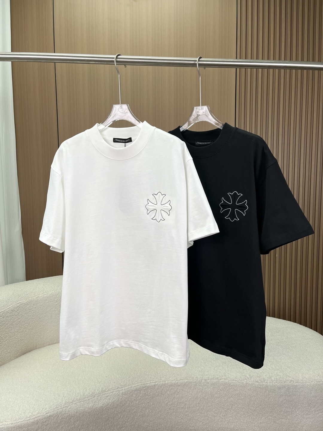 NO:824333,Crow Heart Haute Couture Heavy Industry Cross Embroidery T-shirt] Welds street aesthetics and old money texture to the body. This T-shirt hides the advanced and careful tips for boys. Fabric texture｜High-count combed cotton refuses to be cheap and floppy. The heavy cotton material is crisp and stylish. The upper body is skin-friendly and breathable. It is not stuffy and sweaty when worn in summer. It is not easy to deform or pill after being washed for a long time. The texture is full. Heavy craftsmanship｜Details control ecstasy.  Simple cross embroidery on the front, neat and neat lines, low-key and recognizable. Heavy three-dimensional horseshoe cross embroidery on the back, with raw edge tassel design, directly full of layers, every stitch is exquisite, with brand-level high-end texture. Silhouette version｜A sense of relaxation that does not pick on the figure.  The loose off-shoulder silhouette is not picky about your body shape, and can be easily worn by fat boys. It covers the flesh and makes you look slimmer. It has a lazy and relaxed feel. It can be worn for daily commuting and going out on the streets. Classic color matching | Versatile. Black and white are timeless classics. They can be easily adapted to various styles. Whether paired with jeans or casual pants, they can all be worn with a high-end feel.,, chrome hearts, jeans, tees, t-shirts,19860909克罗心 高定重工十字刺绣T恤】 把街头美学和老钱质感焊在身上 这件T恤,藏着男生穿搭的高级小心机 面料质感｜高支精梳棉 拒绝廉价软塌感,重磅棉料挺括有型,上身亲肤透气,夏天穿不闷汗,久洗也不易变形、起球,质感拉满. 重工工艺｜细节控狂喜 前片简约十字刺绣,走线工整利落,低调又有辨识度 后背重磅立体马蹄十字刺绣,搭配毛边流苏设计,层次感直接拉满,每一处针脚都透着精致感,自带品牌级高级质感 廓形版型｜不挑身材的松弛感 宽松落肩廓形,不挑身材,微胖男生也能轻松驾驭,遮肉显瘦,自带慵懒松弛感,日常通勤、街头出街都能搭. 经典配色｜百搭不出错 黑白两色,都是永不过时的经典款,轻松适配各种风格,不管是配牛仔裤还是休闲裤,都能穿出高级感.,,chrome hearts,jeans,tees，t-shirt,,Women's clothing
