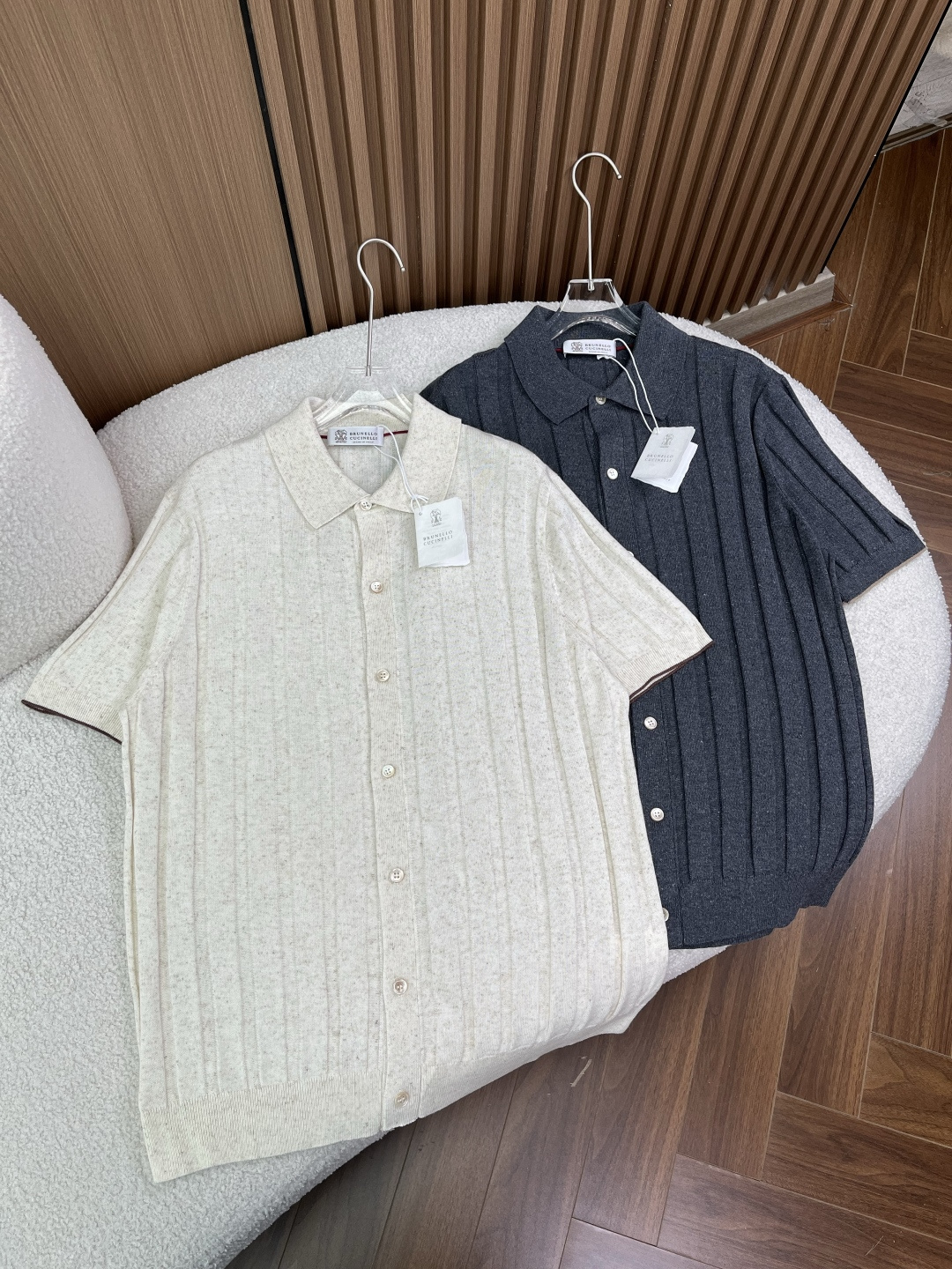 NO:824314,Brunello Cucinelli Men's Old Money Style Linen Blended Pit Cardigan Knitted Polo] Bringing Italian relaxation and high-end texture into every moment of daily life. This knitted Polo is a ceiling item that understands 'low-key and elegant'. Fabric | 25 linen + 75 cotton, cool technology in summer  Yarn imported from Italy, the breathability and sweat-wicking of linen + the skin-friendly softness of cotton, bring a cool feeling to the upper body, saying goodbye to stuffiness and stickiness; textured pit weave, with a sense of drape, it is not easy to wrinkle or collapse after long-term wear, and the sense of high-end is visible to the naked eye. Details | Hidden delicacy in invisible places. Natural mother-of-pearl buckles, with pearl luster, full texture, each one is warm and translucent  Contrasting color cuffs and eye-catching design break the dullness and are low-key and recognizable. Vertical grooved weaving pattern visually slims the upper body and makes the upper body neat and not bloated. Even fat boys can easily manage it. Cardigan-style placket design can be worn alone or layered with one piece to unlock multiple ways of wearing it. Style｜Relaxed silhouette that does not pick on your figure  The slightly loose and straight version is very tolerant to the body. It is not tight on the upper body and has a lazy and relaxed feeling. It can be worn for daily commuting and going out on the weekends. It has a wide range of adaptability. Color matching | Low saturation and old-money colors, close your eyes and avoid stepping on thunder. Gentle oatmeal white/high-end charcoal gray are all-match colors that never go out of style. They can be easily adapted to all kinds of bottoms, whether paired with suit trousers or casual trousers, you can wear them like an Italian nobleman.,, brunello cucinelli,19860909Brunello Cucinelli男士老钱风亚麻混纺坑条开衫针织Polo】 把意式松弛与高级质感,穿进日常的每一刻 这件针织Polo,是懂“低调显贵”的天花板单品 面料｜25亚麻+75棉,夏日凉感黑科技 意大利进口纱线,亚麻的透气排汗+棉的亲肤软糯,上身自带凉感,告别闷热黏腻；肌理感坑条织法,自带垂坠感,久穿也不易皱、不软塌,高级感肉眼可见. 细节｜把精致藏在看不见的地方 天然贝母扣,自带珍珠光泽,质感拉满,每一颗都温润透亮 撞色袖口,点睛设计,打破沉闷,低调又有辨识度 竖坑条织纹,视觉显瘦,上身利落不臃肿,微胖男生也能轻松驾驭 开衫式门襟设计,可单穿可内搭,一件解锁多种穿法 版型｜不挑身材的松弛廓形 微宽松直筒版型,对身材包容性极强,上身不紧绷,自带慵懒松弛感,日常通勤、周末出街都能穿,适配度拉满. 配色｜低饱和老钱色系,闭眼入不踩雷 温柔燕麦白/高级炭灰,都是永不过时的百搭色,轻松适配各种下装,不管是配西裤还是休闲裤,都能穿出意式贵公子的感觉.,,brunello cucinelli,,Women's clothing