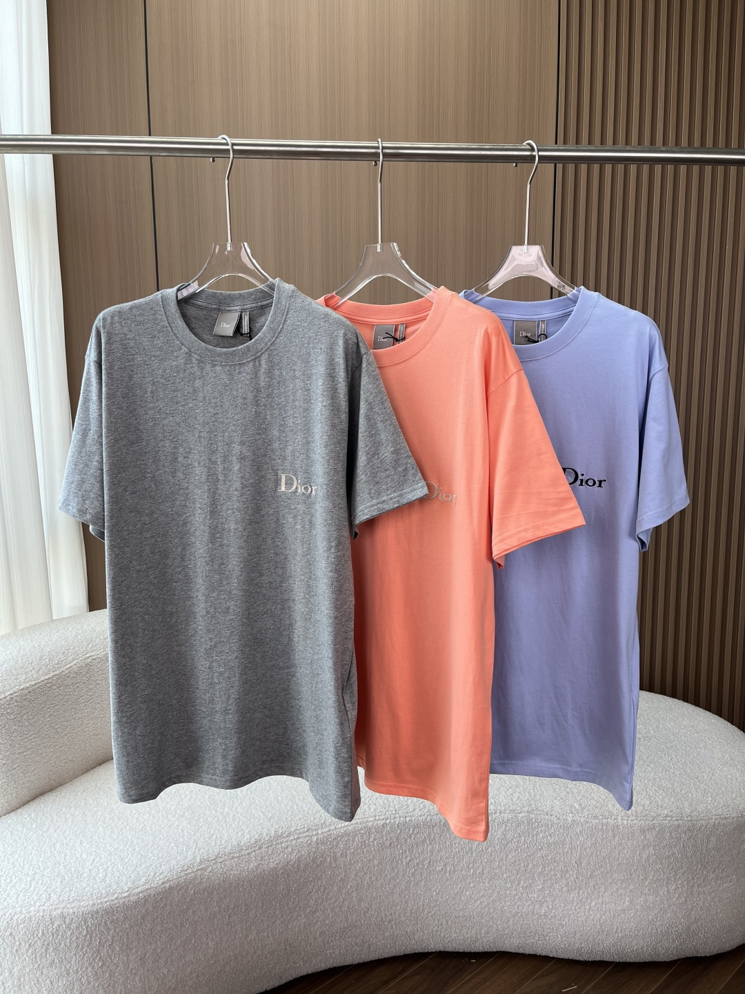 NO:827900,Dior 2026 new round neck short-sleeved T-shirt!  ｜Weld the sense of relaxation to the body. The essence of old money style has never been deliberately flamboyant. It is the quiet high-end sense of fabrics, details and styles. Made of high-count long-staple cotton, soft and skin-friendly as if wrapped in clouds. Heavy washing technology, the upper body has a sense of drape, hiding the flesh and neat. The low-key embroidered logo on the chest is not an exaggerated print, but delicate embroidery with thousands of needles.  The stitching is dense and three-dimensional, and it can stand up to scrutiny even if you look closely. The three low-saturated colors are all 'all-match evergreen styles' in the wardrobe. They are casual and relaxed when worn alone on a daily basis, and they also have a sense of luxury when layered with suits/denim jackets. Whether it is commuting, weekend outings or at home, one piece can handle all scenes. A really good basic style, the kind that can accompany you for many years. Don't pick your body, don't pick your style, just wear looseness and texture on your body, dior, jackets &  coats, T-shirt, tees, t-shirt, business suit,19860909迪奥2026新款圆领短袖T恤！｜把松弛感焊在身上 老钱风的精髓,从来都不是刻意的张扬 而是面料、细节与版型的不动声色的高级感 高支长绒棉打造,软乎乎的亲肤感像被云朵裹住 重磅水洗工艺,上身自带垂坠感,藏肉又利落 胸口低调的刺绣Logo,不是浮夸的印花,而是细腻的万针刺绣 针脚密实立体,凑近看也经得起推敲 三个低饱和色系,都是衣柜里的“百搭常青款” 日常单穿随性松弛,叠穿西装/牛仔外套也自带高级感 不管是通勤、周末出游还是居家,一件就能搞定所有场景 真正的好基础款,是能陪你穿很多年的那种 不挑身材,不挑风格,只把松弛与质感穿在身上,,dior,jackets & coats,T-shirt,tees，t-shirt,business suit,,Women's clothing