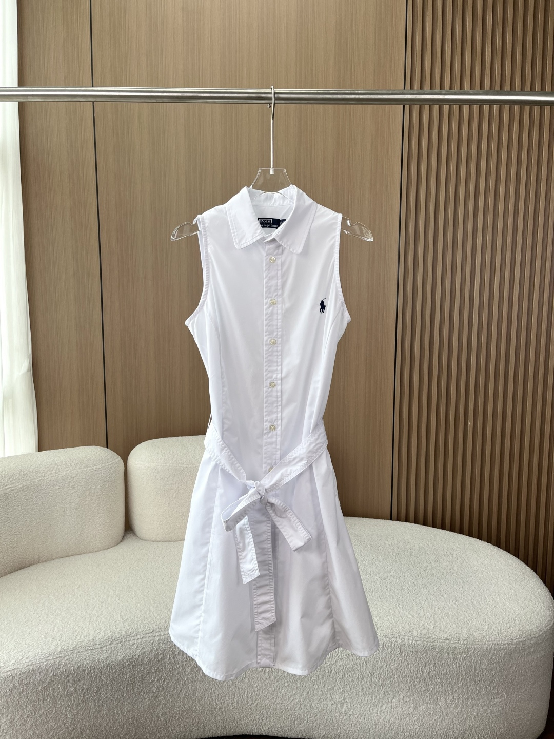 NO:830206,Ralph Lauren/Ralph Lauren's new sleeveless shirt-style vest strap dress has a slim fit and wide hem silhouette, and a sleeveless design that shows off the arm lines and is suitable for wearing in warm seasons. The button placket is classic and easy to put on and take off; the rounded collar adds a soft feel. The iconic pony embroidery on the left side of the chest is a symbol of the brand's identity, adding classicness and recognition; it comes with a belt of the same fabric that can be tied around the waist to modify the waistline to create a waist-in effect and highlight the body curve, or you can choose not to tie it to show casualness.  There are practical pockets on both sides of the waist for easy placement of small items. The back yoke, front and back are decorated with princess lines to enhance the three-dimensional effect and slimming effect. The fabric is made of lightweight pure cotton, which is skin-friendly and breathable. It is comfortable to wear and suitable for daily wear. The fabric has a certain degree of stiffness to maintain the shape, and the upper body skirt naturally spreads. Paired with white shoes or flat sandals, it is suitable for casual travel; paired with a pair of simple high heels, it can be used in formal occasions to add elegance.,,loro  piana,sandals,high heels,skirts,shirts,19860909Ralph Lauren/拉夫劳伦 新款无袖衬衫式背心绑带连衣裙 版型修身宽下摆廓形,无袖设计 ,展现手臂线条,适合温暖季节穿着. 纽扣式门襟,经典且方便穿脱；圆角领增添柔和感. 胸前左侧标志性小马刺绣,是品牌身份象征,增添经典与辨识度； 配有同面料腰带,可系于腰间修饰腰线,打造收腰效果,凸显身材曲线,也可选择不系展现随性. 腰部两侧有实用性口袋,方便放置小物件 .后过肩,正面和背面饰有公主线,增强立体感与修身效果. 面料材质选用轻盈的纯棉面料、棉料亲肤透气,穿着舒适,适合日常穿着. 面料有一定挺括度,保持版型,上身裙摆自然散开. 搭配小白鞋或平底凉鞋,适合休闲出行；配上一双简约高跟鞋,可用于正式一些场合,增加优雅气质.,,loro piana,sandals,high heels,skirts,shirts,,Women's clothing