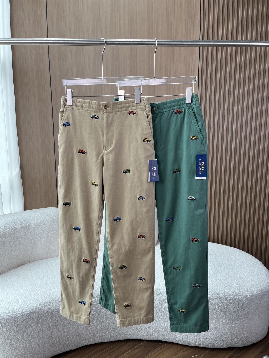 NO:830184,Polo Ralph Lauren Off-Road Vehicle Embroidered Casual Pants Core Design Highlights 1. Themed embroidery The pants are covered with colorful off-road vehicle embroidery, including red, yellow, blue, green, white and other colors, breaking the monotony of traditional solid-color casual pants, bringing an American retro and outdoor casual atmosphere, making them highly recognizable. There is also the brand's iconic pony embroidery on the top of the back pocket, low-key echoing the brand identity. 2. Style and tailoring  They are straight, slightly tapered pants that do not pick up the legs and are highly tolerant to the body shape. The waistband adopts a semi-elastic design, which combines the neatness of formal pants with the comfort of casual pants. It is easy to put on and take off without constricting the waist. The side seam pocket + back pocket design meets daily practical needs.  The main fabric and material are 97% cotton + 3% spandex blended fabric, produced in a factory in Vietnam. The skin-friendly breathability of cotton is combined with the elastic properties of spandex, taking into account comfort and freedom of movement. The twill material has a stiff feel and is not easy to collapse and deform. The craft embroidery stitches are fine and even, and the washable label and main label are both brand standard configurations and support scanning code verification. Color matching and style adaptation  Khaki is a classic and versatile style, suitable for white T-shirts and oxford shirts, creating an American college-style outfit, suitable for daily commuting and leisure occasions. Military green has a more outdoor workwear feel, and when paired with dark work boots and denim jackets, it has a retro street atmosphere and is a highlight item for spring and summer matching.,,loro piana,boots,jackets & coats,shirts,19860909拉夫劳伦 Polo Ralph Lauren 越野车刺绣休闲裤 核心设计亮点 1. 主题刺绣 裤身布满彩色越野车刺绣,包含红、黄、蓝、绿、白等多种配色,打破传统纯色休闲裤的单调感,自带美式复古与户外休闲氛围,辨识度拉满. 后袋上方还带有品牌标志性的小马刺绣,低调呼应品牌身份. 2. 版型与剪裁 属于直筒微锥裤型,不挑腿型,对身材包容度高. 腰头采用半松紧设计,兼顾了正装裤的利落感和休闲裤的舒适度,穿脱方便且不勒腰. 侧缝插袋+后袋设计,满足日常实用性需求. 面料与做材质主体为97棉+3氨纶混纺面料,来自越南工厂生产.棉的亲肤透气搭配氨纶的弹力属性,兼顾舒适与活动自由度,斜纹布材质自带挺括感,不易软塌变形. 工艺刺绣针脚细密均匀,水洗标和主标均为品牌标准配置,支持扫码验证. 配色与风格适配 卡其色经典百搭款,适配白T、牛津纺衬衫,打造美式学院风穿搭,适合日常通勤、休闲场合. 军绿色更具户外工装感,搭配深色工装靴、牛仔外套,自带复古街头氛围,是春夏搭配的亮点单品.,,loro piana,boots,jackets & coats,shirts,,Women's clothing