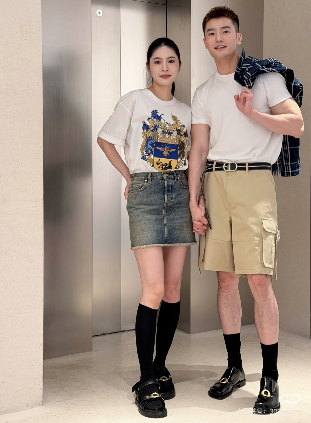 NO:830305,The loose-fitting drop-shoulder cut is not flattering on your body shape. It creates a sense of looseness when worn by boys. It can also be worn by girls with a casual boyfriend style, easily hiding the belly and wide shoulder line;,,19860909宽松落肩剪裁,不挑身材,男生穿自带松弛感,女生穿也能穿出男友风的随性,轻松藏住小肚腩和宽肩线；,,,Women's clothing
