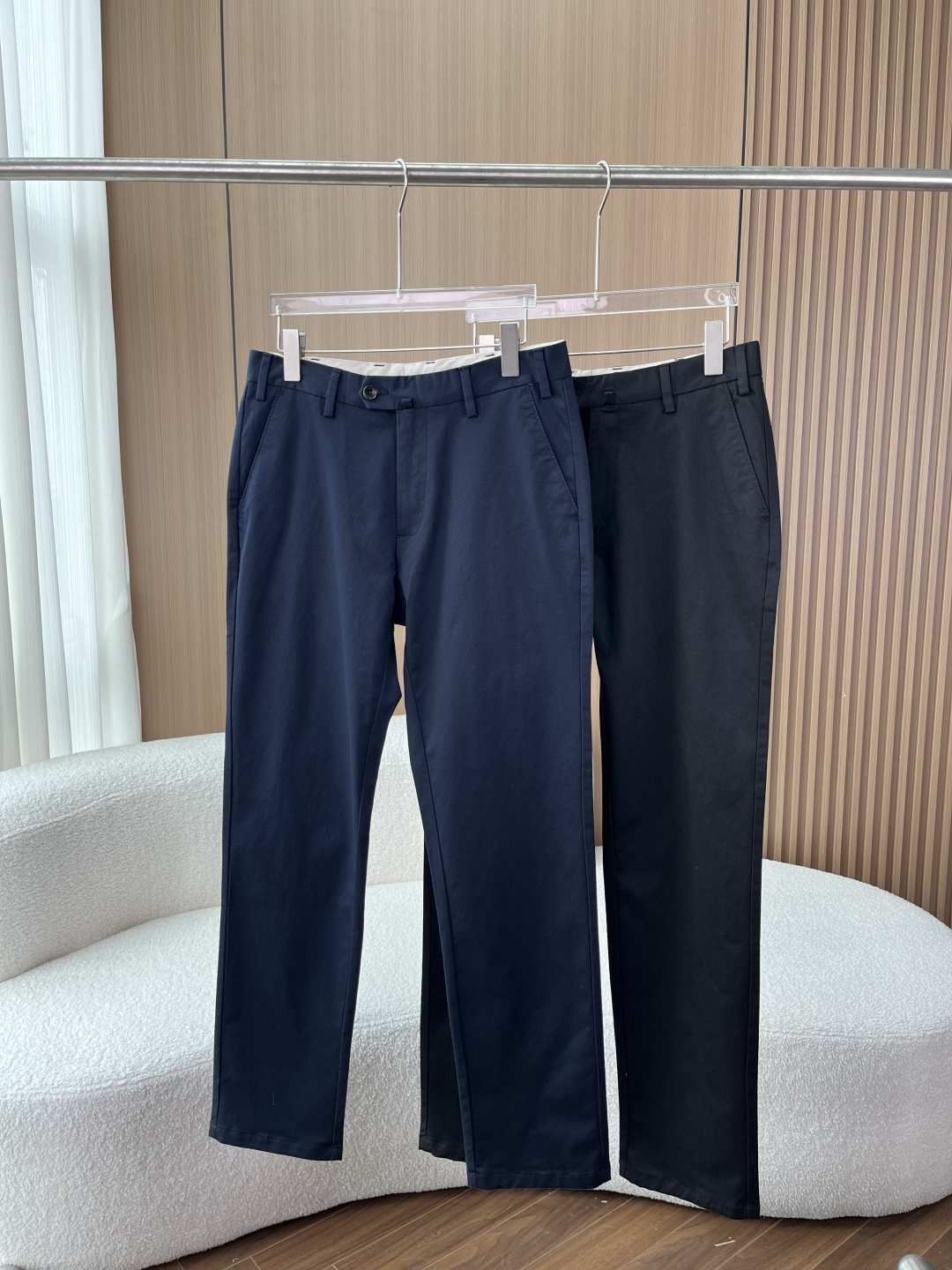 NO:830344,Loro Piana men's casual pants 1. The placket system adopts a classic button + zipper opening and closing design. The buttons are customized for the brand. The 'LORO PIANA' brand handwritten logo is engraved on both sides. The 4-hole button design has strong stitching and a thick texture. Imitation cannot restore the precision and texture of the engraving. The zipper is a brand-customized metal zipper with Loro engraved on the zipper head.  Piana's handwritten logo, pulls smoothly without jamming, and the hardware has a warm luster. 2. Waistband and inner lining technology: The inside of the waistband is made of off-white pure cotton lining, and the brand's handwritten logo is embroidered on the waistband. The embroidery is neat, the lines are smooth, and there are no jumps or missing stitches, which is the brand's signature detail;  There is a brand-exclusive brown decorative thread on the inside of the waistband. The precise and symmetrical routing is the core detail of the brand's craftsmanship. 3. Craftsmanship details of the whole trousers. The stitching of the whole trousers is even and flat, and the stitch density is consistent. It complies with Italian manual craftsmanship standards. There are no jumps, missing stitches, exposed threads and other problems; the fabric is fine and soft, with the warm luster of natural cotton fabrics, moderate elasticity, the upper body is stiff but not soft, has excellent wrinkle resistance, and is not easy to deform after long-term wear;  The edges of the trouser legs and pockets are hemmed, with exquisite workmanship and full details, meeting the standards of luxury-grade ready-to-wear clothing. Fabric composition  96 brand custom-made high-quality long-staple cotton (COTONE/COTTON) + 4 spandex (ELASTAN/ELASTANE), which is an elastic cotton twill fabric. It has been processed by garment dyeing process to achieve uniform color and excellent color fastness. It also takes into account the skin-friendly breathability of cotton and the elasticity of spandex. The upper body is crisp and not tight, and its wrinkle resistance and shape retention are far superior to ordinary casual pants. Wearing Adaptation 1. Version advantage  The slightly loose straight version has an excellent modification effect on men with fat waists, plump buttocks and uneven legs. The upper body is slimmer and the legs are straighter. It is not picky and suitable for most Asian men's body types. 2. Multi-scene dressing options: For business commuting, pair it with a Loro Piana cotton shirt, silk tie, loafers, and a customized suit to create a low-key and luxurious business look;  For daily casual wear, pair with branded Polo shirts, white shoes/loafers, jackets, and windbreakers to create a classic 'old money style' casual look; for light business, pair with cashmere sweaters and derby shoes, suitable for semi-formal scenes such as offices and business negotiations; for casual travel, pair with basic T-shirts and sneakers to create a comfortable and casual daily travel look.,,loro piana,loafers,sneakers,jackets & coats,shirts,tees,t-shirt,business suit,real  silk,ties,19860909Loro Piana（诺悠翩雅）男士休闲裤 1. 门襟系统 采用经典纽扣+拉链开合设计,纽扣为品牌专属定制,双面刻有“LORO PIANA”品牌手写体标识,4孔纽扣设计,缝线牢固,质感厚重,仿品无法还原刻字精度与质感； 拉链为品牌定制金属拉链,拉链头刻有Loro Piana手写体logo,拉动顺滑无卡顿,五金光泽温润. 2. 腰头与内里工艺 腰头内侧采用米白色纯棉衬里,衬腰上有品牌手写体logo刺绣,刺绣工整、线条流畅,无跳线、漏针,是品牌标志性细节； 腰头缝线采用品牌专属明线工艺,针脚均匀、平整,腰袢做工扎实,受力均匀,久穿不变形； 腰头内侧有品牌专属棕色装饰线,走线精准对称,是品牌工艺辨识度的核心细节. 3. 全裤工艺细节 全裤缝线均匀、平整,针脚密度一致,符合意大利手工工艺标准,无跳线、漏针、线头外露等问题； 面料细腻柔软,带有天然棉织物的温润光泽,弹力适中,上身挺括不软塌,抗皱性优异,久穿不易变形； 裤脚、口袋边缘做包边处理,做工精致,细节拉满,符合奢品级成衣标准. 面料成分 96品牌定制优质长绒棉（COTONE/COTTON）+4氨纶（ELASTAN/ELASTANE）,属于弹力棉斜纹面料,经过成衣染色工艺处理,色彩均匀、色牢度优异,同时兼顾棉的亲肤透气与氨纶的弹性,上身挺括不紧绷,抗皱性、保形性远超普通休闲裤. 穿搭适配 1. 版型优势 微宽松直筒版型,对腰腹有肉、臀部丰满、腿型不直的男士有极佳的修饰效果,上身显瘦显腿直,不挑身材,适配绝大多数亚洲男士体型. 2. 多场景穿搭方案 商务通勤搭配Loro Piana纯棉衬衫、真丝领带、乐福鞋,外搭定制西装,打造低调奢华的商务造型； 日常休闲搭配品牌Polo衫、小白鞋/乐福鞋,外搭夹克、风衣,打造经典“老钱风”休闲造型； 轻商务搭配羊绒针织衫、德比鞋,适配办公室、商务洽谈等半正式场景； 休闲出行搭配基础款T恤、运动鞋,打造舒适随性的日常出行造型.,,loro piana,loafers,sneakers,jackets & coats,shirts,tees，t-shirt,business suit,real silk,ties,,Women's clothing