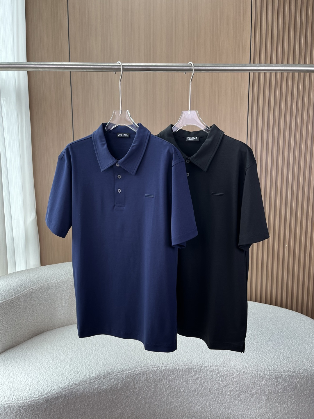 NO:830335,(High quality) ZEGNA Zegna old-money style high-count cotton Polo shirt | A high-quality garment that can be worn for both business and leisure. 'Logo-free high-end · Versatile Polo for men that can be worn in all seasons' [Style Core] Re-engraved Zegna old-money aesthetics, abandoning exaggerated logos, showing texture with details, balancing business neatness and leisure relaxation, creating an effortless sense of high-end, suitable for multiple scenes. [Fabric Core]  Selected high-count combed cotton fabric has a delicate and silky touch, has a sense of drape, is soft but not collapsed, and will not be easily deformed after long-term wear. It has excellent anti-wrinkle properties, so you don’t need to iron when traveling and commuting, so you can always stay decent. It is breathable and skin-friendly, saying goodbye to hot and sticky weather, and it is refreshing and comfortable to wear in summer. [Exclusive for detail control] The double lines on the chest are decorated with a low-key and exquisite line design, replacing the exaggerated logo, and everyone who knows it will understand the sense of high-end, unobtrusive but highly recognizable.  The custom-made metal button placket uses polished textured buttons, each one is exquisite and weighty, and the details highlight the quality. The back collar hanging tab design restores the brand craftsmanship details, which is convenient for hanging and storage, and keeps the collar from deforming. The side slit design of the hem increases the space for movement, does not block the crotch or tightens, and improves wearing comfort.  Precision routing technology makes the entire garment neatly hemmed. The routing is smooth and smooth. It is durable and not easy to unravel. The texture is full. [Versatile design] Slightly loose straight fit, not clinging to the flesh or tight, and has a good modification effect on the waist, abdomen and shoulder lines. It optimizes the head-to-body ratio and can easily wear a tall and neat posture, which can be easily controlled by all body types. [Versatile Scenes] Pair with trousers/casual pants for business commuting to create a neat and elite look. Pair with jeans/shorts for daily casual wear, which is relaxed and textured.  Suitable for light business occasions with casual suits, low-key, elegant and not rigid [optional colors] Navy blue is retro and noble, yellow leather-friendly, comes with a calming filter Classic black is slim and versatile, an all-purpose color that cannot go wrong, easily adapts to all bottoms, zegna, shorts, jeans, business suit,19860909（高品质） ZEGNA杰尼亚老钱风高支棉Polo衫 | 商务休闲都能打的质感神衣 「 无logo高级感 · 四季可穿的男士百搭Polo 」【风格内核】 复刻杰尼亚式老钱美学,摒弃浮夸logo,以细节彰显质感,平衡商务的利落与休闲的松弛,打造不费力的高级感,适配多场景穿搭.【面料核心】 甄选高支精梳棉面料,触感细腻丝滑,自带垂坠感,软而不塌,久穿不易变形.优秀的抗皱性能,出差通勤无需熨烫,时刻保持体面；透气亲肤的特性,告别闷热黏腻,夏季穿着也清爽舒适.【细节控专属】 胸口双线条装饰低调精致的线条设计,替代浮夸logo,懂的人都懂的高级感,不张扬却极具辨识度. 定制金属纽扣门襟采用打磨抛光的质感纽扣,每一颗都精致有分量,细节处彰显品质. 后领挂袢设计还原品牌工艺细节,方便悬挂收纳,保持领口不变形. 侧开叉剪裁下摆侧开叉设计,增加活动空间,不卡裆不紧绷,提升穿着舒适度. 精密走线工艺全衣工整包边,走线平整流畅,耐穿不易开线,质感拉满.【版型设计】 微宽松直筒版型,不贴肉不紧绷,对腰腹、肩线有良好的修饰效果,优化头身比,轻松穿出挺拔利落的体态,各种身材都能轻松驾驭.【百搭场景】 商务通勤搭配西裤/休闲裤,打造利落精英感 日常休闲搭配牛仔裤/短裤,松弛又有质感 轻商务场合搭配休闲西装,低调显贵不刻板【可选颜色】 藏青色复古显贵,黄皮友好,自带沉稳滤镜 经典黑色显瘦百搭,不出错的万能色,轻松适配所有下装,,zegna,shorts,jeans,business suit,,Women's clothing