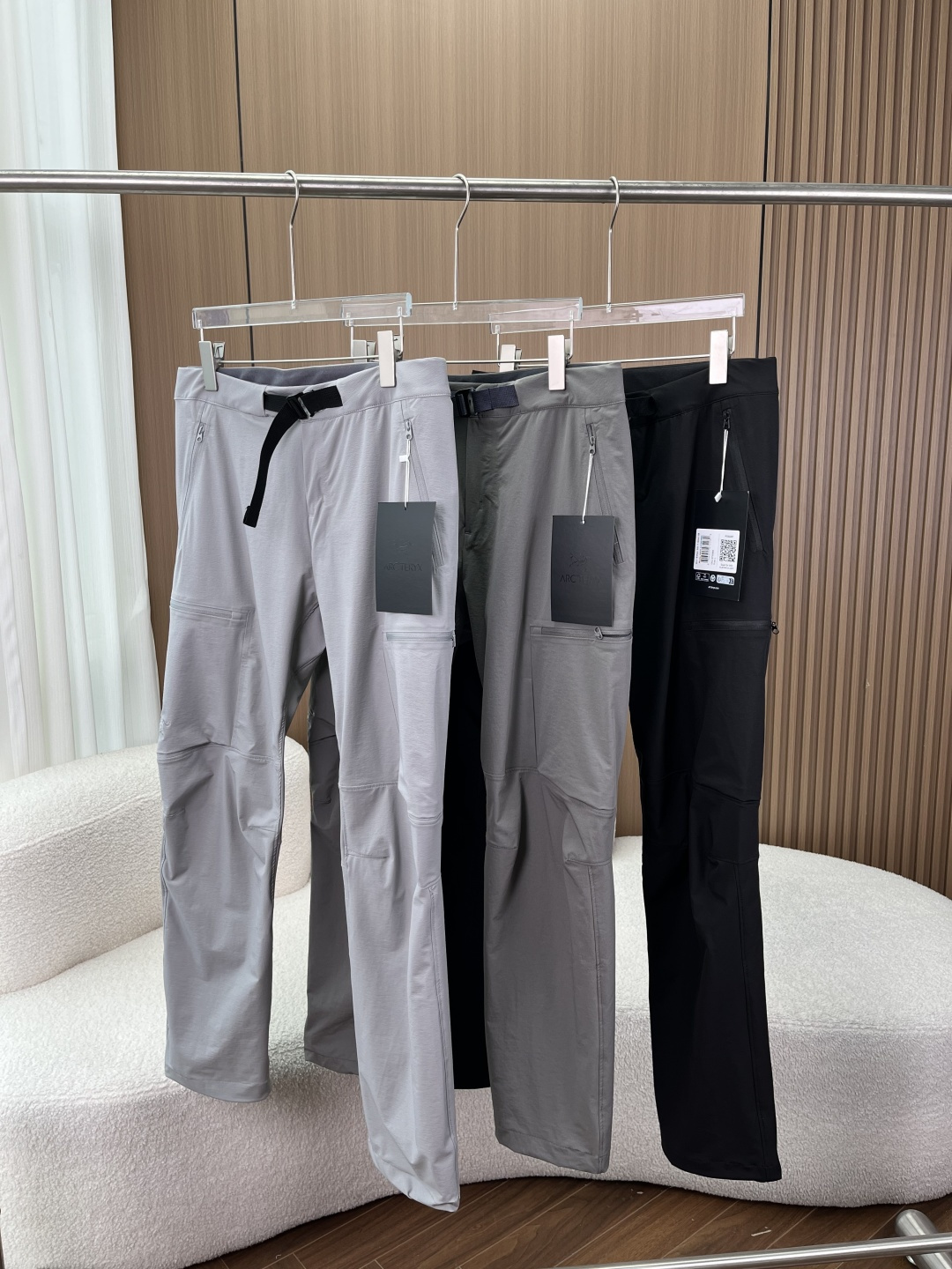 NO:830278,Bird's Magic Pants｜Archa'teryx's all-round soft shell pants with both function and texture online!  The perfect product for outdoor parties/city players!  One pair unlocks all scenarios of commuting, hiking, and daily life. The fabric has a cool feeling, which makes it not sweaty when worn in summer. It has a drapey feeling that does not cling to the legs and does not look bloated. It is anti-wrinkle and anti-wrinkle, and it does not wrinkle when rolled into a ball. It does not take up space at all when stuffed into a bag for business trips. It can be worn directly when you take it out. The high-elastic fabric is not binding and does not get stuck in the crotch when squatting, walking, or running. It can be used for outdoor hiking and daily commuting.  The three-dimensional embroidered bird logo on the side of the trouser legs is neat and full, low-key and not exaggerated, and those who know it can get the texture at a glance; YKK custom zippers all over the body are smooth and not stuck, and the multi-pocket design with zippers on the side can hold mobile phones, keys, and card cases without fear of losing them, and it can be used outdoors with peace of mind; It comes with an adjustable belt, no need to wear an additional belt, it does not tighten the tummy, does not slip around the waist, and can be easily controlled even if you are slightly fat;  The trouser legs have adjustable drawstrings and can be straight or tied. They look good with sports shoes, hiking boots and sneakers, and are suitable for various styles. 3. [Versatile and easy to match | Unlock N kinds of dressing scenarios] Three classic colors of light gray/dark gray/pure black, you can wear it with your eyes closed without stepping on it, and you can easily control yellow leather and black leather;  One pair of pants can be worn multiple times for outdoor hiking, citywalking, commuting to work, fitness running, and traveling for business trips. It can be used all year round and is full of practicality.,,jil sanderarc'teryx,sneakers,19860909鸟家神裤｜始祖鸟机能与质感双在线的全能软壳裤！ 户外党/城市玩家封神款！一条解锁通勤、徒步、日常全场景 面料自带凉感,夏天穿不闷汗,自带垂坠感,不贴腿、不显臃肿； 抗皱抗造,揉成一团也不皱,出差旅行塞包里完全不占地方,拿出来直接穿； 高弹面料不束缚,蹲起、走路、跑步都不卡裆,户外徒步、日常通勤都能打.  裤腿侧部的立体刺绣鸟标,走线工整饱满,低调不浮夸,懂的人一眼就能get到质感； 全身YKK定制拉链,顺滑不卡顿,侧面带拉链的多口袋设计,放手机、钥匙、卡包都不怕掉,户外也安心； 自带可调节腰带,不用额外配皮带,不勒肚子、不滑腰,微胖也能轻松驾驭； 裤脚带可调节抽绳,可直筒可束脚,搭配运动鞋、登山鞋、板鞋都好看,适配各种风格. 3.【百搭不挑人｜解锁N种穿搭场景】 三个经典配色浅灰/深灰/纯黑,闭眼入都不踩雷,黄皮、黑皮都能轻松驾驭； 直筒微锥版型,修饰腿型一绝,显腿直、显腿长,男生穿利落帅气,女生穿随性显瘦； 一裤多穿户外徒步、citywalk、通勤上班、健身跑步、旅行出差,一年四季都能用,实用性拉满.,,jil sanderarc'teryx,sneakers,,Women's clothing