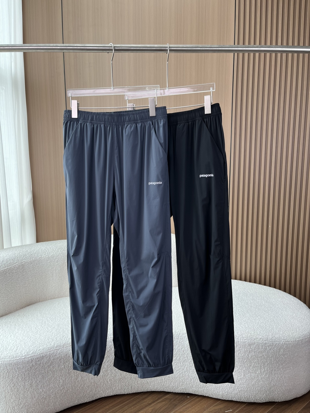 NO:830265,Patagonia Patagonia quick-drying ice silk pants!  Outdoor Party & Lazy Party Become Gods!  'Air-conditioned pants' for walking, cool and breathable + splash-proof, no burden to wear in summer 1. [Ice-feeling quick-drying fabric | Directly cool down by 5℃ when worn] Made of high-density polyester fiber ice silk fabric, it feels cool to the touch, and the upper body will say goodbye to stuffiness in an instant!  It is as light as paper but has breathable holes. It does not stick to your legs or stuffy when you sweat, and you can stay dry all day long during exercise/commute. With anti-splash technology, you are not afraid of splashing water on rainy days or encountering light rain outdoors, making daily care very worry-free. It is anti-wrinkle and requires no ironing. It can be crumpled into a ball and stuffed into a bag without wrinkles. It is very convenient to take it with you on business trips. 2. [Outdoor-level details | Maximize practicality]  Hidden zipper pockets on the back waist can store mobile phones, keys, and bus passes without fear of losing them, so you can run/hike with peace of mind; The inner mesh pocket fabric is breathable and does not make you sweaty, bid farewell to the 'plastic feel' of cheap quick-drying pants, and is comfortable to wear against the skin; the elastic waist + drawstring design does not tighten the belly or get stuck in the crotch, and can be easily managed even if you are fat or have a small belly;  Three-dimensional tailoring + leggings are perfect for modifying your leg shape. They are loose and not bloated. They look neat when worn by boys, and can be worn by girls with a casual boyfriend style. 3. [Versatile and easy to match | Unlock N types of summer scenes] Two classic colors, versatile black/high-end dark gray, can be worn with eyes closed; Suitable for all styles of outdoor hiking, running fitness, citywalk, daily commuting, lying flat at home, one pair of pants can do it all;  It looks great with white T-shirts, sweatshirts, and linen shirts without any pressure, and you can easily achieve the American outdoor style/old money casual feel.,,hoodie,sweatshirts,shirts,19860909Patagonia巴塔哥尼亚速干冰丝裤！ 户外党&懒人党封神！行走的“空调裤”,凉感透气+防泼溅,夏天穿零负担 1.【冰感速干面料｜穿上直接降温5℃】 采用高密聚酯纤维冰丝面料,摸上去自带凉感,上身瞬间告别闷热！ 轻薄如纸却自带透气孔,出汗不粘腿、不闷汗,运动/通勤一整天都保持干爽； 防泼溅科技加持,下雨天溅到水、户外偶遇小雨都不怕,日常打理超省心； 抗皱免熨,揉成一团塞包里拿出来也不皱,出差旅行带它超方便. 2.【户外级细节｜把实用性拉满】 后腰隐藏拉链口袋放手机、钥匙、公交卡都不怕掉,跑步/徒步也安心； 内里网布口袋布透气不闷汗,告别廉价速干裤的“塑料感”,贴肤穿也舒服； 松紧腰+抽绳设计不勒肚子、不卡裆,微胖/有小肚子也能轻松驾驭； 立体剪裁+束脚裤型修饰腿型一绝,宽松不臃肿,男生穿显利落,女生穿也能穿出随性男友风. 3.【百搭不挑人｜解锁N种夏日场景】 两个经典色百搭黑/高级深灰,闭眼入都不会错； 适配所有风格户外徒步、跑步健身、citywalk、日常通勤、居家躺平,一裤搞定； 搭配无压力配白T、卫衣、亚麻衬衫都好看,轻松拿捏美式户外风/老钱休闲感.,,hoodie,sweatshirts,shirts,,Women's clothing