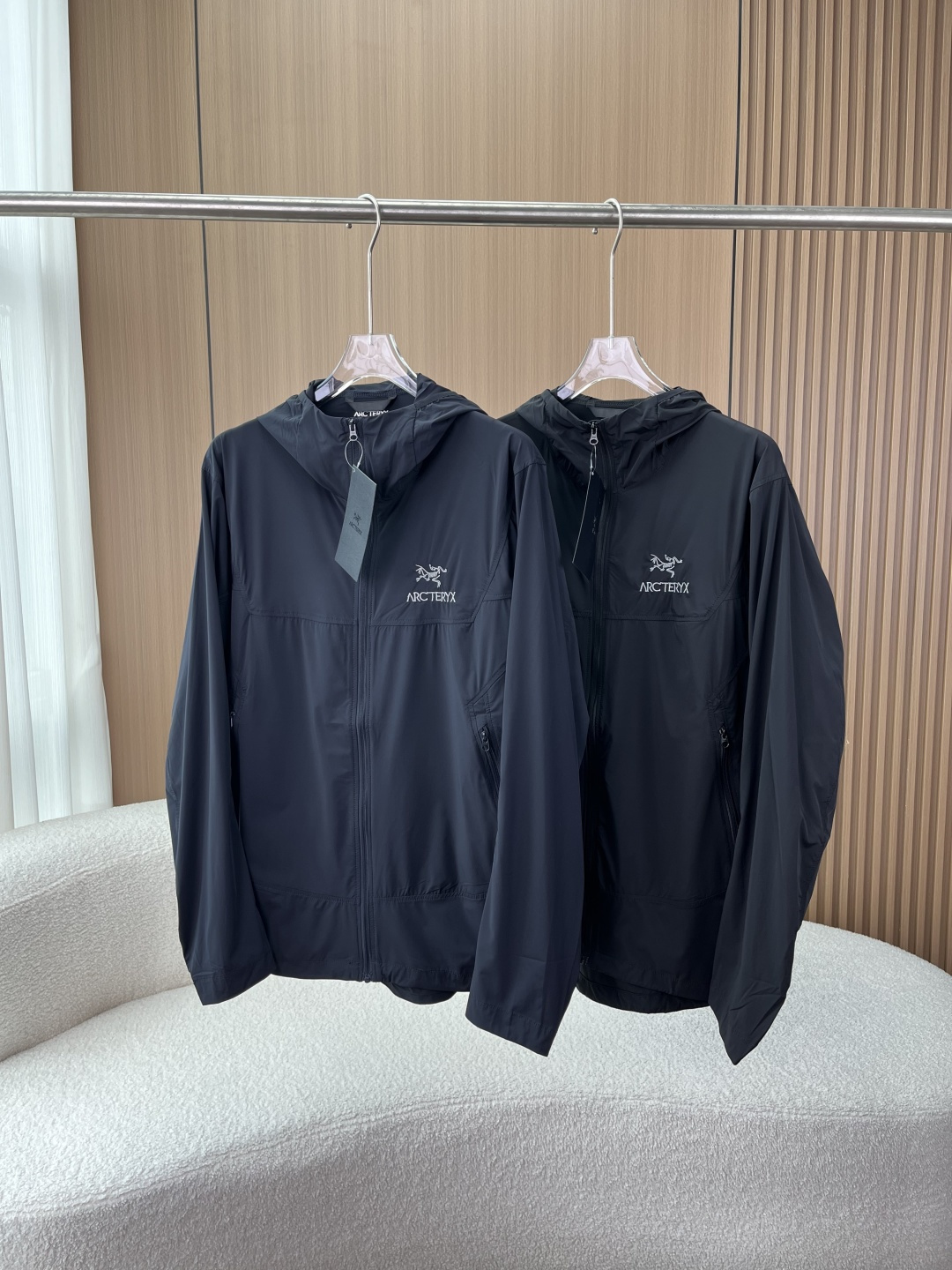 NO:830245,Arc'teryx 2026 new zero-burden ice-sense sun protection skin clothing!  Just needed for summer!  Suitable for sun protection/commuting/outdoor use in one piece, it’s so light it’s like you’re not wearing anything at all!  It is made of 96% high-elastic polyester fiber + 4% spandex fabric, which has a cooling buff. The upper body will instantly say goodbye to the hot and sticky feeling, and you will not feel sweaty at all in summer!  UPF50+ high-power sun protection, directly blocking ultraviolet rays, no longer afraid of tanning and sunburn, can be used for outdoor hiking and daily commuting; With the blessing of water-repellent fabrics, you are not afraid of light rain or splashing water, and daily care is super worry-free; It is light and anti-wrinkle, and it does not wrinkle when it is kneaded into a ball. It takes up no room at all in the bag for business trips, and it is as light as if you are not wearing anything. 2. [The ecstasy of controlling details | Engraving texture in every place]  The three-dimensional embroidered bird logo on the chest is neat and full, low-key and not exaggerated, and those who know it can get the texture at a glance; YKK custom zippers all over the body are smooth and not stuck, and will not break after a long time of use. The side pockets are also zippered, so you don’t have to worry about losing your mobile phone and keys; the hem has an adjustable drawstring, which can be tightened when the wind is strong to prevent wind, and the fit can be adjusted to say goodbye to looseness;  Hooded design + elastic cuffs, no need to wear an extra hat, more sun protection, the hat does not press the hairstyle, and the cuffs fit the wrist without running up. 3. [Versatile and not picky | Unlock N kinds of summer scenes] Loose and slightly dropped shoulder version, not picky about body shape or gender, boys are neat and handsome when wearing it, girls are looking slim when wearing it, and can easily hide fat even if they are slightly fat;  The two classic colors are versatile pure black/high-end navy blue. They don't look too bad when you close your eyes. They look good with jeans, sweatpants, and shorts. They can be worn multiple times for outdoor hiking, running and fitness, citywalk, daily commuting, sun protection while driving, and as a jacket in air-conditioned rooms. They can be used all year round and are very practical., arc'teryx, shorts, jeans, jackets & coats, hats,19860909始祖鸟2026新款零负担冰感防晒皮肤衣！ 夏天刚需！一件搞定防晒/通勤/户外,轻到像没穿！ 采用96高弹聚酯纤维+4氨纶面料,自带凉感buff,上身瞬间告别闷热粘腻,夏天穿完全不闷汗！ UPF50+高倍防晒,紫外线直接隔绝,再也不怕晒黑晒伤,户外徒步、日常通勤都能打； 防泼水面料加持,小雨天、泼水溅到都不怕,日常打理超省心； 轻薄抗皱,揉成一团也不皱,出差旅行塞包里完全不占地方,轻到像没穿一样. 2.【细节控狂喜｜把质感刻在每一处】 胸口立体刺绣鸟标,走线工整饱满,低调不浮夸,懂的人一眼就能get到质感； 全身YKK定制拉链,顺滑不卡顿,用多久都不会坏,侧面口袋也带拉链,放手机、钥匙完全不用担心掉； 下摆带可调节抽绳,风大的时候收紧不灌风,还能调整版型,告别松垮感； 连帽设计+弹力袖口,不用额外戴帽子,防晒更到位,帽子也不压发型,袖口贴合手腕不往上跑. 3.【百搭不挑人｜解锁N种夏日场景】 宽松微落肩版型,不挑身材不挑性别,男生穿利落帅气,女生穿随性显瘦,微胖也能轻松藏肉； 两个经典配色百搭纯黑/高级藏蓝,闭眼入都不踩雷,搭配牛仔裤、运动裤、短裤都好看； 一衣多穿户外徒步、跑步健身、citywalk、日常通勤、开车防晒、空调房当外套,一年四季都能用,实用性拉满.,arc'teryx,shorts,jeans,jackets & coats,hats,,Women's clothing