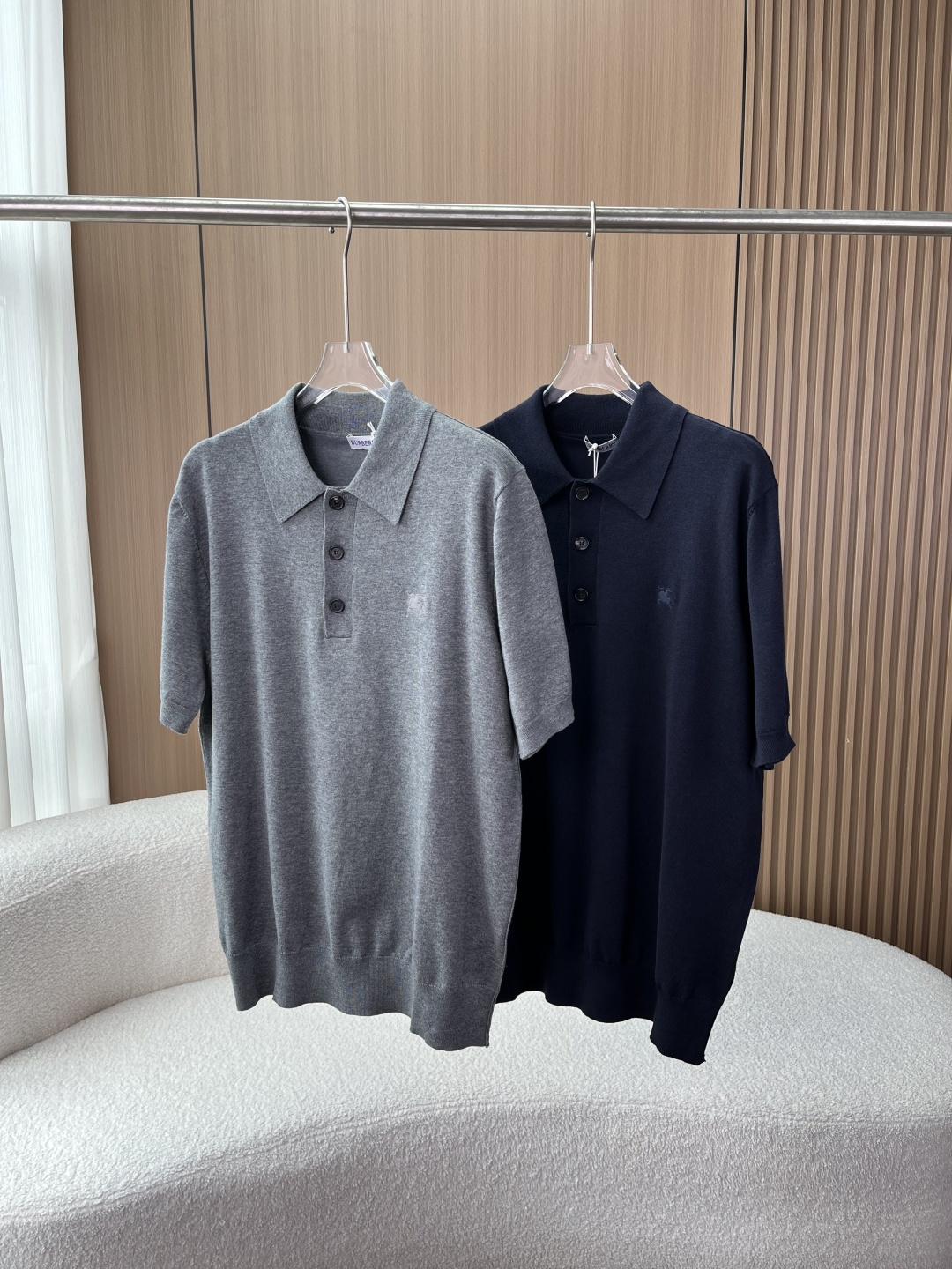 NO:830226,Old money style Fengshen｜Burberry cashmere knitted Polo!  A low-key and noble ceiling item that gives off an effortless sense of luxury in one piece. 1. [Cashmere｜Wear clouds on your body] Made of high-count cashmere knitted fabric, it feels as soft and waxy as clouds. It sticks to the skin without being tangled at all, and has a high-end matte texture. It is light, breathable and not stuffy, suitable for spring and summer wear alone or as an inner layer for autumn and winter. It can be worn all year round; it is anti-wrinkle and will not wrinkle when rolled into a ball. It is super worry-free to carry it on business trips;  The two classic colors of dark gray/navy blue are not picky about age or skin, and yellow skin can be easily controlled. 2. [Details control ecstasy | Hidden brand heritage in every place] The same color embroidered war horse logo on the chest is low-key and unobtrusive, and people who know it can recognize it at a glance, avoiding the exaggeration of the big logo; The brand-engraved buttons on the placket are full of details, and even the inside of the buttons is made of plaid jacquard;  Classic Polo collar + three-button design, neat and energetic, bid farewell to the casual feeling of ordinary T-shirts; loose and slightly dropped shoulders, regardless of body shape, can be worn by fat boys to look upright and neat. 3. [Versatile and effortless | Unlock the old-money style dressing formula] No need to think about matching, you can wear it casually. Pair it with linen trousers/straight-leg jeans, it will give you the relaxed feeling of a noble man out on the street;  Wear it with a suit jacket, and you can wear it while commuting to work with a low-key luxury taste; with shorts + sneakers, you can wear it effortlessly on the weekend with a sense of fashion.,,burberry,burberry,shorts,jeans,jackets & coats,tees,t-shirt,business suit,19860909老钱风封神｜Burberry巴宝莉羊绒针织Polo！ 低调显贵的天花板单品,一件穿出不费力的高级感 1.【山羊绒｜把云朵穿在身上】 采用高支山羊绒针织面料,手感软糯如云,贴肤穿完全不扎,自带高级哑光质感. 轻薄透气不闷汗,春夏单穿、秋冬内搭都合适,一年四季都能穿； 抗皱性拉满,揉成一团也不会皱,出差旅行带它超省心； 深灰/藏青两个经典色,不挑年龄不挑皮,黄皮也能轻松驾驭. 2.【细节控狂喜｜把品牌底蕴藏在每一处】 胸口同色系刺绣战马标,低调不张扬,懂的人一眼就能认出,避免了大logo的浮夸感； 门襟的品牌刻字纽扣,细节拉满,连纽扣内侧都做了格纹提花； 经典Polo领+三粒扣设计,利落又显精神,告别普通T恤的随意感； 宽松微落肩版型,不挑身材,微胖男生也能穿出挺拔利落的效果. 3.【百搭不费力｜解锁老钱风穿搭公式】 不用费脑搭配,随便穿都显贵 搭配亚麻西裤/直筒牛仔裤,就是贵公子出街的松弛感； 外搭一件西装外套,上班通勤也能穿出低调的高奢品味； 配短裤+板鞋,周末出门也能穿出不费力的潮流感.,,burberry,burberry,shorts,jeans,jackets & coats,tees，t-shirt,business suit,,Women's clothing