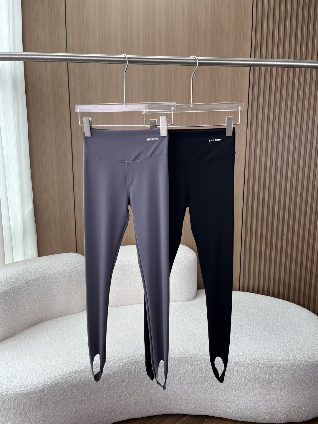 NO:832021,THE ROW foot-stomping shark pants｜Zero-feeling naked wear｜High elastic shaping｜All-purpose leggings!  The same style of shark pants from THE ROW has finally been found for you!  The upper body feels zero when worn naked, it is highly elastic and does not pinch the flesh, and the bottoming is perfect!  58.9 nylon + 41.1 spandex high elastic blend, you will know what 'zero restraint' means when you get it!  The fabric has high elasticity, it rebounds in seconds when you pinch it, and it doesn't get stuck, stuffy or curled when worn closely!  It has a matte matte texture, no reflection, no awkward lines, and a sense of high-end!  High-waisted belly-controlling design | Transform into an ant-like waist in seconds. The wide-brimmed and high-waisted waistband hides your belly and belly fat, tightening your waist and lifting your buttocks in just one second!  The three-dimensional hot-stamped logo of THE ROW on the waistband is low-key and recognizable. You can wear it with a high-end feel without a big logo!  Tread-on hem trouser legs｜Versatile, no matter your choice of shoes. The trousers have an integrated toe-on design, so they won’t slide up or curl up when walking!  It goes great with sneakers, loafers, and boots, and the trousers will always fit snugly, so you don’t have to pull your pants awkwardly anymore!  Seamless hemming process｜No crotch snags or crotch snags. The whole trousers are made of traceless hemming technology, and the threads are so neatly routed that no threads can be seen!  The crotch is made into a U-shaped three-dimensional cut, which makes it easy to sit for long periods of time without tightening the crotch or getting stuck on the body. It can be worn under 140 pounds!  High elastic shaping | Transform into cartoon legs in seconds. The fabric has a micro-pressure effect, tightening the flesh of thighs and calves, and transforming into straight legs in seconds!  It's not tight or tight, so you can squat, walk, or exercise without any sense of restraint. It's suitable for fitness and daily wear!  ,,loafers,boots,sneakers,19860909THE ROW踩脚鲨鱼裤｜零感裸穿｜高弹塑形｜万能打底神裤！ THE ROW同款的踩脚鲨鱼裤,终于给你们挖到了！ 上身零感裸穿,高弹不勒肉、打底都绝了！ 58.9锦纶+41.1氨纶高弹混纺,拿到手就知道什么叫“零束缚”！ 面料自带高弹回弹性,捏一下秒回弹,贴身穿完全不扎、不闷、不卷边！ 自带哑光雾面质感,不反光、不显尴尬线,高级感直接拉满！ 高腰收腹设计｜秒变蚂蚁腰 宽边高腰腰头,把小肚腩、妈妈肉全藏住,一秒收腰提臀！ 腰头的THE ROW立体烫印logo,低调又有辨识度,不用大logo也能穿出高级感！ 踩脚锁边裤脚｜百搭不挑鞋 裤脚做了一体式踩脚设计,走路不往上滑、不卷边！ 搭配运动鞋、乐福鞋、长靴都超绝,裤脚永远服服帖帖,再也不用尴尬扯裤子！ 无痕锁边工艺｜不勒不卡裆 全裤采用无痕锁边工艺,走线工整到看不见线头！ 裆部做了U型立体剪裁,久坐不勒裆、不卡肉,140斤内都能穿！ 高弹塑形｜秒变漫画腿 面料自带微压效果,收紧大腿、小腿的肉肉,秒变直腿神器！ 不勒肉、不紧绷,蹲起、走路、运动都毫无束缚感,健身、日常穿都合适！,,loafers,boots,sneakers,,Women's clothing