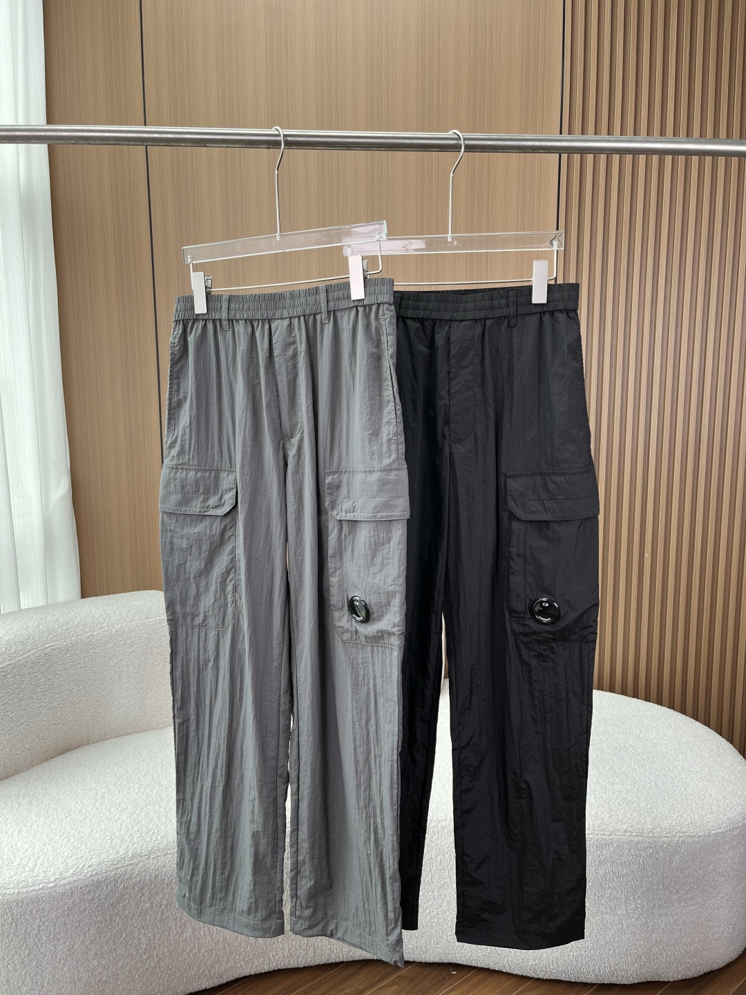 NO:832009,C.P. COMPANY nylon overalls, lightweight and quick-drying｜Functional pants that are a must-have for fashionistas!  Nylon overalls with pleated texture, the upper body directly reflects the street functional style, so light in summer that it feels like you are not wearing anything at all!  High-density nylon wrinkle-like fabric, you will know what 'light as a cicada's wings' means when you get it!  It has natural wrinkle texture, no need to take care of it, and it will look better with each passing day!  The fabric has built-in anti-wrinkle and water-repellent properties. It won’t cling to your legs when you sweat in the summer, and it won’t worry you when it rains. It can be used for daily commuting and outdoor travel!  Iconic Lens Lens Decoration The black acrylic lenses on the side pockets of the trouser legs are the soul logo of C.P.Company!  Highly transparent texture + clear brand lettering, low-key and recognizable, you can wear a trendy brand without a big logo!  YKK zipper + double pocket design. The side pockets use customized YKK zippers, which are smooth and not stuck. You can put your mobile phone and keys without fear of losing them!  Large front work bag + side zipper bag, double storage space, no need to carry a bag when going out, practicality can be filled directly!  Adjustable drawstring trouser legs. The trouser legs have a built-in hidden drawstring design, allowing you to switch between straight leg and leggings in one second!  The straight leg is casual and relaxed, and the leg tie is neat and functional. It looks great with sports shoes, sneakers, and Martin boots!  Elastic waistband + brand woven label. High-waisted elastic waistband, which does not tighten your belly, does not block your waist, and does not curl up when you sit for a long time!  The C.P.Company woven label on the back waist is full of details and the sense of quality is visible at a glance!  The slightly loose straight version doesn't pick up on leg shape. It can hide O-shaped legs, X-shaped legs, and thick legs, and the upper body becomes neat and long-legged in an instant!  There are two colors to choose from: premium gray/classic black. They are all versatile colors that are not picky. You can’t go wrong with it with your eyes closed!  Suitable for street fashion, daily commuting, and outdoor camping in multiple scenarios, one piece can cover your entire summer outfit!  ,,boots,sneakers,19860909C.P. COMPANY尼龙工装裤 轻量速干｜潮人必入的机能风神裤！ 自带褶皱肌理的尼龙工装裤,上身直接拿捏街头机能风,夏天穿轻到像没穿！ 高密尼龙皱感面料,拿到手就知道什么叫“轻如蝉翼”！ 自带天然褶皱肌理,不用刻意打理,越穿越有味道！ 面料自带抗皱、防泼水属性,夏天出汗不贴腿、遇小雨也不怕,日常通勤、户外出行都能打！ 标志性Lens 镜片装饰 裤腿侧袋的黑色亚克力镜片,是C.P.Company的灵魂标识！ 高透质感+清晰品牌刻字,低调又有辨识度,不用大logo也能穿出潮牌感！ YKK拉链+双口袋设计 侧袋采用定制YKK拉链,顺滑不卡顿,放手机、钥匙不怕掉！ 正面大工装袋+侧面拉链袋,双重收纳空间,出门不用带包,实用性直接拉满！ 可调节抽绳裤脚 裤脚自带隐藏抽绳设计,一秒切换直筒/束脚两种穿法！ 直筒穿随性松弛,束脚穿利落机能,搭配运动鞋、板鞋、马丁靴都超帅！ 弹力腰头+品牌织标 高腰弹力腰头,不勒肚子、不卡腰,久坐不卷边！后腰的C.P.Company织标,细节拉满,品质感一眼可见！ 微宽松直筒版型不挑腿型,O型腿、X型腿、腿粗都能藏住,上身秒变利落大长腿！ 两色可选高级灰/经典黑,都是不挑人的万能色,闭眼入都不会错！ 多场景适配街头潮搭、日常通勤、户外露营都能穿,一件承包你整个夏天的穿搭！,,boots,sneakers,,Women's clothing