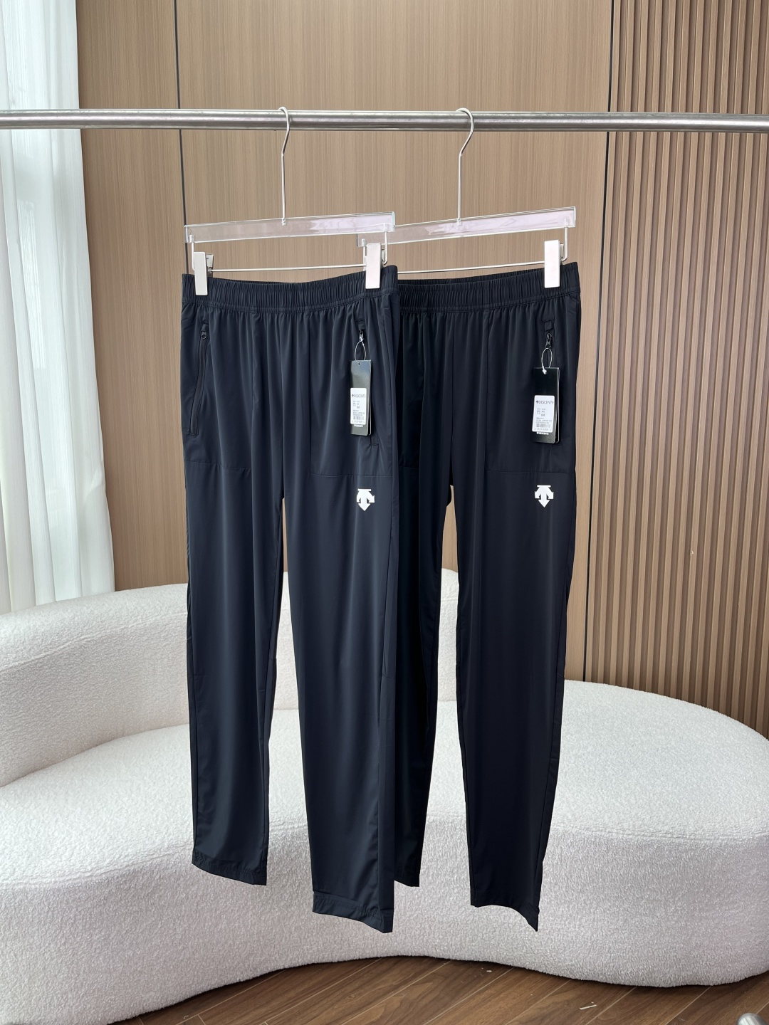 NO:832032,Descente ice silk quick-drying sweatpants!  [Ace icy fabric | No sweating in summer] 96 high elastic nylon + 4 spandex blend, you will know what 'ridiculously slippery' means when you get it!  It feels as silky as ice skin and has a built-in cooling buff. It doesn't stick to your legs or stick to your flesh when you sweat, and your legs will feel cold even if the wind blows over them!  Moreover, the fabric is slightly elastic, so it doesn’t tighten when squatting, running or jumping, so it can be worn by sports parties and commuting parties!  [Ecstasy in detail | Big-name workmanship] Customized YKK zipper pockets. The pockets on both sides are designed with invisible zippers. You can put your mobile phone and keys without fear of losing them. You can use it for sports or business trips with peace of mind!  The zipper is smooth and does not get stuck, and it closes tightly, and the details are fully zipped!  Three-dimensional tailoring + high-waisted elastic waistband. High-waisted elastic waistband, which does not tighten your belly or waist, and does not curl up when you sit for a long time!  The slightly tapered straight version is perfect for modifying the shape of your legs. It can hide O-shaped legs, X-shaped legs, and thick legs, and your upper body will become neat and long-legged in seconds!  Brand-level logo printing. The Descente signature arrow printing on the trouser legs adopts silicone printing technology. It will not peel off or crack after being worn for a long time. It is low-key and recognizable. It is not tacky for sports wear, but also stylish for daily wear!  Plain hemmed trouser legs: The trouser legs are flat hemmed, no curling, no rubbing on the feet, straight design without pleats, they look great with sports shoes and sneakers, no matter the shoe type!  ♂ Quick-drying and sweat-wicking for sports and fitness, running, playing ball, and yoga will not make you sweat. Pair it with T-shirts and Polo shirts for daily commuting. It is refreshing and non-greasy. Ice silk fabric is not stuffy and sticky for summer travel. It is comfortable to wear all day long when shopping and traveling. Sneakers, tees, t-shirts,19860909迪桑特冰丝速干运动裤！【王牌冰感面料｜夏天穿不闷汗】 96高弹锦纶+4氨纶混纺,拿到手就知道什么叫“滑到离谱”！ 摸上去像冰皮一样丝滑,自带凉感buff,出汗不粘腿、不贴肉,风吹过腿都是凉的！ 而且面料带微弹,蹲起不勒裆、跑跳不紧绷,运动党、通勤党都能穿！【细节控狂喜｜大牌级做工】 定制YKK拉链口袋 两侧口袋都做了隐形拉链设计,放手机、钥匙不怕掉,运动、出差都安心！拉链顺滑不卡顿,拉上严丝合缝,细节直接拉满！ 立体剪裁+高腰松紧腰头 高腰弹力腰头,不勒肚子、不卡腰,久坐不卷边！微锥形直筒版型,修饰腿型一绝,O型腿、X型腿、腿粗都能藏住,上身秒变利落大长腿！ 品牌级标识印花 裤腿的迪桑特标志性箭头印花,采用硅胶印花工艺,久穿久洗不掉胶、不开裂,低调又有辨识度,运动穿不土气,日常穿也很有型！ 平纹包边裤脚 裤脚做了平整包边处理,不卷边、不磨脚,直筒设计不堆褶,搭配运动鞋、板鞋都好看,不挑鞋型！ ♂ 运动健身速干排汗,跑步、打球、瑜伽都不闷汗  日常通勤搭配T恤、Polo衫,清爽利落不油腻  夏日出行冰丝面料不闷不粘,逛街、旅游穿一整天都舒服,,sneakers,tees，t-shirt,,Women's clothing