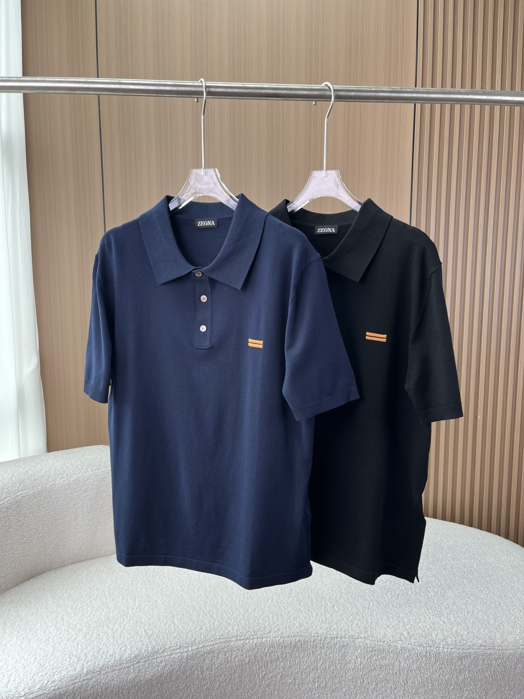 NO:831997,Old money style ceiling Zegna knitted short-sleeved Polo shirt!  Families!  Anyone who knows the old money style knows that the real sense of luxury is never created by logos!  This Zegna Zegna knitted Polo has 'low-key elegance' engraved in your bones!  Explode the benefits directly today, no need to worry!  ① Iconic parallel bar embroidery | Brand-level recognition The parallel bar embroidery on the chest is Zegna’s classic visual symbol!  We use high-density overlock embroidery technology. The stitches are so fine that there are no burrs when you zoom in. The caramel color contrasting design is low-key and recognizable. The texture looks high-end from a distance, and the details are amazing when you look up close!  ② Long-staple cotton knitted | 3 times softer than ordinary Polo. I’ll show you the label directly!  Imported long-staple cotton knitted fabric, not the hard pique cotton!  It feels as soft as clouds and has a cooling effect. It doesn't make you sweaty when you wear it in summer, and it doesn't feel prickly when worn next to you!  The delicate knitted texture is more textured than ordinary Polo, and the old money style is straight away!  ③ Customized shell buttons｜The neckline will not deform after long-term wear. The three customized shell buttons on the placket have a warm and moist luster. When buttoned up, you will look like a business elite. When you unbutton two of them, you will feel relaxed and casual!  The neckline is reinforced with high-density ribbing, which will not collapse after repeated machine washing. Say goodbye to the embarrassment of 'collapsing into an old man's shirt after wearing it twice'!  [Version & Design | Lazy style for those who don’t care about their body shape] The slightly loose straight fit doesn’t care about your body shape, it can hide your belly and hip width, and your upper body is a neat inverted triangle!  The side slit hem does not catch your waist or belly, and it will not run up when you sit. It is suitable for business offices and daily appointments!  Two colors are available: classic navy blue/pure black. They are both the natural colors of the old money style. You can’t go wrong with it with your eyes closed. It is a versatile and versatile style in the wardrobe!  ,,zegna,T-shirt,19860909老钱风天花板杰尼亚针织短袖Polo衫！ 家人们！懂老钱风的都知道,真正的高级感,从来不是logo堆出来的！ 这件杰尼亚同款针织Polo,把“低调贵气”刻进了骨子里！今天直接炸福利,手慢无！ ① 标志性双杠刺绣｜品牌级辨识度 胸口的双杠刺绣,是杰尼亚经典的视觉符号！ 我们用的是高密锁边刺绣工艺,针脚细密到放大看都没有毛边,焦糖色撞色设计,低调又自带辨识度,远看质感高级,近看细节封神！ ② 长绒棉针织｜比普通Polo软3倍 标签直接给你们看！进口长绒棉针织面料,不是那种硬邦邦的珠地棉！ 摸上去像云朵一样软,自带凉感,夏天穿不闷汗,贴身穿完全不扎！细腻的针织肌理,比普通Polo更有质感,老钱风那味儿直接拉满！ ③ 定制贝壳扣｜领口久穿不变形 门襟的三颗定制贝壳扣,自带温润光泽,扣上就是商务精英,解开两颗就是松弛的休闲感！ 领口做了高密度罗纹加固,反复机洗都不会塌,告别“穿两次就垮成老头衫”的尴尬！【版型&设计｜不挑身材的懒人款】 微宽松直筒版型不挑身材,肚子、胯宽都能藏住,上身就是利落的倒三角！ 侧开叉下摆不卡腰、不勒肚子,坐着也不会往上跑,商务办公、日常约会都得体！ 双色可选经典藏青/纯黑,都是老钱风的本命色,闭眼入都不会错,衣柜里的万能百搭款！,,zegna,T-shirt,,Women's clothing