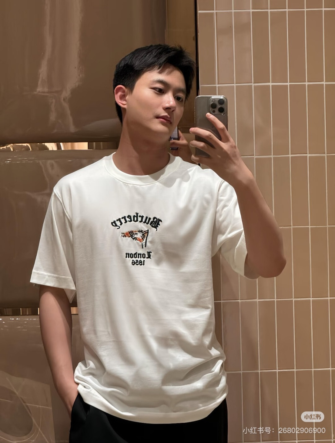 NO:846362,The silhouette is cut in a slightly loose and off-the-shoulder style, regardless of body shape or gender. Boys can wear it neatly and loosely, while girls can wear it in a lazy and casual way.19860909廓形剪裁微宽松落肩版型,不挑身材不挑性别,男生穿利落松弛,女生穿慵懒随性,,,Women's clothing